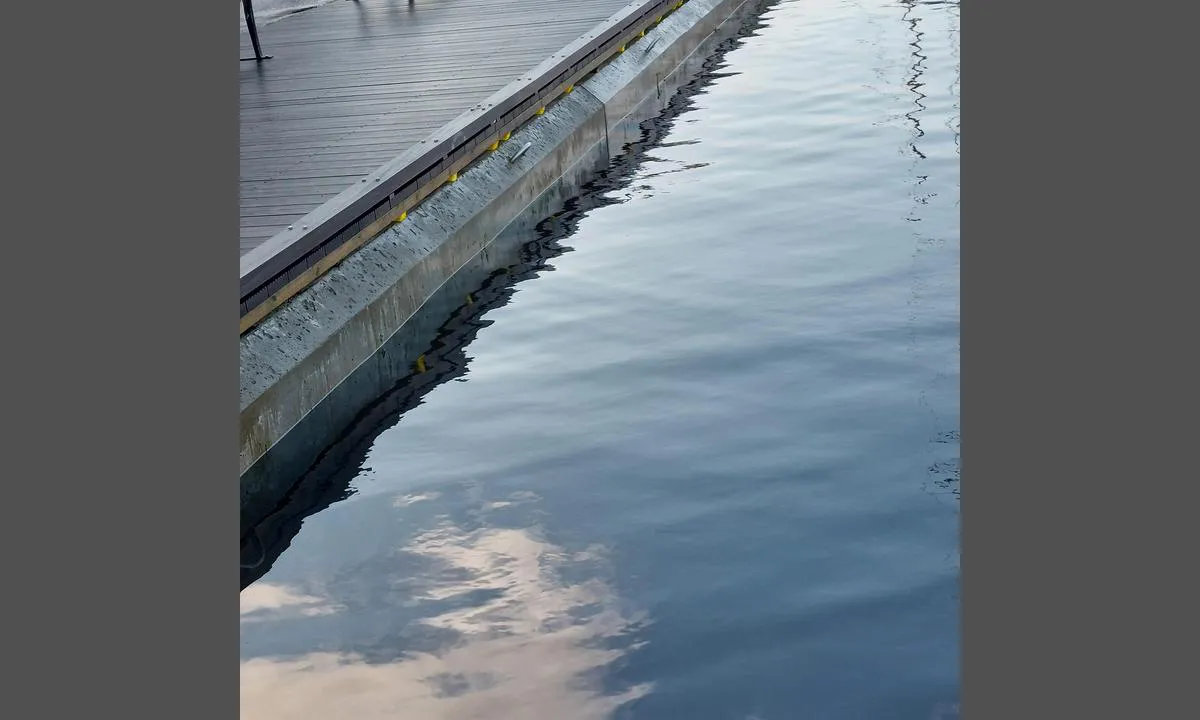 Torshavn: {"base": "en", "no": "Advarsel: Kaiplassen langs kaien b\u00f8r unng\u00e5s av st\u00f8rre enheter i tilfelle kuling. Kaim\u00e5lene er veldig lave, og det er stor risiko for at fenderne g\u00e5r over.<br />(Se ogs\u00e5 neste bilde)", "se": "Varning: f\u00f6rt\u00f6jning l\u00e4ngs kajen b\u00f6r undvikas av st\u00f6rre enheter vid storm.\nH\u00f6jden p\u00e5 kajen \u00e4r mycket l\u00e5g och det finns en stor risk att fendrarna g\u00e5r \u00f6ver.\n(Se \u00e4ven n\u00e4sta bild)", "en": "Warning: the berth along the quay should be avoided by larger units in case of gale.\r\nThe eight of the quay is very low and there is a high risk that the fender go over.\r\n(See also next picture)", "da": "Advarsel: Pladsen langs kajen b\u00f8r undg\u00e5s af st\u00f8rre enheder i tilf\u00e6lde af storm.<br>H\u00f8jden p\u00e5 kajen er meget lav, og der er h\u00f8j risiko for, at fenderne g\u00e5r over.<br>(Se ogs\u00e5 n\u00e6ste billede)", "fr": "Attention : la place le long du quai doit \u00eatre \u00e9vit\u00e9e par les unit\u00e9s plus grandes en cas de coup de vent. La hauteur du quai est tr\u00e8s basse et il y a un grand risque que la d\u00e9fense passe par-dessus. (Voir aussi la prochaine image)", "de": "Warnung: Der Liegeplatz entlang der Kaimauer sollte von gr\u00f6\u00dferen Einheiten bei Sturm gemieden werden. Die H\u00f6he der Kaimauer ist sehr niedrig und es besteht ein hohes Risiko, dass die Fender dar\u00fcber hinweggehen.<br/> (Siehe auch n\u00e4chstes Bild)", "es": "Advertencia: los muelles a lo largo del embarcadero deben ser evitados por unidades m\u00e1s grandes en caso de temporal. La altura del muelle es muy baja y existe un alto riesgo de que la defensa se eleve. (V\u00e9ase tambi\u00e9n la siguiente imagen)", "it": "Avvertenza: l'ormeggio lungo il molo dovrebbe essere evitato da unit\u00e0 pi\u00f9 grandi in caso di burrasca.<br> L'altezza del molo \u00e8 molto bassa e c'\u00e8 un alto rischio che i parabordi si sollevino.<br> (Vedi anche la prossima immagine)", "pt": "Aviso: o cais ao longo do molhe deve ser evitado por unidades maiores em caso de vendaval. A altura do molhe \u00e9 muito baixa e h\u00e1 um alto risco de a defensora passar por cima. (Veja tamb\u00e9m a pr\u00f3xima imagem)", "nl": "Waarschuwing: de aanlegplaats langs de kade moet door grotere eenheden worden vermeden in geval van storm. De hoogte van de kade is erg laag en er is een hoog risico dat de stootwil eroverheen gaat. (Zie ook volgende afbeelding)", "pl": "Uwaga: przy kei nale\u017cy unika\u0107 postoju wi\u0119kszymi jednostkami w przypadku sztormu. Wysoko\u015b\u0107 kei jest bardzo niska i istnieje du\u017ce ryzyko, \u017ce odbojnik przeskoczy. (Zobacz tak\u017ce nast\u0119pne zdj\u0119cie)", "uk": "\u041f\u043e\u043f\u0435\u0440\u0435\u0434\u0436\u0435\u043d\u043d\u044f: \u043f\u0440\u0438\u0447\u0430\u043b \u0432\u0437\u0434\u043e\u0432\u0436 \u043d\u0430\u0431\u0435\u0440\u0435\u0436\u043d\u043e\u0457 \u0441\u043b\u0456\u0434 \u0443\u043d\u0438\u043a\u0430\u0442\u0438 \u0432\u0435\u043b\u0438\u043a\u0438\u043c \u0441\u0443\u0434\u043d\u0430\u043c \u0443 \u0440\u0430\u0437\u0456 \u0448\u0442\u043e\u0440\u043c\u0443.<br> \u0412\u0438\u0441\u043e\u0442\u0430 \u043d\u0430\u0431\u0435\u0440\u0435\u0436\u043d\u043e\u0457 \u0434\u0443\u0436\u0435 \u043d\u0438\u0437\u044c\u043a\u0430, \u0456 \u0454 \u0432\u0438\u0441\u043e\u043a\u0438\u0439 \u0440\u0438\u0437\u0438\u043a, \u0449\u043e \u0444\u0435\u043d\u0434\u0435\u0440\u0430 \u043c\u043e\u0436\u0443\u0442\u044c \u0437\u0456\u0439\u0442\u0438.<br> (\u0414\u0438\u0432\u0456\u0442\u044c\u0441\u044f \u0442\u0430\u043a\u043e\u0436 \u043d\u0430\u0441\u0442\u0443\u043f\u043d\u0435 \u0444\u043e\u0442\u043e)", "ro": "Avertizare: acostarea de-a lungul cheului ar trebui evitat\u0103 de unit\u0103\u021bile mai mari \u00een caz de furtun\u0103. \u00cen\u0103l\u021bimea cheului este foarte mic\u0103 \u0219i exist\u0103 un risc ridicat ca parama s\u0103 treac\u0103 peste. (Vezi \u0219i urm\u0103toarea imagine)", "tr": "<b>Uyar\u0131:</b> R\u0131ht\u0131m boyunca yana\u015fmak, f\u0131rt\u0131na durumunda b\u00fcy\u00fck \u00fcniteler taraf\u0131ndan ka\u00e7\u0131n\u0131lmal\u0131d\u0131r.<br /> <br /> R\u0131ht\u0131m\u0131n y\u00fcksekli\u011fi \u00e7ok d\u00fc\u015f\u00fckt\u00fcr ve <br /> <br /> </ br > tamponun a\u015faca\u011f\u0131 y\u00fcksek bir risk vard\u0131r.<br /> (Ayr\u0131ca bir sonraki resme bak\u0131n\u0131z)", "el": "<b>\u03a0\u03c1\u03bf\u03b5\u03b9\u03b4\u03bf\u03c0\u03bf\u03af\u03b7\u03c3\u03b7:</b> \u0397 \u03c0\u03c1\u03cc\u03c3\u03b4\u03b5\u03c3\u03b7 \u03ba\u03b1\u03c4\u03ac \u03bc\u03ae\u03ba\u03bf\u03c2 \u03c4\u03bf\u03c5 \u03bc\u03cc\u03bb\u03bf\u03c5 \u03c0\u03c1\u03ad\u03c0\u03b5\u03b9 \u03bd\u03b1 \u03b1\u03c0\u03bf\u03c6\u03b5\u03cd\u03b3\u03b5\u03c4\u03b1\u03b9 \u03b1\u03c0\u03cc \u03bc\u03b5\u03b3\u03b1\u03bb\u03cd\u03c4\u03b5\u03c1\u03b1 \u03c3\u03ba\u03ac\u03c6\u03b7 \u03c3\u03b5 \u03c0\u03b5\u03c1\u03af\u03c0\u03c4\u03c9\u03c3\u03b7 \u03b8\u03cd\u03b5\u03bb\u03bb\u03b1\u03c2. \u03a4\u03bf \u03cd\u03c8\u03bf\u03c2 \u03c4\u03bf\u03c5 \u03bc\u03cc\u03bb\u03bf\u03c5 \u03b5\u03af\u03bd\u03b1\u03b9 \u03c0\u03bf\u03bb\u03cd \u03c7\u03b1\u03bc\u03b7\u03bb\u03cc \u03ba\u03b1\u03b9 \u03c5\u03c0\u03ac\u03c1\u03c7\u03b5\u03b9 \u03c5\u03c8\u03b7\u03bb\u03cc\u03c2 \u03ba\u03af\u03bd\u03b4\u03c5\u03bd\u03bf\u03c2 \u03c4\u03b1 \u03c0\u03c1\u03bf\u03c3\u03c4\u03b1\u03c4\u03b5\u03c5\u03c4\u03b9\u03ba\u03ac \u03bd\u03b1 \u03be\u03b5\u03c0\u03b5\u03c1\u03b1\u03c3\u03c4\u03bf\u03cd\u03bd. (\u0394\u03b5\u03af\u03c4\u03b5 \u03b5\u03c0\u03af\u03c3\u03b7\u03c2 \u03c4\u03b7\u03bd \u03b5\u03c0\u03cc\u03bc\u03b5\u03bd\u03b7 \u03b5\u03b9\u03ba\u03cc\u03bd\u03b1)", "cs": "Varov\u00e1n\u00ed: St\u00e1n\u00ed u n\u00e1b\u0159e\u017e\u00ed by m\u011blo b\u00fdt v\u011bt\u0161\u00edmi jednotkami za bou\u0159liv\u00e9ho v\u011btru vyhnuto. V\u00fd\u0161ka n\u00e1b\u0159e\u017e\u00ed je velmi n\u00edzk\u00e1 a existuje vysok\u00e9 riziko, \u017ee fendry p\u0159ejdou p\u0159es n\u00e1b\u0159e\u017e\u00ed. (Viz tak\u00e9 n\u00e1sleduj\u00edc\u00ed obr\u00e1zek)", "hu": "Figyelem: a rakpart menti kik\u00f6t\u0151helyet el kell ker\u00fclni nagyobb egys\u00e9gek eset\u00e9n viharos sz\u00e9l eset\u00e9n. A rakpart magass\u00e1ga nagyon alacsony, \u00e9s nagy a kock\u00e1zata annak, hogy az \u00fctk\u00f6z\u0151 \u00e1tmegy rajta. (L\u00e1sd a k\u00f6vetkez\u0151 k\u00e9pet is)", "fi": "Varoitus: suurempien yksik\u00f6iden tulisi v\u00e4ltt\u00e4\u00e4 laituripaikkaa laituriin kovalla tuulella. Laiturin korkeus on eritt\u00e4in matala ja on suuri riski, ett\u00e4 t\u00f6rm\u00e4yspehmuste menee yli. (Katso my\u00f6s seuraava kuva)", "bg": "\u041f\u0440\u0435\u0434\u0443\u043f\u0440\u0435\u0436\u0434\u0435\u043d\u0438\u0435: \u0430\u043a\u043e\u0441\u0442\u0438\u0440\u0430\u043d\u0435\u0442\u043e \u043d\u0430 \u043f\u043e-\u0433\u043e\u043b\u0435\u043c\u0438 \u043f\u043b\u0430\u0432\u0430\u0442\u0435\u043b\u043d\u0438 \u0441\u0440\u0435\u0434\u0441\u0442\u0432\u0430 \u043f\u043e \u043f\u0440\u043e\u0442\u0435\u0436\u0435\u043d\u0438\u0435 \u043d\u0430 \u043a\u0435\u044f \u0442\u0440\u044f\u0431\u0432\u0430 \u0434\u0430 \u0441\u0435 \u0438\u0437\u0431\u044f\u0433\u0432\u0430 \u043f\u0440\u0438 \u0431\u0443\u0440\u0435\u043d \u0432\u044f\u0442\u044a\u0440.<br>\u0412\u0438\u0441\u043e\u0447\u0438\u043d\u0430\u0442\u0430 \u043d\u0430 \u043a\u0435\u044f \u0435 \u043c\u043d\u043e\u0433\u043e \u043d\u0438\u0441\u043a\u0430 \u0438 \u0438\u043c\u0430 \u0432\u0438\u0441\u043e\u043a \u0440\u0438\u0441\u043a \u043a\u0430\u043b\u043d\u0438\u0446\u0438\u0442\u0435 \u0434\u0430 \u0441\u0435 \u043a\u0430\u0447\u0430\u0442 \u043d\u0430\u0434 \u043d\u0435\u0433\u043e.<br>(\u0412\u0438\u0436\u0442\u0435 \u0441\u044a\u0449\u043e \u0441\u043b\u0435\u0434\u0432\u0430\u0449\u0430\u0442\u0430 \u0441\u043d\u0438\u043c\u043a\u0430)", "sr": "Upozorenje: privez uz kej treba izbegavati ve\u0107e jedinice u slu\u010daju oluje. Visina keja je veoma niska i postoji visoki rizik da fender pre\u0111e preko. <br> (Pogledajte tako\u0111e slede\u0107u sliku)", "et": "Hoiatus: suurtemate alustega tuleks piki kail asuvat sildumiskohta v\u00e4ltida tormi korral. Kaila k\u00f5rgus on v\u00e4ga madal ja on suur oht, et kaitserauad l\u00e4hevad \u00fcle parda. (Vaata ka j\u00e4rgmist pilti)", "lv": "Br\u012bdin\u0101jums: stipra v\u0113ja gad\u012bjum\u0101 liel\u0101k\u0101m vien\u012bb\u0101m vajadz\u0113tu izvair\u012bties no st\u0101v\u0113\u0161anas gar krasta l\u012bniju. Atbalsta platformas augstums ir \u013coti zems un past\u0101v liels risks, ka atdal\u012bt\u0101jelements var p\u0101rlekt p\u0101ri. (Skat\u012bt ar\u012b n\u0101kamo att\u0113lu)", "lt": "\u012esp\u0117jimas: didesniems vienetams esant \u0161kvalui reik\u0117t\u0173 vengti \u0161vartavimosi prie krantin\u0117s.<br> Krantin\u0117s auk\u0161tis yra labai \u017eemas ir yra didel\u0117 rizika, kad buferis u\u017elips.<br> (<i>Taip pat \u017ei\u016br\u0117kite kit\u0105 nuotrauk\u0105</i>)"}