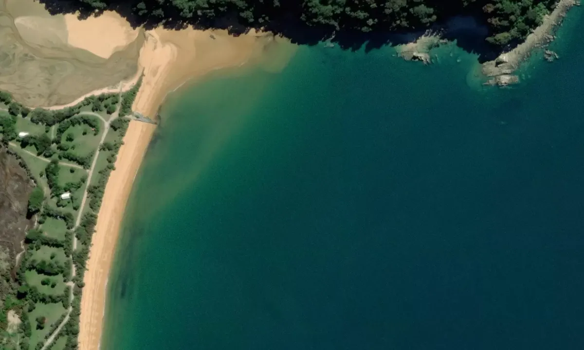 Flyfoto av Totaranui Bay