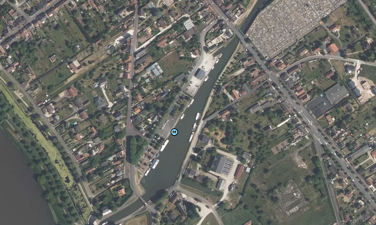 Satelite image of Town Quay Briare