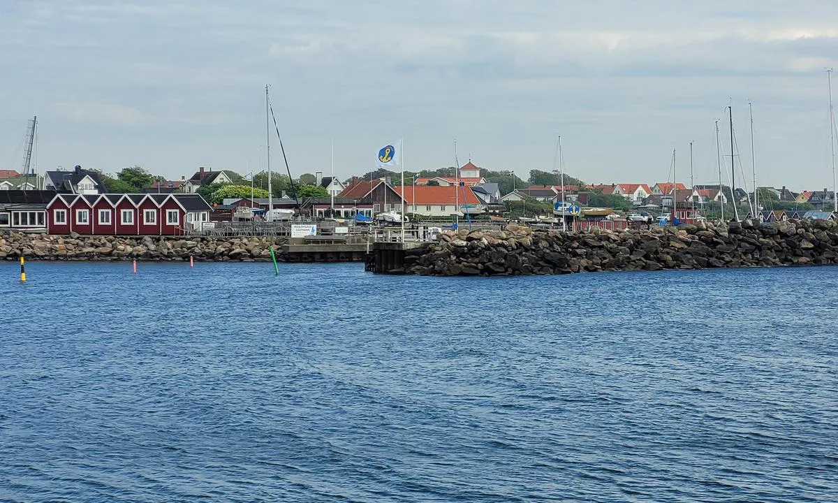Träslövsläge: {"base": "de", "no": "Utsikt fra den indre havnen mot b\u00f8yemerking ved innseilingen til sm\u00e5b\u00e5thavnen.", "se": "Utsikt fr\u00e5n f\u00f6rhamnen p\u00e5 bojarna vid infarten till sm\u00e5b\u00e5tshamnen.", "en": "View from the outer harbor of the buoyage at the entrance to the marina.", "da": "Udsigt fra forhavnen til afm\u00e6rkningen ved indsejlingen til lystb\u00e5dehavnen.", "fr": "Vue du port avant sur le balisage de l'entr\u00e9e du port de plaisance.", "de": "Blick vom Vorderhafen auf die Betonnung der Einfahrt zum Sportboothafen.", "es": "Vista desde el puerto exterior hacia el balizamiento de la entrada al puerto deportivo.", "it": "Vista dal porto esterno sulla segnalazione dell'ingresso del porto turistico.", "pt": "Vista do porto frontal para a balizagem da entrada para o porto de iates.", "nl": "Uitzicht van de voorhaven op de betonning van de ingang naar de jachthaven.", "pl": "Widok z przedniego portu na oznakowanie wej\u015bcia do sportowego portu jachtowego.", "uk": "\u0412\u0438\u0434 \u0437 \u043f\u0435\u0440\u0435\u0434\u043d\u044c\u043e\u0433\u043e \u043f\u043e\u0440\u0442\u0443 \u043d\u0430 \u043c\u0430\u0440\u043a\u0443\u0432\u0430\u043d\u043d\u044f \u0432\u0445\u043e\u0434\u0443 \u0434\u043e \u043f\u043e\u0440\u0442\u0443 \u0434\u043b\u044f \u0441\u043f\u043e\u0440\u0442\u0438\u0432\u043d\u0438\u0445 \u0447\u043e\u0432\u043d\u0456\u0432.", "ro": "Vedere din portul exterior spre balizajul intr\u0103rii \u00een portul de agrement.", "tr": "\u00d6n limandan spor bot liman\u0131na giri\u015fin i\u015faret \u015famand\u0131ralar\u0131na bak\u0131\u015f.", "el": "\u0398\u03ad\u03b1 \u03b1\u03c0\u03cc \u03c4\u03bf \u03c0\u03c1\u03cc\u03b4\u03c1\u03bf\u03bc\u03bf \u03bb\u03b9\u03bc\u03ac\u03bd\u03b9 \u03c0\u03c1\u03bf\u03c2 \u03c4\u03b7\u03bd \u03c3\u03b7\u03bc\u03b1\u03b4\u03bf\u03cd\u03c1\u03b1 \u03c4\u03b7\u03c2 \u03b5\u03b9\u03c3\u03cc\u03b4\u03bf\u03c5 \u03c3\u03c4\u03bf \u03b1\u03b8\u03bb\u03b7\u03c4\u03b9\u03ba\u03cc \u03bb\u03b9\u03bc\u03ac\u03bd\u03b9.", "cs": "Pohled z p\u0159edn\u00edho p\u0159\u00edstavu na boje u vjezdu do p\u0159\u00edstavu pro sportovn\u00ed lod\u011b.", "hu": "Kil\u00e1t\u00e1s az el\u0151kik\u00f6t\u0151b\u0151l a sportkik\u00f6t\u0151 bej\u00e1rat\u00e1nak b\u00f3j\u00e1ira.", "fi": "N\u00e4kym\u00e4 etusatamasta urheilusataman sis\u00e4\u00e4nk\u00e4ynnin poijuun.", "bg": "\u041f\u043e\u0433\u043b\u0435\u0434 \u043e\u0442 \u043f\u0440\u0435\u0434\u043d\u043e\u0442\u043e \u043f\u0440\u0438\u0441\u0442\u0430\u043d\u0438\u0449\u0435 \u043a\u044a\u043c \u0441\u0438\u0433\u043d\u0430\u043b\u0438\u0437\u0430\u0446\u0438\u044f\u0442\u0430 \u043d\u0430 \u0432\u0445\u043e\u0434\u0430 \u043d\u0430 \u0441\u043f\u043e\u0440\u0442\u043d\u043e\u0442\u043e \u043f\u0440\u0438\u0441\u0442\u0430\u043d\u0438\u0449\u0435.", "sr": "Pogled sa prednje luke na obilje\u017eavanje ulaza u luku za sportske \u010damce.", "et": "Vaade ees-sadamalt spordipaadisadama sissep\u00e4\u00e4su poi m\u00e4rgistusele.", "lv": "Skats no priek\u0161ostas uz sporta jahtu ostas ieejas boju mar\u0137\u0113jumu.", "lt": "Vaizdas i\u0161 priekinio uosto \u012f \u012f\u0117jimo prie sportini\u0173 laiv\u0173 uosto boj\u0173 \u017eenklus."}