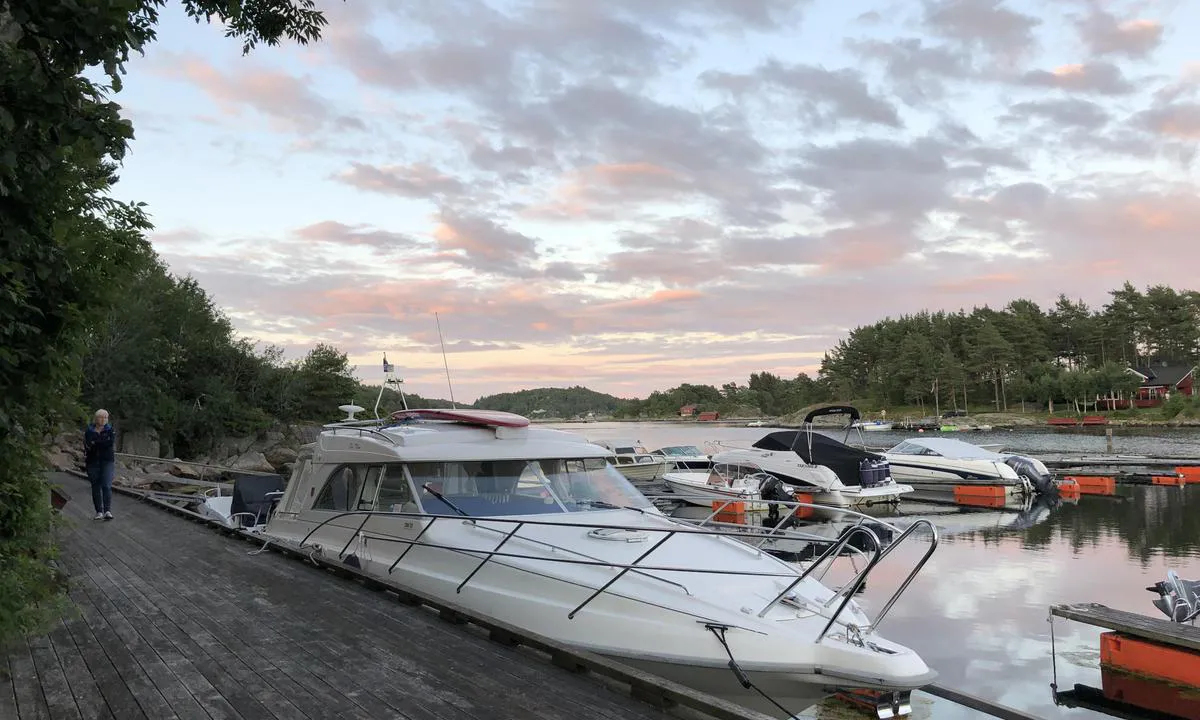 Tregde Marina: Ligger her ved trappa som går opp til overgangen over veien.
Toalett- og dusjanlegg oppe i parkeringshuset.