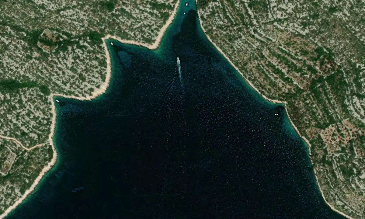 Flyfoto av Triluke Bay