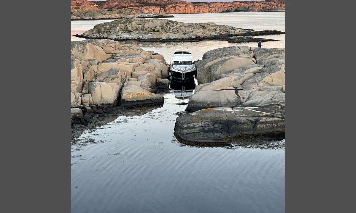 Enkeltplass/uthavnsbås helt sørvest på Trinisla. God dybde. Bolter.