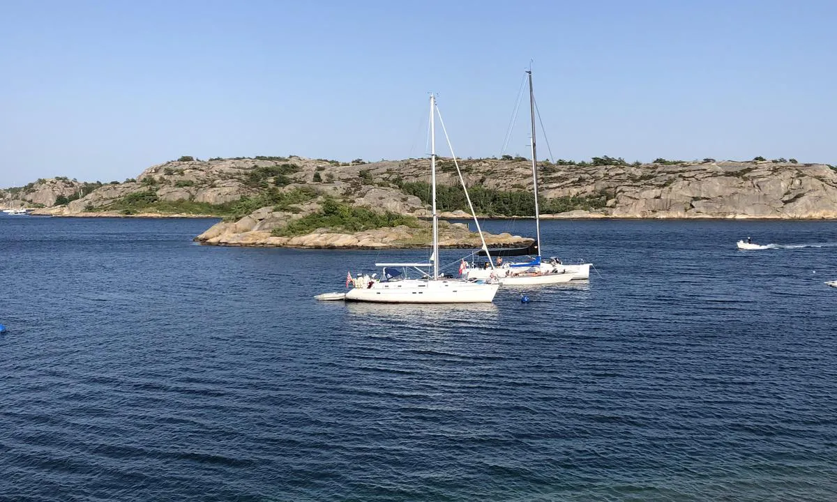 Rett innenfor den lille holmen nordøst på Trossö er det en bøye fra SXK og god plass for mange båter på svai.