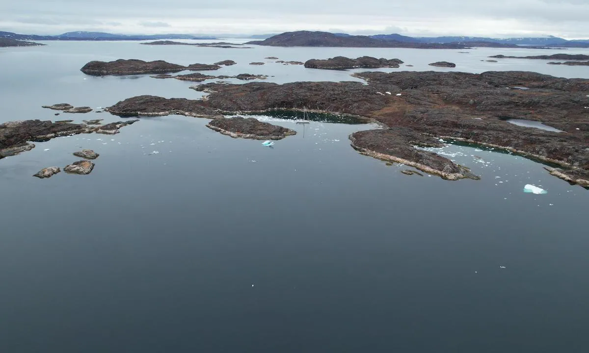 Tunulliatsiaap Nunaa: Attention à la petite baie de l’est : elle est dangereuse. 
Les mouillages du milieu et de l’ouest sont praticables.