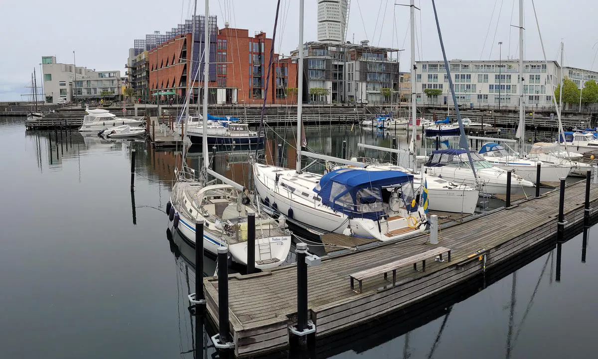Turbinhamnen Gästhamn - Västra Hamnen Malmö: {"base": "de", "no": "Utsikt over innseilingen (til venstre) og b\u00e5tplasser.", "se": "<p>Utsikt \u00f6ver infarten (v\u00e4nster) och f\u00f6rt\u00f6jningsplatser.</p>", "en": "View of the entrance (left) and berths.", "da": "Udsigt over indsejlingen (til venstre) og liggepladserne.", "fr": "Vue sur l'entr\u00e9e (\u00e0 gauche) et les postes d'amarrage.", "de": "Blick auf die Einfahrt (links) und Liegepl\u00e4tze.", "es": "Vista de la entrada (izquierda) y los puntos de amarre.", "it": "Vista sull'ingresso (a sinistra) e sugli ormeggi.", "pt": "Vista da entrada (\u00e0 esquerda) e dos pontos de ancoragem.", "nl": "Uitzicht op de ingang (links) en ligplaatsen.", "pl": "Widok na wej\u015bcie (z lewej) i miejsca do cumowania.", "uk": "\u0412\u0438\u0434 \u043d\u0430 \u0432\u0445\u0456\u0434 (\u043b\u0456\u0432\u043e\u0440\u0443\u0447) \u0456 \u043f\u0440\u0438\u0447\u0430\u043b\u0438.", "ro": "Priveli\u0219te asupra intr\u0103rii (st\u00e2nga) \u0219i locurilor de acostare.", "tr": "Giri\u015f (sol) ve yatma yerlerine bak\u0131\u015f.", "el": "\u0398\u03ad\u03b1 \u03c3\u03c4\u03b7\u03bd \u03b5\u03af\u03c3\u03bf\u03b4\u03bf (\u03b1\u03c1\u03b9\u03c3\u03c4\u03b5\u03c1\u03ac) \u03ba\u03b1\u03b9 \u03b8\u03ad\u03c3\u03b5\u03b9\u03c2 \u03b5\u03bb\u03bb\u03b9\u03bc\u03b5\u03bd\u03b9\u03c3\u03bc\u03bf\u03cd.", "cs": "Pohled na vjezd (vlevo) a kotvi\u0161t\u011b.", "hu": "Kil\u00e1t\u00e1s a bej\u00e1ratra (balra) \u00e9s a kik\u00f6t\u0151helyekre.", "fi": "N\u00e4kym\u00e4 sis\u00e4\u00e4nk\u00e4ynnille (vasemmalle) ja laituripaikoille.", "bg": "\u0418\u0437\u0433\u043b\u0435\u0434 \u043a\u044a\u043c \u0432\u0445\u043e\u0434\u0430 (\u0432\u043b\u044f\u0432\u043e) \u0438 \u043c\u0435\u0441\u0442\u0430\u0442\u0430 \u0437\u0430 \u043f\u0440\u0435\u0441\u0442\u043e\u0439.", "sr": "Pogled na ulaz (levo) i vezove.", "et": "Vaade sisses\u00f5idule (vasakul) ja kai kohtadele.", "lv": "Skats uz ieeju (pa kreisi) un piest\u0101tn\u0113m.", "lt": "Vaizdas \u012f \u012fplaukim\u0105 (kair\u0117je) ir stov\u0117jimo vietas."}