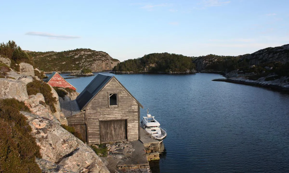 Turøy Kobbeviken: Noen private sjøboder og kaier i området.