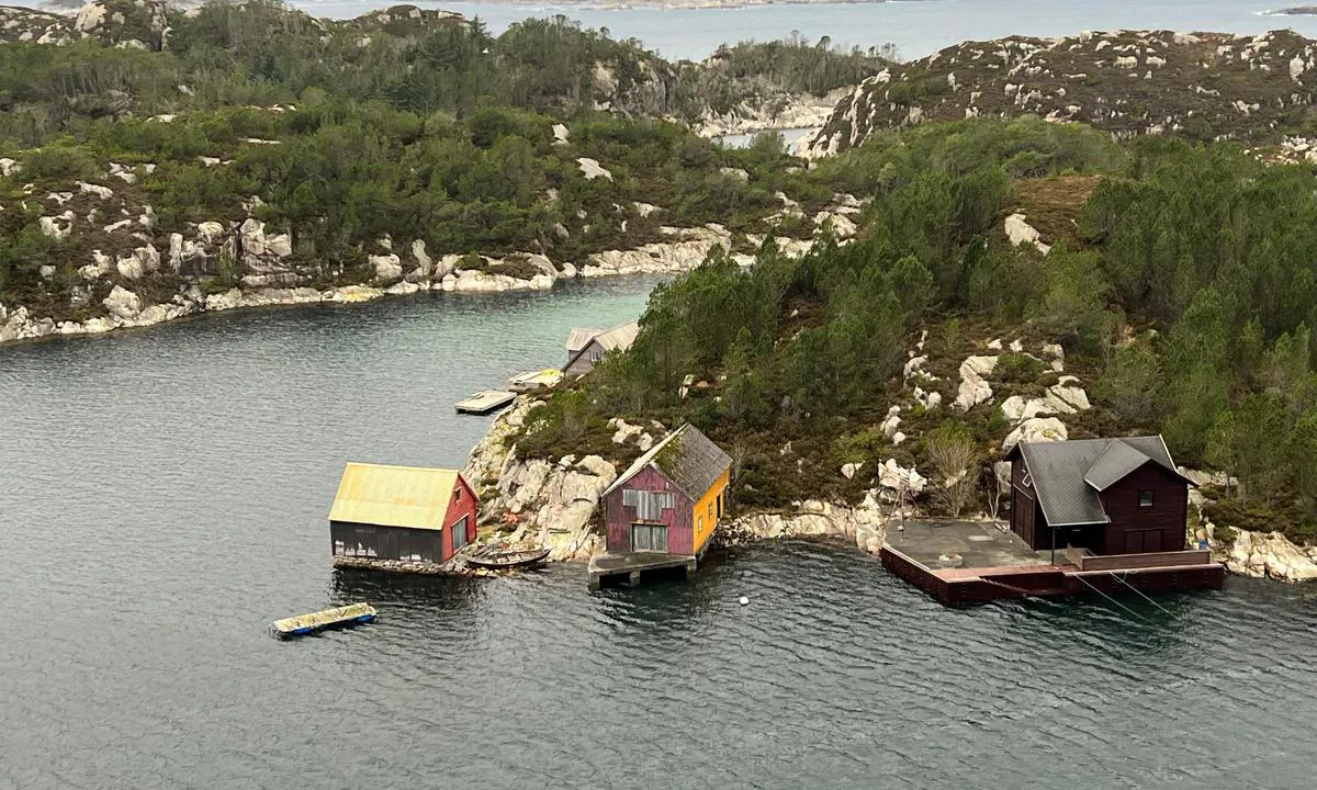 Turøy Kobbeviken: Kobbeviken. Det er flere steder å fortøye med dregg og tau i land, event på svai noen steder. Det er også mulig å ligge longside langs fjellet bak sjøboden til venstre.