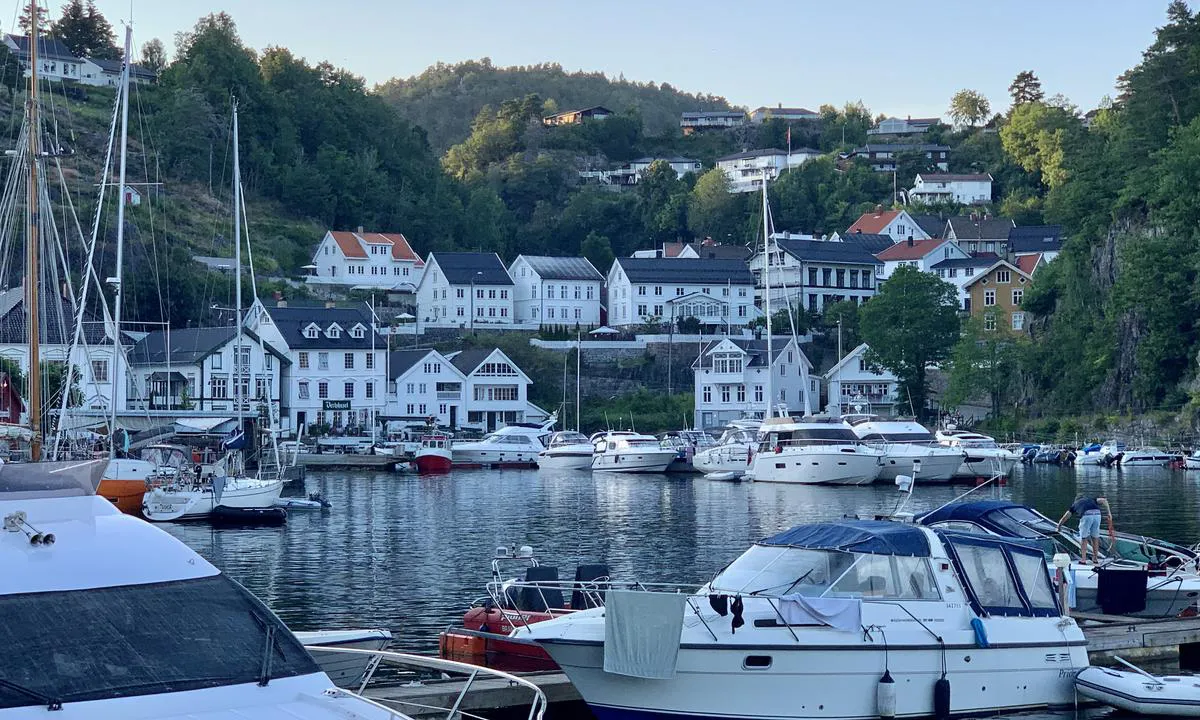 Tvedestrand Gjestehavn: Indre del av gjestehavna i bakgrunnen. Nordre flytebrygge foran.