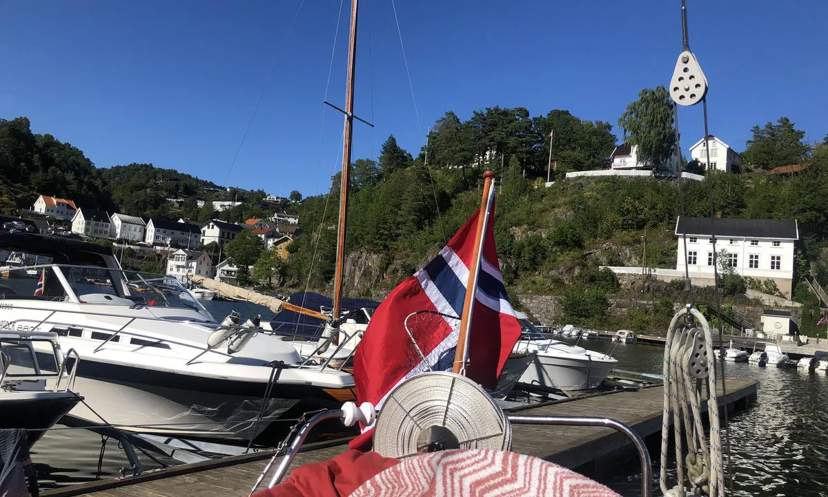 Tvedestrand Gjestehavn: Langside på flytebrygge