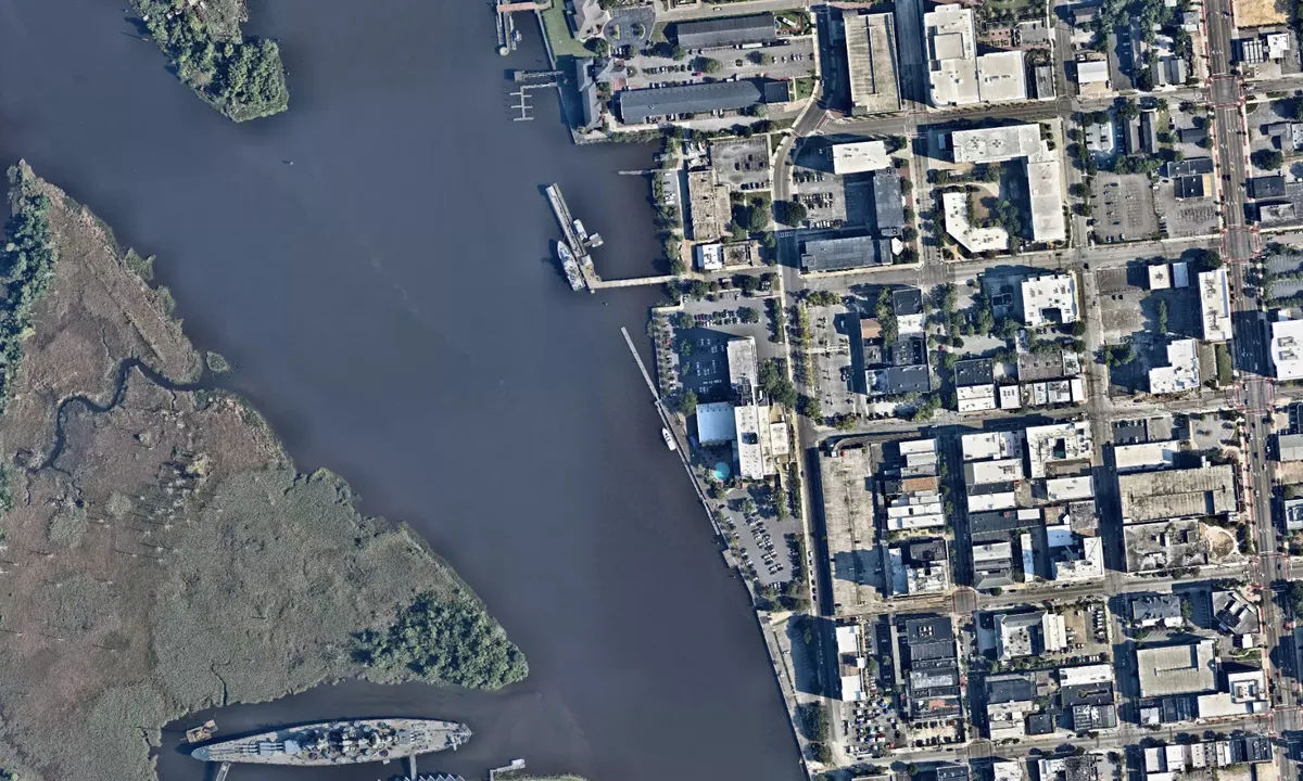 Hotel Ballast: Flyfoto av Two Free floating day docks no Overnight