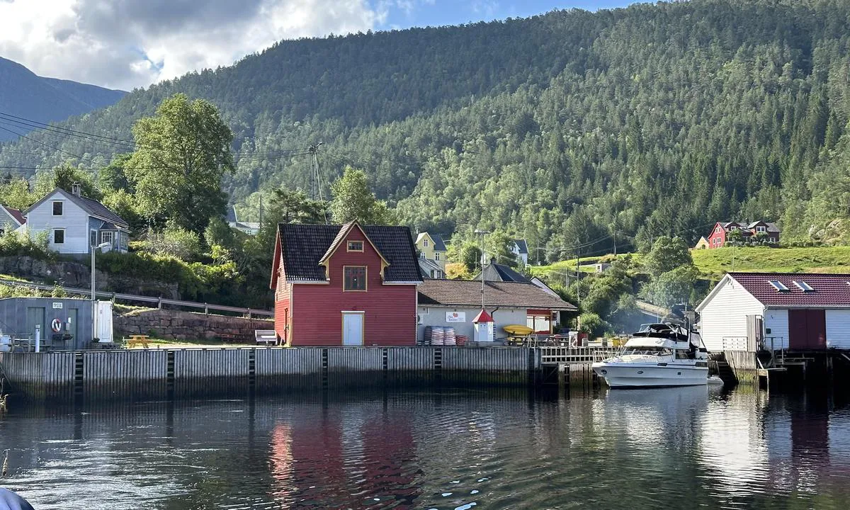 Tysse dampskipskai - Tyssebotnen: {"base": "no", "no": "En koselig plass", "se": "En mysig plats", "en": "A cozy place", "da": "En hyggelig plads"}