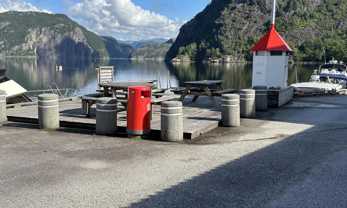 Tysse dampskipskai - Tyssebotnen: {"base": "no", "no": "Sitteplasser p\u00e5 kaien", "se": "Sittplatser p\u00e5 kajen", "en": "Seating on the quay", "da": "Siddepladser p\u00e5 kajen"}