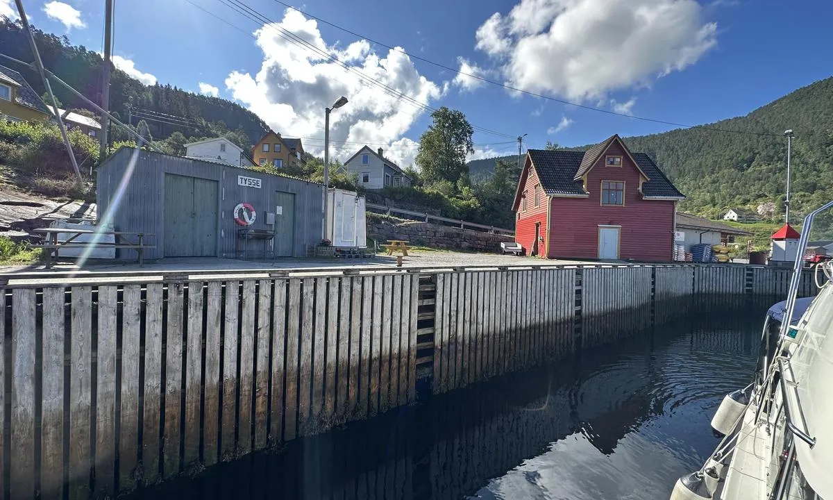 {"base": "et", "no": "Tysse brygge, trebrygge.", "se": "Tysse kaj, tre kajer.", "en": "Tysse quay, dry dock.", "da": "Tysse kaj, tre kaj.", "fr": "Quais Tysse, trois quais.", "de": "Tysse Kai, Drei Kais.", "es": "Muelle de Tysse, tres muelles.", "it": "Molo Tysse, molo di traino.", "pt": "Cais Tysse, tr\u00eas cais.", "nl": "Tysse steiger, havensteiger.", "pl": "Nabrze\u017ce Tysse, trzy nabrze\u017ca.", "uk": "\u041f\u0440\u0438\u0447\u0430\u043b \u0422\u0438\u0441\u0441\u0435, \u0442\u0440\u0438 \u043f\u0440\u0438\u0447\u0430\u043b\u0438.", "ro": "Cheiul Tysse, trei cheiuri.", "tr": "Tysse r\u0131ht\u0131m\u0131, \u00fc\u00e7 iskele.", "el": "\u03a4\u03c5\u03c2\u03ad \u03ba\u03b1\u03b9, \u03c4\u03c1\u03ad\u03ba\u03b1\u03b9.", "cs": "Tysse molo, t\u0159i mola.", "hu": "Tysse rakpart, h\u00e1rom rakpart.", "fi": "Tysse laituri, vetolaituri.", "bg": "\u041a\u0435\u0439 \u0422\u044e\u0441\u0435, \u0442\u0440\u0438 \u043f\u0440\u0438\u0441\u0442\u0430\u043d\u0438.", "sr": "\u0422\u0438\u0441\u0435 \u043f\u0440\u0438\u0441\u0442\u0430\u043d\u0438\u0448\u0442\u0435, \u0442\u0440\u0438 \u043f\u0440\u0438\u0441\u0442\u0430\u043d\u0438\u0448\u0442\u0430.", "et": "Tysse kai, trekai.", "lv": "Tysse piest\u0101tne, vilces piest\u0101tne.", "lt": "Tysse krantin\u0117, prieplaukos."}