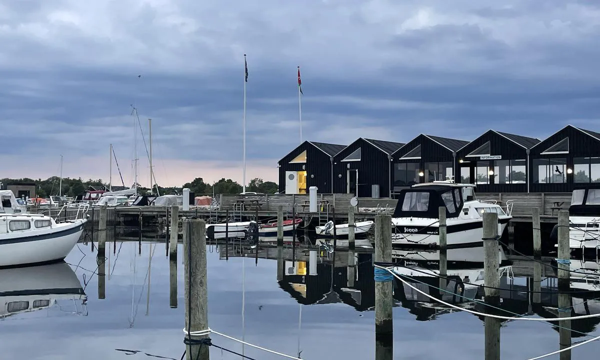 Udbyhøj Lystbådehavn: {"base": "se", "no": "Toaletter, dusj, havnekontor m.m.", "se": "Toaletter, dusch, hamnkontor m.m.", "en": "Toilets, shower, harbour office, etc.", "da": "Toiletter, bruser, havnekontor m.m."}