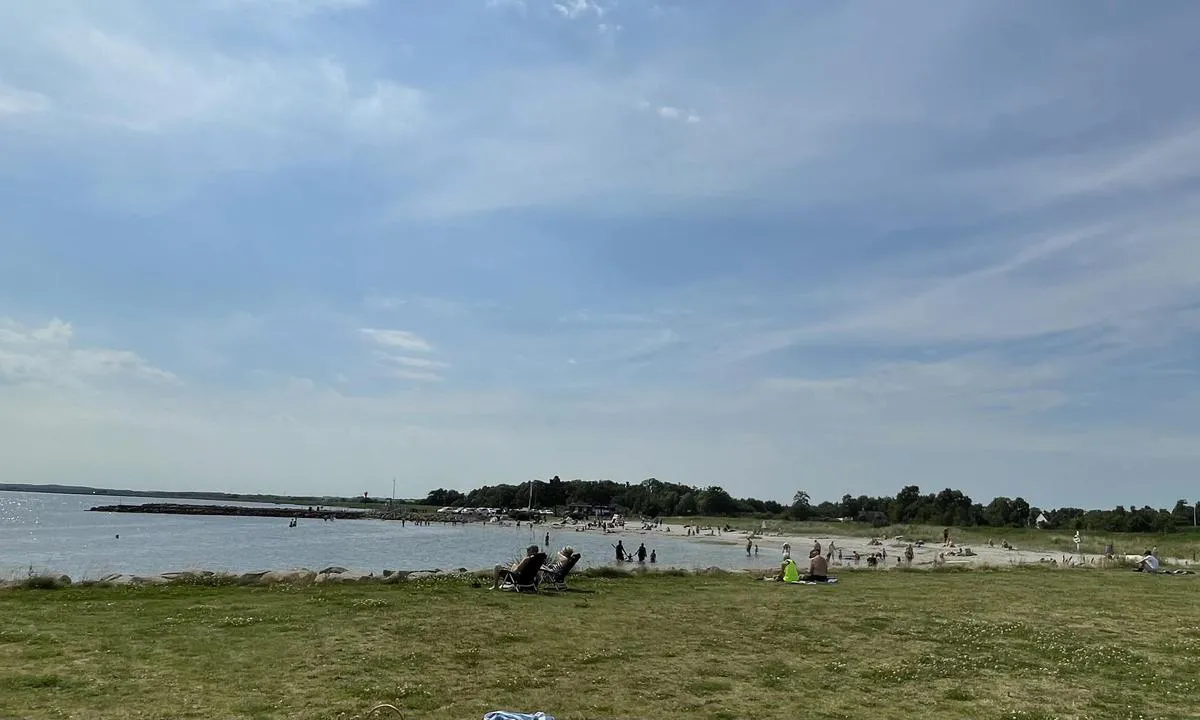 Udbyhøj Lystbådehavn: {"base": "se", "no": "Fine bademuligheter ved strand.", "se": "Fina badm\u00f6jligheter vid strand.", "en": "Excellent swimming opportunities at the beach.", "da": "Gode bademuligheder ved stranden."}