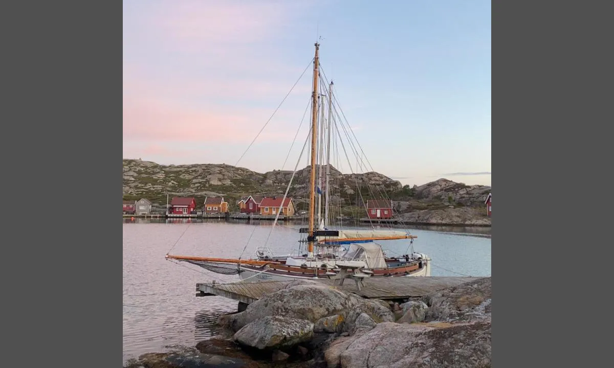 Udvår: {"base": "no", "no": "Innerste brygga i Uvaarkilen, her er det ogs\u00e5 en grill", "se": "Innersta bryggan i Uvaarkilen, h\u00e4r finns det ocks\u00e5 en grill", "en": "Innermost dock in Uvaarkilen, there is also a grill here", "da": "Den inderste bro i Uvaarkilen, her er der ogs\u00e5 en grill", "fr": "Le quai int\u00e9rieur \u00e0 Uvaarkilen, il y a aussi un barbecue ici", "de": "Der innerste Steg in Uvaarkilen, hier gibt es auch einen Grill", "es": "El muelle m\u00e1s interior en Uvaarkilen, aqu\u00ed tambi\u00e9n hay una parrilla", "it": "Il molo pi\u00f9 interno di Uvaarkilen, qui c'\u00e8 anche un barbecue", "pt": "O cais mais interno de Uvaarkilen, aqui tamb\u00e9m h\u00e1 uma churrasqueira", "nl": "De binnenste steiger in Uvaarkilen, hier is ook een barbecue.", "pl": "Najg\u0142\u0119bsze nabrze\u017ce w Uvaarkilen, tutaj jest te\u017c grill", "uk": "\u0412\u043d\u0443\u0442\u0440\u0456\u0448\u043d\u044f \u043f\u0440\u0438\u0441\u0442\u0430\u043d\u044c \u0432 \u0423\u0432\u0430\u0430\u0440\u043a\u0456\u043b\u0435\u043d\u0456, \u0442\u0443\u0442 \u0442\u0430\u043a\u043e\u0436 \u0454 \u0433\u0440\u0438\u043b\u044c", "ro": "Cel mai interior debarcader din Uvaarkilen, aici exist\u0103 \u0219i un gr\u0103tar", "tr": "Uvaarkilen'in en i\u00e7teki iskelesi, burada ayr\u0131ca bir \u0131zgara bulunmaktad\u0131r", "el": "\u0397 \u03c0\u03b9\u03bf \u03b5\u03c3\u03c9\u03c4\u03b5\u03c1\u03b9\u03ba\u03ae \u03c0\u03c1\u03bf\u03b2\u03bb\u03ae\u03c4\u03b1 \u03c4\u03bf\u03c5 Uvaarkilen, \u03b5\u03b4\u03ce \u03c5\u03c0\u03ac\u03c1\u03c7\u03b5\u03b9 \u03b5\u03c0\u03af\u03c3\u03b7\u03c2 \u03bc\u03b9\u03b1 \u03c8\u03b7\u03c3\u03c4\u03b1\u03c1\u03b9\u03ac", "cs": "Nejbli\u017e\u0161\u00ed molo v Uvaarkilenu, zde je tak\u00e9 gril", "hu": "Az Uvaarkilen legbels\u0151 m\u00f3l\u00f3ja, itt is van egy grill", "fi": "Uvaarkilenin sisin laituri, t\u00e4\u00e4ll\u00e4 on my\u00f6s grilli", "bg": "\u041d\u0430\u0439-\u0432\u044a\u0442\u0440\u0435\u0448\u043d\u0438\u044f\u0442 \u043a\u0435\u0439 \u0432 \u0423\u0432\u0430\u0430\u0440\u043a\u0438\u043b\u0435\u043d, \u0442\u0443\u043a \u0438\u043c\u0430 \u0438 \u0433\u0440\u0438\u043b", "sr": "Unutra\u0161nji mol u Uvaarkilen-u, ovde je tako\u0111e i ro\u0161tilj", "et": "Sisemine kai Uvaarkileni sadamas, siin on ka grill", "lv": "Iek\u0161\u0113jais piest\u0101tne Uvaarkil\u0113, \u0161eit ir ar\u012b grils", "lt": "Vidinis prieplaukos ta\u0161kas Uvaarkilene, \u010dia taip pat yra kepsnin\u0117"}