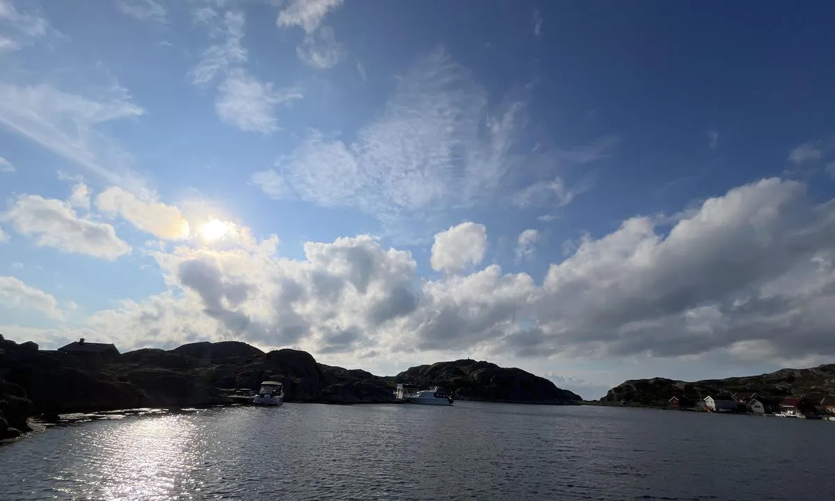 Udvår: De to indre bryggene i sundet. 
Ligger godt i le på N og NØ vind.