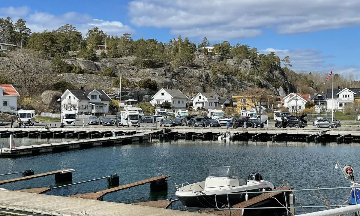 Ula havn med parkering. Bilde tatt mot nord fra østsiden av havnen,.