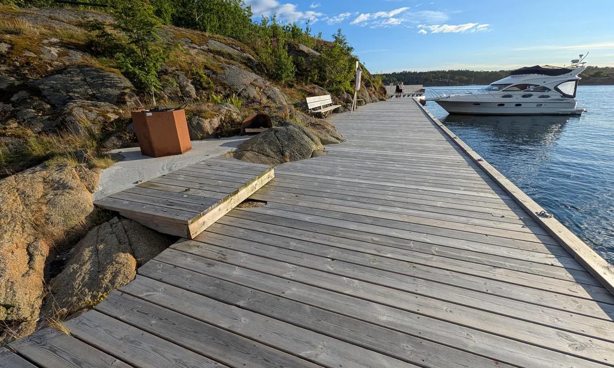 Uleholmen: {"base": "no", "no": "Flott brygge. Krav til \u00e5 ligge inn-ut.\r\nGrill i ene enden.", "se": "Fin brygga. Krav att ligga in-ut. Grill i ena \u00e4nden.", "en": "Great dock. Requirement to moor bow-to-stern. Grill at one end.", "da": "Flot bro. Krav til at ligge ind-ud.<br>Grill i den ene ende.", "fr": "Super ponton. Exigence de rester \u00e0 quai d'une certaine mani\u00e8re. Barbecue \u00e0 une extr\u00e9mit\u00e9.", "de": "Sch\u00f6ner Pier. Erfordernis, bei der Ein- und Ausfahrt anzulegen.<br />Grill am einen Ende.", "es": "Un excelente muelle. Requisitos para atracar est\u00e1n en entrada-salida. Parrilla en un extremo.", "it": "Banchina splendida. Richiesta di ormeggio a prua e poppa. Griglia a un'estremit\u00e0.", "pt": "\u00d3timo cais. Necessidade de atracar de popa a proa. Churrasqueira em uma das extremidades.", "nl": "Mooie steiger. Vereisten om binnen en buiten te liggen. Barbecue aan \u00e9\u00e9n kant.", "pl": "\u015awietne molo. Wymagania dotycz\u0105ce cumowania prz\u00f3d-ty\u0142. Grill na jednym ko\u0144cu.", "uk": "\u0427\u0443\u0434\u043e\u0432\u0438\u0439 \u043f\u0440\u0438\u0447\u0430\u043b. \u0412\u0438\u043c\u043e\u0433\u0430 \u0448\u0432\u0430\u0440\u0442\u0443\u0432\u0430\u043d\u043d\u044f \u043d\u043e\u0441\u043e\u043c-\u0434\u043e-\u043d\u043e\u0441\u0430. <br> \u0413\u0440\u0438\u043b\u044c \u043d\u0430 \u043e\u0434\u043d\u043e\u043c\u0443 \u0437 \u043a\u0456\u043d\u0446\u0456\u0432.", "ro": "Ponton frumos. Cerin\u021ba de a sta cap la cap. Gr\u0103tar la unul dintre capete.", "tr": "G\u00fczel iskele. Gir-\u00e7\u0131k \u015feklinde yana\u015fma gereklili\u011fi.<br> Bir u\u00e7ta barbek\u00fc.", "el": "\u03a5\u03c0\u03ad\u03c1\u03bf\u03c7\u03b7 \u03b1\u03c0\u03bf\u03b2\u03ac\u03b8\u03c1\u03b1. \u0391\u03c0\u03b1\u03b9\u03c4\u03ae\u03c3\u03b5\u03b9\u03c2 \u03b3\u03b9\u03b1 \u03bd\u03b1 \u03b5\u03af\u03bd\u03b1\u03b9 \u03bc\u03ad\u03c3\u03b1-\u03ad\u03be\u03c9. \u039c\u03c0\u03ac\u03c1\u03bc\u03c0\u03b5\u03ba\u03b9\u03bf\u03c5 \u03c3\u03c4\u03b7 \u03bc\u03b9\u03b1 \u03ac\u03ba\u03c1\u03b7.", "cs": "Skv\u011bl\u00fd p\u0159\u00edstavn\u00ed m\u016fstek. Po\u017eadavek na kotven\u00ed ve sm\u011bru dovnit\u0159-ven.<br />Gril na jednom konci.", "hu": "Kiv\u00e1l\u00f3 kik\u00f6t\u0151. K\u00f6vetelm\u00e9ny a be-ki haj\u00f3z\u00e1s.<br />Grill az egyik v\u00e9g\u00e9n.", "fi": "Hieno laituri. Vaatii sis\u00e4\u00e4n-ulos-sidonnan.<br>Grilli toisessa p\u00e4\u00e4ss\u00e4.", "bg": "\u0427\u0443\u0434\u0435\u0441\u043d\u043e \u043f\u0440\u0438\u0441\u0442\u0430\u043d\u0438\u0449\u0435. \u0418\u0437\u0438\u0441\u043a\u0432\u0430\u043d\u0435 \u0437\u0430 \u0430\u043a\u043e\u0441\u0442\u0438\u0440\u0430\u043d\u0435 \u043d\u0430\u043f\u0440\u0435\u0434-\u043d\u0430\u0437\u0430\u0434. \u0411\u0430\u0440\u0431\u0435\u043a\u044e \u0432 \u0435\u0434\u0438\u043d\u0438\u044f \u043a\u0440\u0430\u0439.", "sr": "\u041e\u0434\u043b\u0438\u0447\u043d\u043e \u043f\u0440\u0438\u0441\u0442\u0430\u043d\u0438\u0448\u0442\u0435. \u0417\u0430\u0445\u0442\u0435\u0432 \u0437\u0430 \u0432\u0435\u0437\u0438\u0432\u0430\u045a\u0435 \u0443\u043b\u0430\u0437-\u0438\u0437\u043b\u0430\u0437.<br />\u0420\u043e\u0448\u0442\u0438\u0459 \u043d\u0430 \u0458\u0435\u0434\u043d\u043e\u043c \u043a\u0440\u0430\u0458\u0443.", "et": "Suurep\u00e4rane kai. N\u00f5ue paadi paigutamiseks sisse-v\u00e4lja. Grill \u00fches otsas.", "lv": "Lieliska piest\u0101tne. Pras\u012bbas st\u0101v\u0113t pr\u0101mja re\u017e\u012bm\u0101. Grils vien\u0101 gal\u0101.", "lt": "Puikus prieplauka. Reikalavimai stov\u0117ti pirmyn-atgal.<br>Grilis viename gale."}