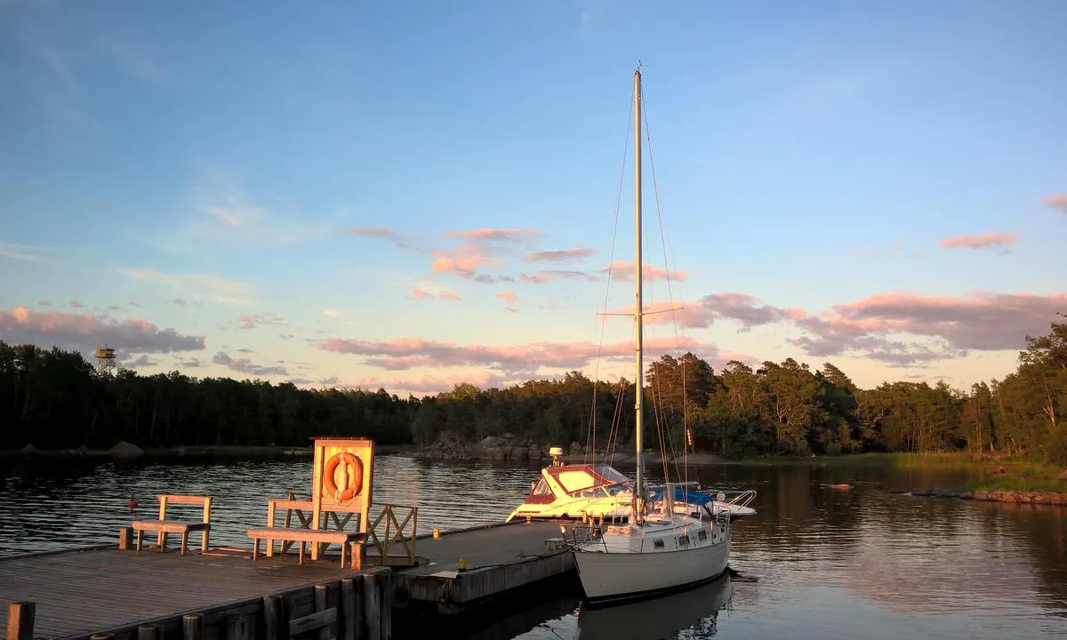 Ulko-tammio: There is rock in the end of the pier - Behind the motorboat. Opposite to sailboat is safe mooring. Free harbour, state natural park.