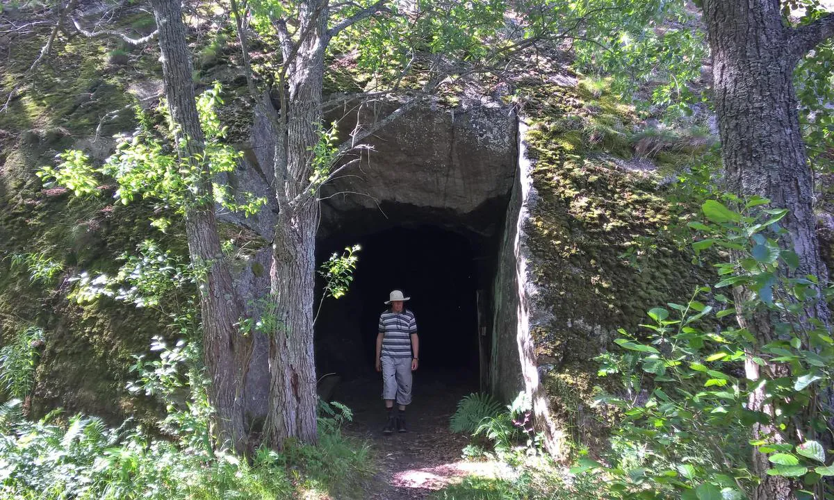 Ulko-tammio: WWII time tunnel - need a flashlight to go tru, there is old guns and other WWII stuff left on the island. Coast guard has a small base there as well.