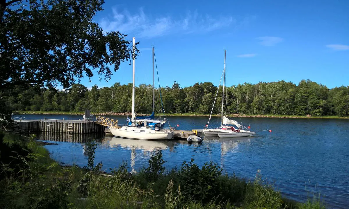 Ulko-tammio: Harbour, on the right side of catamaran is dangerous rock.