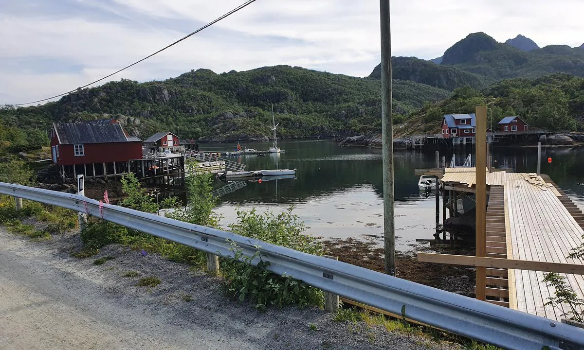 Ulvågen: Gjestebrygge til venstre i bildet. Spør hvor du kan ligge!.