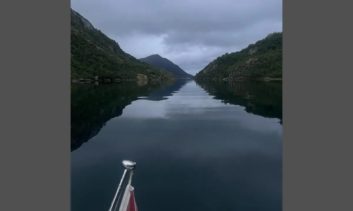 Ulvågsfjorden: {"base": "en", "no": "Utsikt fra ankringsplassen mot \u00f8st.", "se": "Utsikt fr\u00e5n ankarplatsen mot \u00f6ster.", "en": "View from anchorage looking east.", "da": "Udsigt fra ankerpladsen mod \u00f8st.", "fr": "Vue depuis le mouillage vers l'est.", "de": "Blick vom Ankerplatz nach Osten.", "es": "Vista desde el fondeadero mirando hacia el este.", "it": "Vista dall'ancoraggio guardando verso est.", "pt": "Vista da ancoragem olhando para leste.", "nl": "Uitzicht vanaf de ankerplaats richting het oosten.", "pl": "Widok z kotwicowiska w kierunku wschodnim.", "uk": "\u0412\u0438\u0434 \u0437 \u044f\u043a\u043e\u0440\u043d\u043e\u0457 \u0441\u0442\u043e\u044f\u043d\u043a\u0438 \u043d\u0430 \u0441\u0445\u0456\u0434.", "ro": "Vedere din ancoraj spre est.", "tr": "Demirlemeden do\u011fuya do\u011fru bak\u0131\u015f.", "el": "\u0398\u03ad\u03b1 \u03b1\u03c0\u03cc \u03c4\u03bf\u03bd \u03b1\u03b3\u03ba\u03c5\u03c1\u03bf\u03b2\u03cc\u03bb\u03b9\u03bf \u03c0\u03c1\u03bf\u03c2 \u03b1\u03bd\u03b1\u03c4\u03bf\u03bb\u03ac\u03c2.", "cs": "Pohled z kotvi\u0161t\u011b sm\u011brem na v\u00fdchod.", "hu": "Kil\u00e1t\u00e1s a horgonyz\u00f3helyr\u0151l keleti ir\u00e1nyba.", "fi": "N\u00e4kym\u00e4 ankkuripaikalta it\u00e4\u00e4n p\u00e4in.", "bg": "\u0418\u0437\u0433\u043b\u0435\u0434 \u043e\u0442 \u043a\u043e\u0442\u0432\u0435\u043d\u0430\u0442\u0430 \u0441\u0442\u043e\u044f\u043d\u043a\u0430 \u043d\u0430 \u0438\u0437\u0442\u043e\u043a.", "sr": "Pogled sa sidri\u0161ta prema istoku.", "et": "Vaade ankrupaigalt ida suunas.", "lv": "Skats no enkuro\u0161an\u0101s vietas, skatoties uz austrumiem.", "lt": "Vaizdas nuo inkaravimo vietos \u012f rytus."}