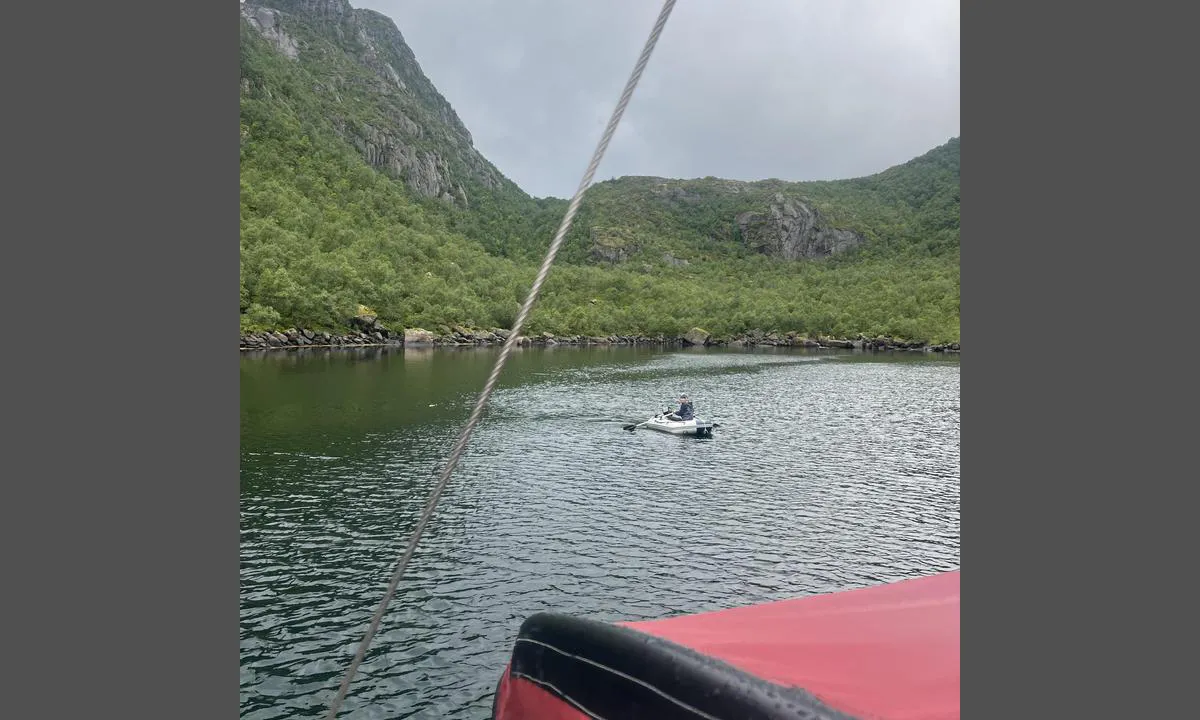 Ulvågsfjorden: {"base": "en", "no": "Ser vestover.", "se": "Ser v\u00e4sterut.", "en": "Looking west.", "da": "Ser mod vest.", "fr": "Regardant vers l'ouest.", "de": "Blick nach Westen.", "es": "Mirando al oeste.", "it": "Guardando a ovest.", "pt": "Olhando para oeste.", "nl": "Kijkend naar het westen.", "pl": "Patrz\u0105c na zach\u00f3d.", "uk": "\u0414\u0438\u0432\u043b\u044f\u0447\u0438\u0441\u044c \u043d\u0430 \u0437\u0430\u0445\u0456\u0434.", "ro": "Privind spre vest.", "tr": "Bat\u0131ya bak\u0131yor.", "el": "\u039a\u03bf\u03b9\u03c4\u03ac\u03b6\u03bf\u03bd\u03c4\u03b1\u03c2 \u03b4\u03c5\u03c4\u03b9\u03ba\u03ac.", "cs": "Pohled na z\u00e1pad.", "hu": "Nyugatra n\u00e9zve.", "fi": "Katse l\u00e4nteen.", "bg": "\u0413\u043b\u0435\u0434\u0430\u0439\u0442\u0435 \u043d\u0430 \u0437\u0430\u043f\u0430\u0434.", "sr": "Gledaju\u0107i ka zapadu.", "et": "Vaade l\u00e4\u00e4ne poole.", "lv": "Skatoties uz rietumiem.", "lt": "\u017dvelgiant \u012f vakarus."}