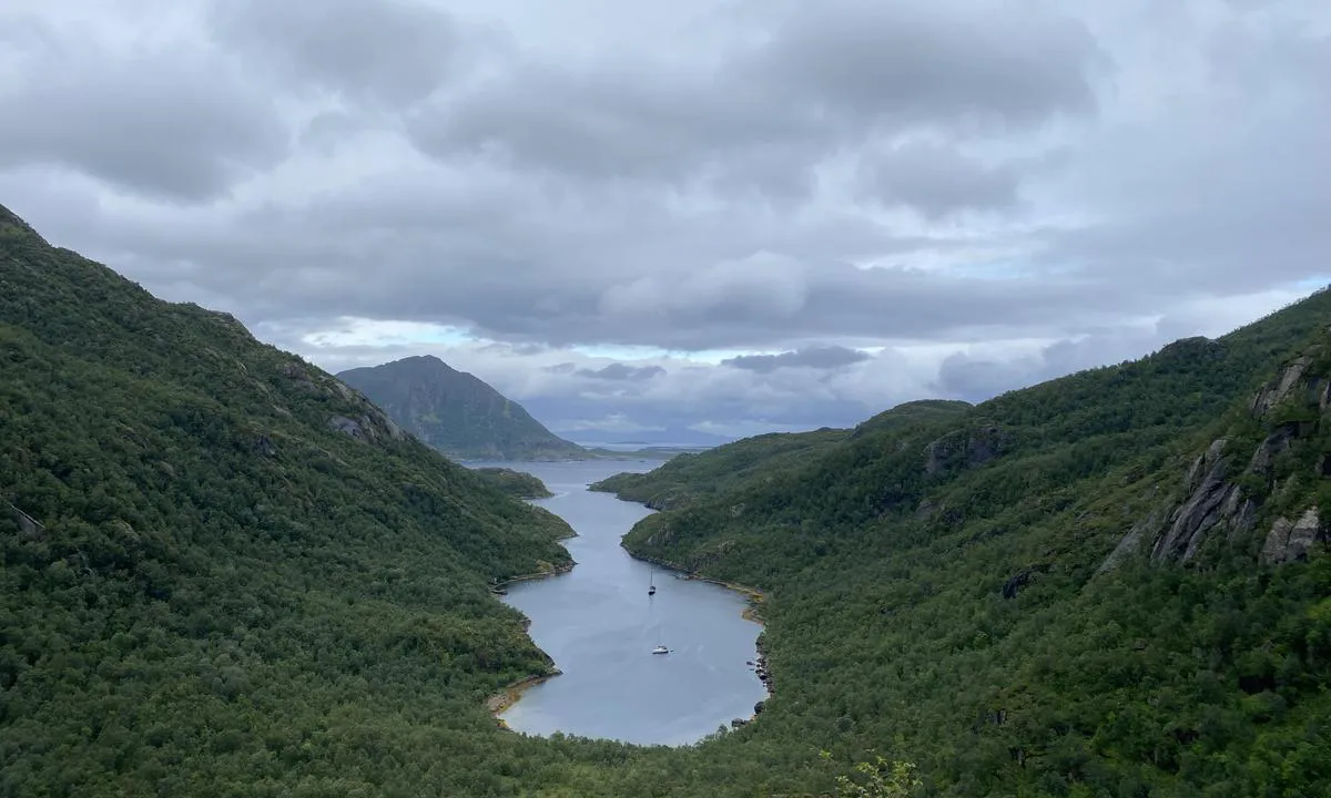 Ulvågsfjorden: {"base": "en", "no": "Utsikt over ankringsplassen fra land", "se": "Utsikt \u00f6ver ankringsplats fr\u00e5n land", "en": "View of anchorage from shore", "da": "Udsigt over ankerplads fra kysten", "fr": "Vue de l'ancrage depuis le rivage", "de": "Blick vom Ufer auf den Ankerplatz", "es": "Vista del fondeadero desde la costa", "it": "Vista dell'ancoraggio dalla riva", "pt": "Vista da ancoragem a partir da costa", "nl": "Uitzicht op de ankerplaats vanaf de kust", "pl": "Widok kotwicowiska z brzegu", "uk": "\u0412\u0438\u0434 \u043d\u0430 \u044f\u043a\u0456\u0440\u043d\u0443 \u0441\u0442\u043e\u044f\u043d\u043a\u0443 \u0437 \u0431\u0435\u0440\u0435\u0433\u0430", "ro": "Vederea ancorajului de la \u021b\u0103rm", "tr": "Karadan demirleme manzaras\u0131", "el": "\u0398\u03ad\u03b1 \u03c4\u03b7\u03c2 \u03b1\u03b3\u03ba\u03c5\u03c1\u03bf\u03b2\u03cc\u03bb\u03b9\u03c3\u03b7\u03c2 \u03b1\u03c0\u03cc \u03c4\u03b7\u03bd \u03b1\u03ba\u03c4\u03ae", "cs": "Pohled na kotvi\u0161t\u011b z pob\u0159e\u017e\u00ed", "hu": "Kil\u00e1t\u00e1s a horgonyz\u00f3helyr\u0151l a partr\u00f3l", "fi": "N\u00e4kym\u00e4 ankkurointipaikasta rannikolta", "bg": "\u0418\u0437\u0433\u043b\u0435\u0434 \u043a\u044a\u043c \u043a\u043e\u0442\u0432\u0435\u043d\u043e\u0442\u043e \u043c\u044f\u0441\u0442\u043e \u043e\u0442 \u0431\u0440\u0435\u0433\u0430", "sr": "Pogled na sidri\u0161te sa obale", "et": "Vaade ankrualalt kaldalt", "lv": "Skats uz enkuro\u0161anas vietu no krasta", "lt": "Vaizdas \u012f inkaravimo viet\u0105 nuo kranto"}