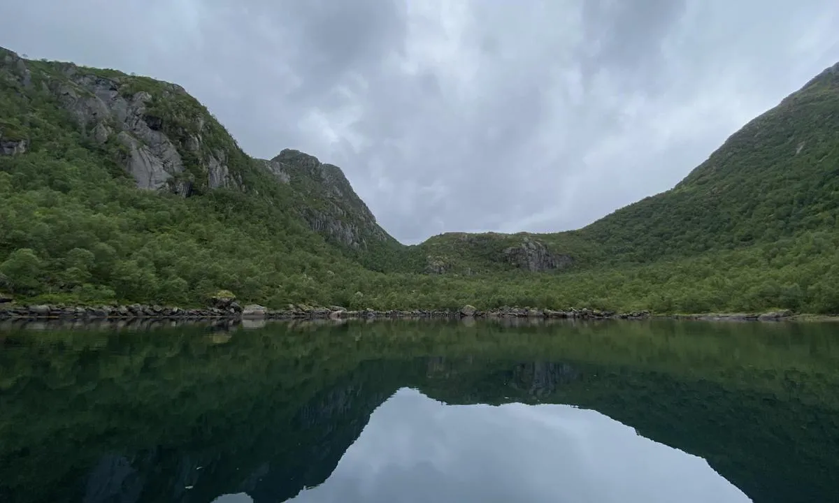 Ulvågsfjorden: {"base": "en", "no": "Ser vestover fra ankringsplassen.", "se": "Titta v\u00e4sterut fr\u00e5n ankringsplatsen.", "en": "Looking west from anchorage.", "da": "Kigger mod vest fra ankerpladsen.", "fr": "Regardant vers l'ouest depuis le mouillage.", "de": "Blick nach Westen vom Ankerplatz.", "es": "Mirando al oeste desde el fondeadero.", "it": "Guardando verso ovest dal punto di ancoraggio.", "pt": "A olhar para oeste desde o ponto de ancoragem.", "nl": "Kijken naar het westen vanaf de ankerplaats.", "pl": "Patrz\u0105c na zach\u00f3d od kotwicowiska.", "uk": "\u0414\u0438\u0432\u0438\u0442\u0438\u0441\u044f \u043d\u0430 \u0437\u0430\u0445\u0456\u0434 \u0432\u0456\u0434 \u044f\u043a\u043e\u0440\u043d\u043e\u0457 \u0441\u0442\u043e\u044f\u043d\u043a\u0438.", "ro": "Privind spre vest de la ancoraj.", "tr": "Demirleme noktas\u0131ndan bat\u0131ya do\u011fru bak\u0131\u015f.", "el": "\u039a\u03bf\u03b9\u03c4\u03ce\u03bd\u03c4\u03b1\u03c2 \u03b4\u03c5\u03c4\u03b9\u03ba\u03ac \u03b1\u03c0\u03cc \u03c4\u03bf\u03bd \u03cc\u03c1\u03bc\u03bf.", "cs": "Pohled na z\u00e1pad z kotvi\u0161t\u011b.", "hu": "Nyugatra n\u00e9zve a horgonyz\u00f3helyr\u0151l.", "fi": "Katsottuna ankkuripaikalta l\u00e4nteen.", "bg": "\u0413\u043b\u0435\u0434\u043a\u0430 \u043d\u0430 \u0437\u0430\u043f\u0430\u0434 \u043e\u0442 \u043a\u043e\u0442\u0432\u0435\u043d\u043e\u0442\u043e \u043c\u044f\u0441\u0442\u043e.", "sr": "Gledaju\u0107i prema zapadu sa sidri\u0161ta.", "et": "Vaade l\u00e4\u00e4nde ankruplatsilt.", "lv": "Skatoties uz rietumiem no enkura vietas.", "lt": "\u017dvelgiant \u012f vakarus nuo inkaravimo vietos."}