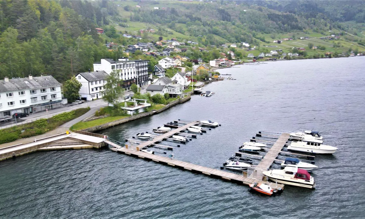 Ulvik Gjestehavn: Ciderroute;  walk to the right, until sign "Syse gard" and follow the signs.  The route goes up in the right corner of the photo.