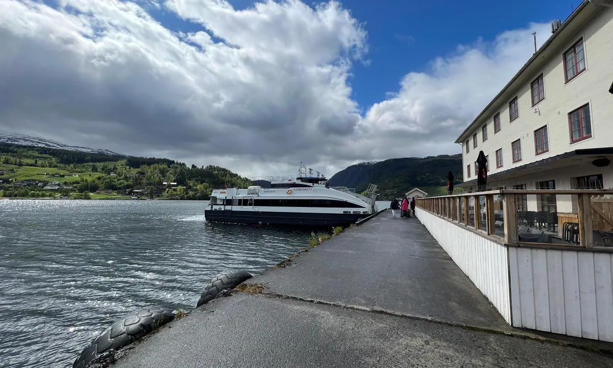 Ulvik Gjestehavn: Cafe at harbour.
Fast ferry in the inner Hardangerfjord