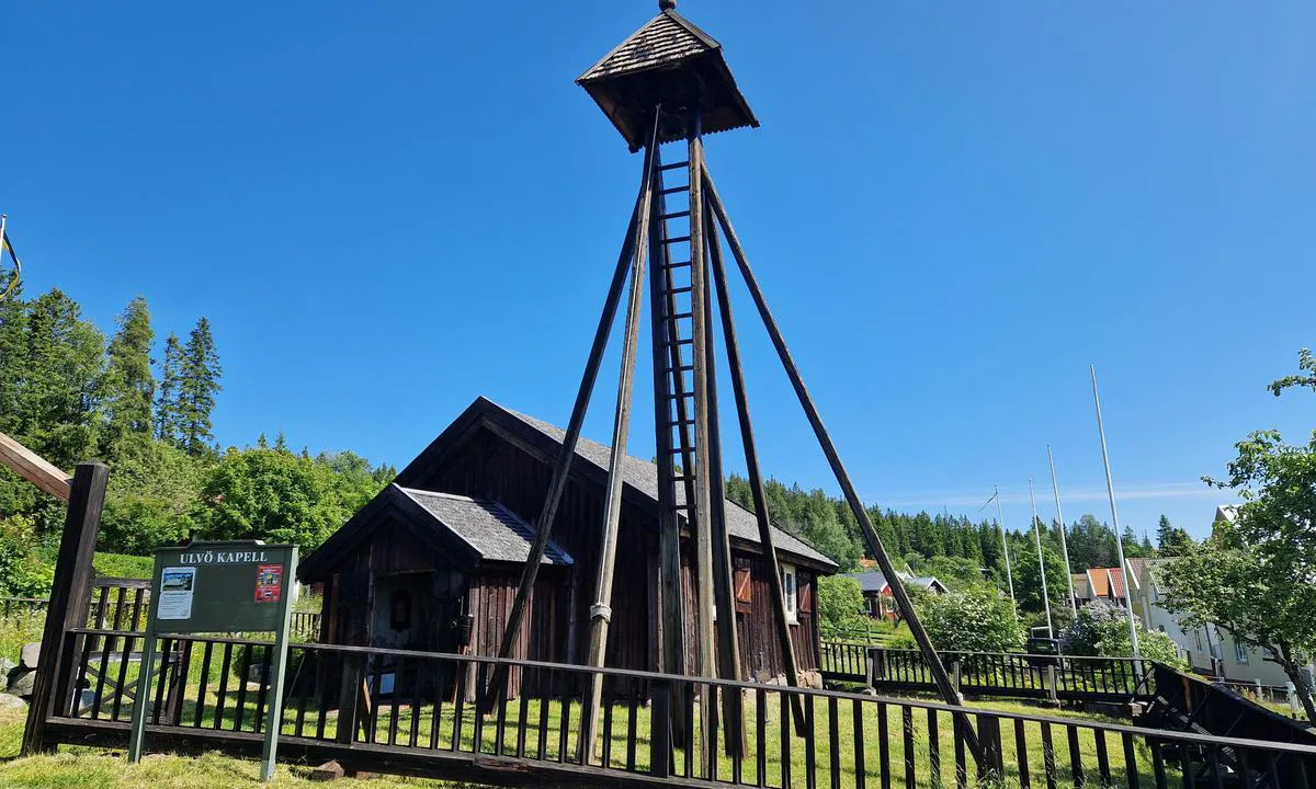 Ulvöhamn - Kommunkajen: {"base": "en", "no": "Fiskerkapellet", "se": "Fiskarkapellet", "en": "The fisher chapel", "da": "Fiskerkapellet", "fr": "La chapelle des p\u00eacheurs", "de": "Die Fischerkapelle", "es": "La capilla de los pescadores", "it": "La cappella dei pescatori", "pt": "A capela dos pescadores", "nl": "De visserskapel", "pl": "Kaplica rybacka", "uk": "\u0420\u0438\u0431\u0430\u043b\u044c\u0441\u044c\u043a\u0430 \u043a\u0430\u043f\u043b\u0438\u0446\u044f", "ro": "Capela pescarului", "tr": "Bal\u0131k\u00e7\u0131 \u015fapeli", "el": "\u03a4\u03bf \u03c0\u03b1\u03c1\u03b5\u03ba\u03ba\u03bb\u03ae\u03c3\u03b9 \u03c4\u03c9\u03bd \u03c8\u03b1\u03c1\u03ac\u03b4\u03c9\u03bd", "cs": "Ryb\u00e1\u0159sk\u00e1 kaple", "hu": "A hal\u00e1szk\u00e1polna", "fi": "Kalastajien kappeli", "bg": "\u0420\u0438\u0431\u0430\u0440\u0441\u043a\u0430\u0442\u0430 \u043f\u0430\u0440\u0430\u043a\u043b\u0438\u0441", "sr": "Ribarska kapela", "et": "Kalurite kabel", "lv": "Zvejnieku kapela", "lt": "\u017dvej\u0173 koply\u010dia"}