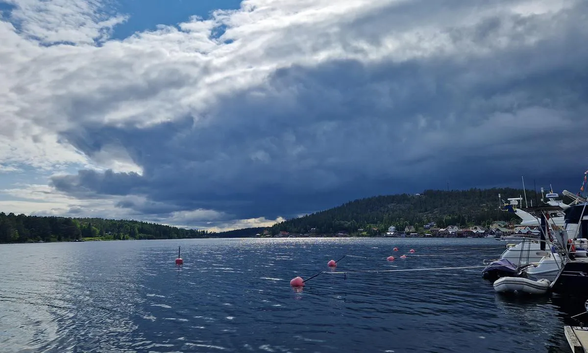 Ulvöhamn - Kommunkajen: {"base": "en", "no": "Selv n\u00e5r v\u00e6ret kunne v\u00e6rt bedre er havnen godt beskyttet.", "se": "\u00c4ven n\u00e4r v\u00e4dret kunde vara b\u00e4ttre \u00e4r hamnen v\u00e4l skyddad.", "en": "Even when the weather could be nicer the harbour is well sheltered.", "da": "Selv n\u00e5r vejret kunne v\u00e6re bedre, er havnen godt beskyttet.", "fr": "M\u00eame si le temps pourrait \u00eatre meilleur, le port est bien abrit\u00e9.", "de": "Selbst wenn das Wetter sch\u00f6ner sein k\u00f6nnte, ist der Hafen gut gesch\u00fctzt.", "es": "Incluso cuando el tiempo podr\u00eda ser mejor, el puerto est\u00e1 bien protegido.", "it": "Anche quando il tempo potrebbe essere migliore, il porto \u00e8 ben riparato.", "pt": "Mesmo quando o clima poderia ser melhor, o porto \u00e9 bem protegido.", "nl": "Zelfs wanneer het weer beter zou kunnen zijn, is de haven goed beschut.", "pl": "Nawet gdy pogoda mog\u0142aby by\u0107 lepsza, port jest dobrze os\u0142oni\u0119ty.", "uk": "\u041d\u0430\u0432\u0456\u0442\u044c \u043a\u043e\u043b\u0438 \u043f\u043e\u0433\u043e\u0434\u0430 \u043c\u043e\u0433\u043b\u0430 \u0431\u0438 \u0431\u0443\u0442\u0438 \u043a\u0440\u0430\u0449\u043e\u044e, \u0433\u0430\u0432\u0430\u043d\u044c \u0434\u043e\u0431\u0440\u0435 \u0437\u0430\u0445\u0438\u0449\u0435\u043d\u0430.", "ro": "Chiar \u0219i atunci c\u00e2nd vremea ar putea fi mai bl\u00e2nd\u0103, portul este bine ad\u0103postit.", "tr": "Hava daha g\u00fczel olsa bile, liman iyi korunakl\u0131d\u0131r.", "el": "\u0391\u03ba\u03cc\u03bc\u03b1 \u03ba\u03b1\u03b9 \u03cc\u03c4\u03b1\u03bd \u03bf \u03ba\u03b1\u03b9\u03c1\u03cc\u03c2 \u03b8\u03b1 \u03bc\u03c0\u03bf\u03c1\u03bf\u03cd\u03c3\u03b5 \u03bd\u03b1 \u03b5\u03af\u03bd\u03b1\u03b9 \u03ba\u03b1\u03bb\u03cd\u03c4\u03b5\u03c1\u03bf\u03c2, \u03c4\u03bf \u03bb\u03b9\u03bc\u03ac\u03bd\u03b9 \u03b5\u03af\u03bd\u03b1\u03b9 \u03ba\u03b1\u03bb\u03ac \u03c0\u03c1\u03bf\u03c3\u03c4\u03b1\u03c4\u03b5\u03c5\u03bc\u03ad\u03bd\u03bf.", "cs": "P\u0159\u00edstav je dob\u0159e chr\u00e1n\u011bn\u00fd i kdy\u017e by po\u010das\u00ed mohlo b\u00fdt lep\u0161\u00ed.", "hu": "M\u00e9g akkor is, ha az id\u0151j\u00e1r\u00e1s lehetne kellemesebb, a kik\u00f6t\u0151 j\u00f3l v\u00e9dett.", "fi": "Vaikka s\u00e4\u00e4 voisi olla parempi, satama on hyvin suojattu.", "bg": "\u0414\u043e\u0440\u0438 \u043a\u043e\u0433\u0430\u0442\u043e \u0432\u0440\u0435\u043c\u0435\u0442\u043e \u043c\u043e\u0436\u0435 \u0434\u0430 \u0431\u044a\u0434\u0435 \u043f\u043e-\u0434\u043e\u0431\u0440\u043e, \u043f\u0440\u0438\u0441\u0442\u0430\u043d\u0438\u0449\u0435\u0442\u043e \u0435 \u0434\u043e\u0431\u0440\u0435 \u0437\u0430\u0449\u0438\u0442\u0435\u043d\u043e.", "sr": "\u010cak i kada bi vreme moglo biti lep\u0161e, luka je dobro za\u0161ti\u0107ena.", "et": "Isegi kui ilm v\u00f5iks olla meeldivam, on sadam h\u00e4sti varjatud.", "lv": "Pat tad, ja laiks var\u0113tu b\u016bt lab\u0101ks, osta ir labi aizsarg\u0101ta.", "lt": "Netgi kai oras gal\u0117t\u0173 b\u016bti geresnis, uostas yra gerai apsaugotas."}
