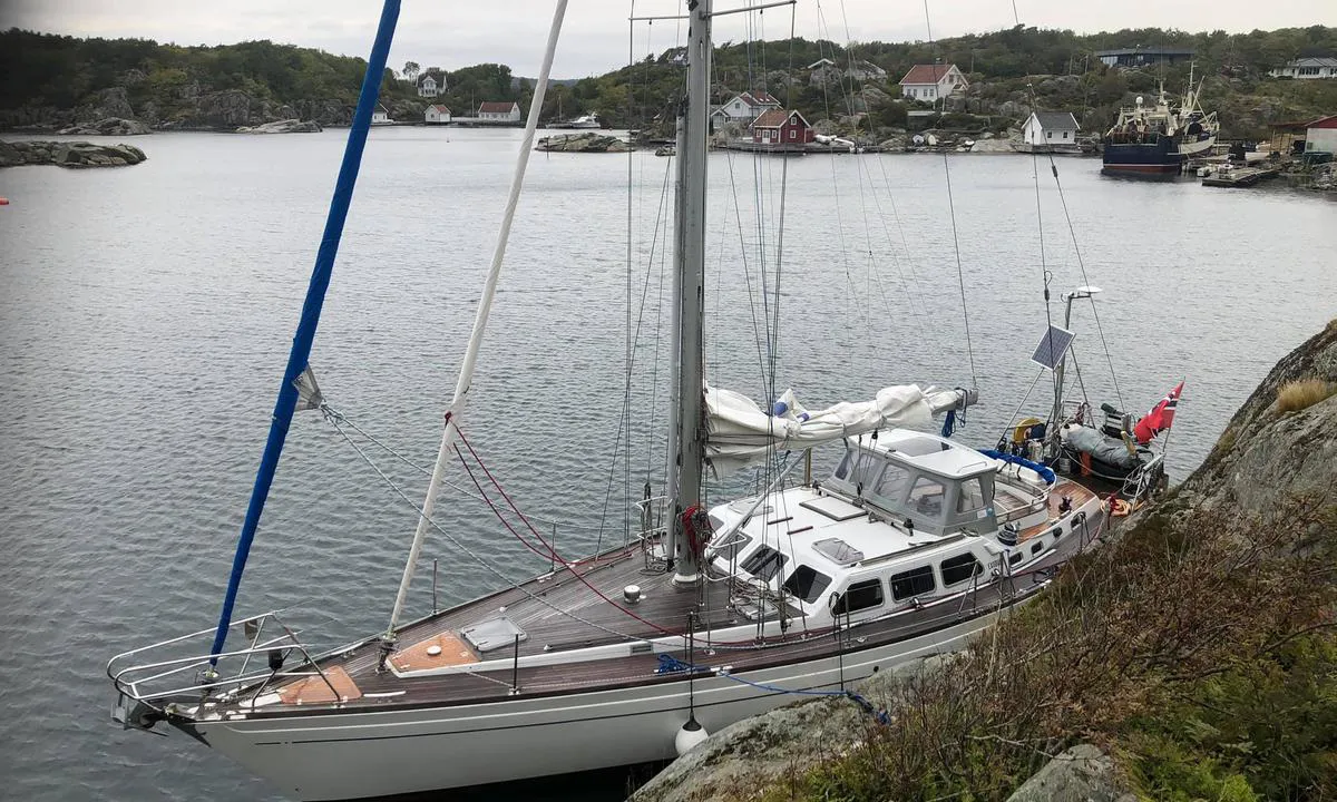 Longside fortøying mot fjell i Ulvøysund.