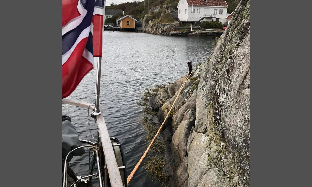 På longsideplassen i Ulvøysund er det solide bolter å fortøye i.