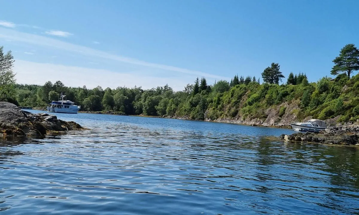 Undervågen: Innseilingen er ganske trang, det kan være en fordel med utkikk på fordekk