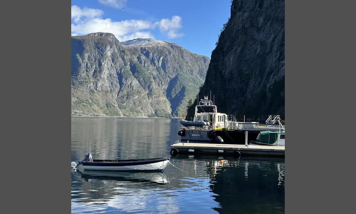 Undredal : {"base": "de", "no": "Vi la til ved caf\u00e9en ved kaien, men dette er en anl\u00f8psplass for fjordcruise. Antagelig kan man bare bli der hvis man f\u00f8lger deres rutetider p\u00e5 internett.", "se": "Vi f\u00f6rt\u00f6jde framf\u00f6r caf\u00e9et vid kajen, men det h\u00e4r \u00e4r en behovsanl\u00e4ggningsplats f\u00f6r fjordkryssningar. F\u00f6rmodligen kan man bara stanna d\u00e4r om man h\u00e5ller \u00f6gonen p\u00e5 deras tidtabell p\u00e5 internet.", "en": "We moored in front of the caf\u00e9 on the quay, but that is an auxiliary mooring berth for fjord cruises. Presumably, you can only stay there if you keep an eye on their schedule on the internet.", "da": "Vi har fort\u00f8jet foran caf\u00e9en ved kajen, men det er et behovslandingssted for fjordcruises. Man kan sandsynligvis kun blive der, hvis man holder \u00f8je med deres k\u00f8replan p\u00e5 internettet.", "fr": "Nous nous sommes amarr\u00e9s devant le caf\u00e9 sur le quai, mais c'est une jet\u00e9e r\u00e9serv\u00e9e aux croisi\u00e8res dans les fjords. Il est probable que l'on ne peut y rester que si l'on garde un \u0153il sur leur horaire sur Internet.", "de": "Wir haben vor dem Caf\u00e9 an dem Kai festgemacht, aber das ist eine Bedarfsanlegestelle f\u00fcr Fjordcruises. Vermutlich kann man dort nur dann bleiben, wenn man deren Fahrplan im Internet im Auge beh\u00e4lt.", "es": "Hemos amarrado frente al caf\u00e9 en el muelle, pero eso es un puesto de atraque ocasional para cruceros por el fiordo. Probablemente solo se pueda permanecer all\u00ed si se sigue de cerca el horario en internet.", "it": "Abbiamo ormeggiato davanti al caff\u00e8 sul molo, ma questo \u00e8 un posto di attracco riservato alle crociere del fiordo. Probabilmente si pu\u00f2 rimanere l\u00ec solo se si tiene d'occhio il loro orario sul web.", "pt": "Amarramos em frente ao caf\u00e9 no cais, mas isso \u00e9 um local de acostagem para cruzeiros pelo fjorde. Provavelmente s\u00f3 se pode ficar l\u00e1 se voc\u00ea acompanhar o cronograma deles na internet.", "nl": "We hebben voor het caf\u00e9 aan de kade afgemeerd, maar dat is een noodsteiger voor fjordcruises. Vermoedelijk kan men daar alleen blijven als men hun vaarschema op het internet in de gaten houdt.", "pl": "Zacumowali\u015bmy przed kawiarni\u0105 przy nabrze\u017cu, ale to jest miejsce cumowania rezerwowego dla rejs\u00f3w po fiordzie. Prawdopodobnie mo\u017cna tam zosta\u0107 tylko wtedy, gdy ma si\u0119 oko na ich rozk\u0142ad rejs\u00f3w w internecie.", "uk": "\u041c\u0438 \u043f\u0440\u0438\u0448\u0432\u0430\u0440\u0442\u0443\u0432\u0430\u043b\u0438\u0441\u044f \u043f\u0435\u0440\u0435\u0434 \u043a\u0430\u0444\u0435 \u043d\u0430 \u043f\u0440\u0438\u0447\u0430\u043b\u0456, \u0430\u043b\u0435 \u0446\u0435 \u043c\u0456\u0441\u0446\u0435 \u0434\u043b\u044f \u0448\u0432\u0430\u0440\u0442\u0443\u0432\u0430\u043d\u043d\u044f \u043f\u043e\u0442\u0440\u0435\u0431\u0438 \u0434\u043b\u044f \u043a\u0440\u0443\u0457\u0437\u0456\u0432 \u043f\u043e \u0444\u0456\u043e\u0440\u0434\u0443. \u0419\u043c\u043e\u0432\u0456\u0440\u043d\u043e, \u0442\u0430\u043c \u043c\u043e\u0436\u043d\u0430 \u0437\u0430\u043b\u0438\u0448\u0430\u0442\u0438\u0441\u044f \u043b\u0438\u0448\u0435 \u0443 \u0442\u043e\u043c\u0443 \u0432\u0438\u043f\u0430\u0434\u043a\u0443, \u044f\u043a\u0449\u043e \u0441\u043b\u0456\u0434\u043a\u0443\u0432\u0430\u0442\u0438 \u0437\u0430 \u0457\u0445 \u0440\u043e\u0437\u043a\u043b\u0430\u0434\u043e\u043c \u0432 \u0406\u043d\u0442\u0435\u0440\u043d\u0435\u0442\u0456.", "ro": "Am acostat \u00een fa\u021ba cafenelei de pe chei, dar acesta este un punct de acostare pentru croazierele pe fiord. Probabil c\u0103 se poate r\u0103m\u00e2ne acolo doar dac\u0103 se urm\u0103re\u0219te orarul acestora pe internet.", "tr": "Kafenin \u00f6n\u00fcndeki iskelede ba\u011fland\u0131k, ancak buras\u0131 fiyort gemi turlar\u0131 i\u00e7in bir ge\u00e7ici iskele. Muhtemelen burada sadece, onlar\u0131n internetten takip edilebilen sefer tarifelerine uyum sa\u011fland\u0131\u011f\u0131nda kal\u0131nabilir.", "el": "\u0394\u03ad\u03c3\u03b1\u03bc\u03b5 \u03bc\u03c0\u03c1\u03bf\u03c3\u03c4\u03ac \u03b1\u03c0\u03cc \u03c4\u03bf \u03ba\u03b1\u03c6\u03ad \u03c3\u03c4\u03b7\u03bd \u03b1\u03c0\u03bf\u03b2\u03ac\u03b8\u03c1\u03b1, \u03b1\u03bb\u03bb\u03ac \u03b1\u03c5\u03c4\u03cc\u03c2 \u03b5\u03af\u03bd\u03b1\u03b9 \u03ad\u03bd\u03b1\u03c2 \u03c7\u03ce\u03c1\u03bf\u03c2 \u03c0\u03c1\u03cc\u03c3\u03b4\u03b5\u03c3\u03b7\u03c2 \u03b3\u03b9\u03b1 \u03ba\u03c1\u03bf\u03c5\u03b1\u03b6\u03b9\u03ad\u03c1\u03b5\u03c2 \u03c3\u03c4\u03bf \u03c6\u03b9\u03cc\u03c1\u03b4. \u03a0\u03b9\u03b8\u03b1\u03bd\u03cc\u03bd \u03bd\u03b1 \u03bc\u03c0\u03bf\u03c1\u03b5\u03af\u03c2 \u03bd\u03b1 \u03bc\u03b5\u03af\u03bd\u03b5\u03b9\u03c2 \u03b5\u03ba\u03b5\u03af \u03bc\u03cc\u03bd\u03bf \u03b1\u03bd \u03c0\u03b1\u03c1\u03b1\u03ba\u03bf\u03bb\u03bf\u03c5\u03b8\u03b5\u03af\u03c2 \u03c4\u03bf \u03c0\u03c1\u03cc\u03b3\u03c1\u03b1\u03bc\u03bc\u03b1 \u03c4\u03c9\u03bd \u03b4\u03c1\u03bf\u03bc\u03bf\u03bb\u03bf\u03b3\u03af\u03c9\u03bd \u03c4\u03bf\u03c5\u03c2 \u03c3\u03c4\u03bf \u03b4\u03b9\u03b1\u03b4\u03af\u03ba\u03c4\u03c5\u03bf.", "cs": "P\u0159iv\u00e1zali jsme se u kav\u00e1rny na n\u00e1b\u0159e\u017e\u00ed, ale to je m\u00edsto vyhrazen\u00e9 pro fjordov\u00e9 plavby. Pravd\u011bpodobn\u011b tam m\u016f\u017eete z\u016fstat jen tehdy, pokud budete sledovat jejich j\u00edzdn\u00ed \u0159\u00e1d na internetu.", "hu": "A k\u00e1v\u00e9z\u00f3 el\u0151tti m\u00f3l\u00f3n\u00e1l k\u00f6t\u00f6tt\u00fcnk ki, de ez egy ig\u00e9ny szerinti kik\u00f6t\u0151hely a fjord k\u00f6rutak sz\u00e1m\u00e1ra. Val\u00f3sz\u00edn\u0171leg csak akkor lehet ott maradni, ha figyelemmel k\u00eds\u00e9rj\u00fck a menetrendj\u00fcket az interneten.", "fi": "Kiinnitimme itsemme satamakahvilan edustalle, mutta t\u00e4m\u00e4 on tilap\u00e4islaituri vuonoristeilyj\u00e4 varten. Todenn\u00e4k\u00f6isesti siell\u00e4 saa olla vain, jos pit\u00e4\u00e4 heid\u00e4n aikataulunsa silm\u00e4ll\u00e4 internetiss\u00e4.", "bg": "\u0410\u043a\u043e\u0441\u0442\u0438\u0440\u0430\u0445\u043c\u0435 \u043f\u0440\u0435\u0434 \u043a\u0430\u0444\u0435\u0442\u043e \u043d\u0430 \u043a\u0435\u044f, \u043d\u043e \u0442\u043e\u0432\u0430 \u0435 \u0432\u0440\u0435\u043c\u0435\u043d\u043d\u043e \u043c\u044f\u0441\u0442\u043e \u0437\u0430 \u0430\u043a\u043e\u0441\u0442\u0438\u0440\u0430\u043d\u0435 \u0437\u0430 \u0444\u0438\u043e\u0440\u0434\u043e\u0432\u0438\u0442\u0435 \u043a\u0440\u0443\u0438\u0437\u0438. \u0412\u0435\u0440\u043e\u044f\u0442\u043d\u043e \u043c\u043e\u0436\u0435\u0448 \u0434\u0430 \u043e\u0441\u0442\u0430\u043d\u0435\u0448 \u0442\u0430\u043c \u0441\u0430\u043c\u043e \u0430\u043a\u043e \u0441\u043b\u0435\u0434\u0438\u0448 \u0440\u0430\u0437\u043f\u0438\u0441\u0430\u043d\u0438\u0435\u0442\u043e \u0438\u043c \u0432 \u0438\u043d\u0442\u0435\u0440\u043d\u0435\u0442.", "sr": "Vezali smo se ispred kafi\u0107a na keju, ali to je privremeno pristani\u0161te za fjord krstarenja. Verovatno mo\u017eete ostati tamo samo ako pratite njihov raspored plovidbe na internetu.", "et": "Me kinnitasime end kai \u00e4\u00e4res kohviku ees, kuid see on vajaduse korral kasutatav sildumiskoht fjordikruiside jaoks. T\u00f5en\u00e4oliselt saab seal peatuda vaid siis, kui hoiate nende s\u00f5iduplaanil internetis silma peal.", "lv": "M\u0113s piest\u0101j\u0101m pie kafejn\u012bcas pie piest\u0101tnes, bet t\u0101 ir nepiecie\u0161am\u012bbas pieturvieta fjordu kru\u012bziem. Iesp\u0113jams, ka tur var palikt tikai tad, ja seko vi\u0146u grafikam internet\u0101.", "lt": "Mes prisi\u0161vartavome prieplaukoje prie kavin\u0117s, bet tai yra paklausos prieplauka Fjordcruises laivams. Tikriausiai ten galima likti tik stebint j\u0173 tvarkara\u0161t\u012f internete."}