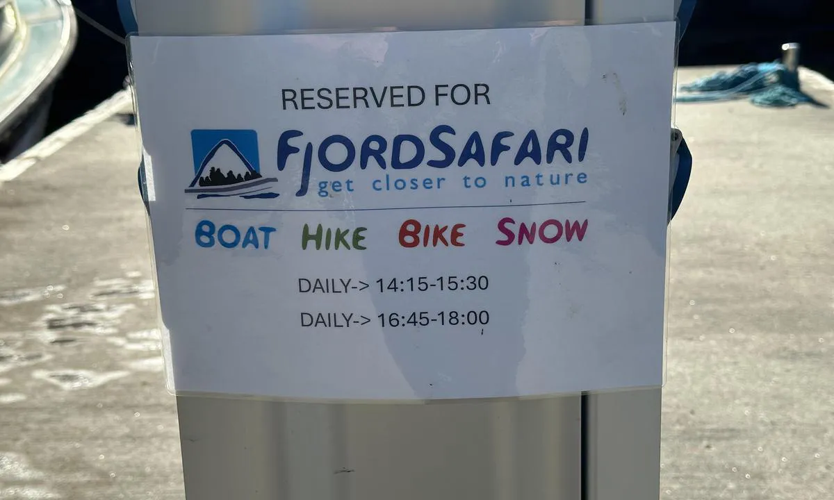 {"base": "de", "no": "Vi var mellom 1400 og 1530 i Undredal og ikke en eneste Fjordsafari-b\u00e5t la til", "se": "Vi var mellan 1400 och 1530 i Undredal och inte en enda Fjordsafari-b\u00e5t lade till", "en": "We were in Undredal between 1400 and 1530 and not a single Fjordsafari boat docked.", "da": "Vi var mellem 1400 og 1530 i Undredal, og ikke en eneste Fjordsafari b\u00e5d lagde til", "fr": "Nous \u00e9tions \u00e0 Undredal entre 14h00 et 15h30 et aucun bateau Fjordsafari ne s'est amarr\u00e9", "de": "Wir waren zwischen 1400 und 1530 in Undredal und kein einziges Fjordsafari Boot hat angelegt", "es": "Estuvimos entre las 1400 y las 1530 en Undredal y ni un solo barco de Fjordsafari atrac\u00f3.", "it": "Tra le 14:00 e le 15:30 eravamo a Undredal e nessuna barca di Fjordsafari ha attraccato.", "pt": "Estivemos entre 1400 e 1530 em Undredal e nem um \u00fanico barco do Fjordsafari atracou", "nl": "We waren tussen 1400 en 1530 in Undredal en geen enkele Fjordsafari-boot heeft aangelegd", "pl": "Byli\u015bmy w Undredal mi\u0119dzy 1400 a 1530 i ani jeden \u0142\u00f3d\u017a Fjordsafari nie przycumowa\u0142", "uk": "\u041c\u0438 \u0431\u0443\u043b\u0438 \u043c\u0456\u0436 1400 \u0456 1530 \u0432 \u0423\u043d\u0434\u0440\u0435\u0434\u0430\u043b\u0456, \u0456 \u0436\u043e\u0434\u0435\u043d Fjordsafari \u0447\u043e\u0432\u0435\u043d \u043d\u0435 \u043f\u0440\u0438\u0448\u0432\u0430\u0440\u0442\u0443\u0432\u0430\u0432\u0441\u044f.", "ro": "Am fost \u00eentre 1400 \u0219i 1530 \u00een Undredal \u0219i nici o singur\u0103 barc\u0103 Fjordsafari nu a ancorat", "tr": "1400 ile 1530 aras\u0131nda Undredal'dayd\u0131k ve tek bir Fjordsafari teknesi bile yana\u015fmad\u0131.", "el": "\u0392\u03c1\u03b9\u03c3\u03ba\u03cc\u03bc\u03b1\u03c3\u03c4\u03b1\u03bd \u03bc\u03b5\u03c4\u03b1\u03be\u03cd 1400 \u03ba\u03b1\u03b9 1530 \u03c3\u03c4\u03b7\u03bd Undredal \u03ba\u03b1\u03b9 \u03bf\u03cd\u03c4\u03b5 \u03ad\u03bd\u03b1 Fjordsafari \u03c3\u03ba\u03ac\u03c6\u03bf\u03c2 \u03b4\u03b5\u03bd \u03b1\u03c0\u03ad\u03c0\u03bb\u03b5\u03c5\u03c3\u03b5.", "cs": "Byli jsme mezi 14:00 a 15:30 v Undredalu a ani jeden lodn\u00ed v\u00fdlet Fjordsafari nep\u0159ist\u00e1l.", "hu": "1400 \u00e9s 1530 k\u00f6z\u00f6tt Undredalban voltunk, \u00e9s egyetlen Fjordsafari haj\u00f3 sem k\u00f6t\u00f6tt ki.", "fi": "Olimme Undredalissa klo 1400-1530 v\u00e4lill\u00e4, eik\u00e4 yksik\u00e4\u00e4n Fjordsafari-vene tullut laiturille.", "bg": "\u0411\u044f\u0445\u043c\u0435 \u0432 \u0423\u043d\u0434\u0440\u0435\u0434\u0430\u043b \u043c\u0435\u0436\u0434\u0443 1400 \u0438 1530 \u0447\u0430\u0441\u0430 \u0438 \u043d\u0438\u0442\u043e \u0435\u0434\u043d\u0430 \u043b\u043e\u0434\u043a\u0430 \u043d\u0430 Fjordsafari \u043d\u0435 \u0441\u043f\u0440\u044f.", "sr": "Bili smo izme\u0111u 1400 i 1530 u Undredalu i nijedan Fjordsafari \u010damac nije pristajao", "et": "Olimme Undredalis ajavahemikus 1400 kuni 1530 ja mitte \u00fchtegi Fjordsafari paati ei randunud.", "lv": "M\u0113s bij\u0101m Undredal\u0101 starp 14:00 un 15:30, un neviens Fjordsafari ku\u0123is nebija piest\u0101jis.", "lt": "Mes buvome Undredal tarp 1400 ir 1530 valand\u0173, ir n\u0117 vienas Fjordsafari laivas neprisi\u0161vartavo."}