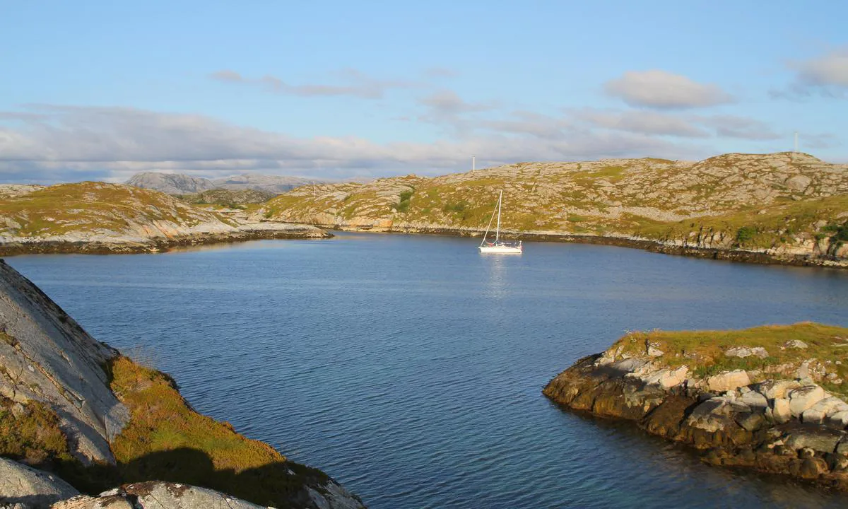 Urdøya: På svai, litt nærmere Tjørnøya enn det som er markert i kartet. Vær obs på brunt sjøgress men får ankeret først feste gjennom dette så virker det ok.