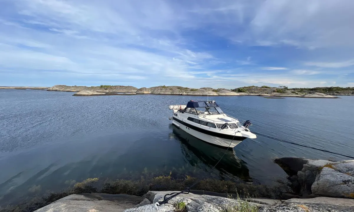 {"base": "no", "no": "P\u00e5 \u00f8stsiden av sydspissen av Urholmen kan man ligge med anker og bauen inn mot holmen. Der er det laget fort\u00f8yningsmuligheter p\u00e5 holmen. Det gjelder begge sider og hele sundet mellom Urholmen og Dapholmane. Veldig fint n\u00e5r v\u00e6r og vind tillater det. Det g\u00e5r en del trafikk gjennom sundet, men det er 5 knops trafikk som ikke forstyrrer noe s\u00e6rlig.", "se": "P\u00e5 \u00f6stsidan av sydspetsen av Urholmen kan man ligga med ankare och st\u00e4ven in mot holmen. Det finns f\u00f6rt\u00f6jningsm\u00f6jligheter p\u00e5 holmen. Det g\u00e4ller b\u00e5da sidor och hela sundet mellan Urholmen och Dapholmane. Mycket fint n\u00e4r v\u00e4der och vind till\u00e5ter det. Det g\u00e5r en del trafik genom sundet, men det \u00e4r 5 knops trafik som inte st\u00f6r n\u00e4mnv\u00e4rt.", "en": "On the eastern side of the southern tip of Urholmen, one can anchor with the bow towards the islet. There are mooring possibilities made on the islet. This applies to both sides and the entire strait between Urholmen and Dapholmane. It is very nice when the weather and wind permit. There is some traffic through the strait, but it is 5-knot traffic that doesn't cause much disturbance.", "da": "P\u00e5 \u00f8stsiden af sydspidsen af Urholmen kan man ligge for anker med st\u00e6vnen ind mod holmen. Der er etableret fort\u00f8jningsmuligheder p\u00e5 holmen. Det g\u00e6lder begge sider og hele sundet mellem Urholmen og Dapholmane. Meget fint n\u00e5r vejr og vind tillader det. Der er en del trafik gennem sundet, men det er 5 knob trafik, som ikke forstyrrer s\u00e6rligt.", "fr": "Sur le c\u00f4t\u00e9 est de la pointe sud d'Urholmen, on peut s'ancrer et entrer avec la proue vers l'ilot. Il y a des possibilit\u00e9s d'amarrage sur l'ilot. Cela vaut pour les deux c\u00f4t\u00e9s et tout le d\u00e9troit entre Urholmen et Dapholmane. C'est tr\u00e8s agr\u00e9able quand le temps et le vent le permettent. Il y a pas mal de trafic \u00e0 travers le d\u00e9troit, mais c'est un trafic \u00e0 5 n\u0153uds qui ne d\u00e9range pas beaucoup.", "de": "Auf der Ostseite der S\u00fcdspitze von Urholmen kann man mit Anker liegen und den Bug zur Insel gerichtet haben. Dort gibt es Festmacherm\u00f6glichkeiten auf der Insel. Diese gelten f\u00fcr beide Seiten und f\u00fcr die gesamte Meerenge zwischen Urholmen und den Dapholmen. Sehr sch\u00f6n, wenn Wetter und Wind es erlauben. Es gibt eine gewisse Verkehrsdurchfahrt durch die Meerenge, aber es handelt sich um 5 Knoten-Verkehr, der nicht besonders st\u00f6rt.", "es": "En el lado este de la punta sur de Urholmen, se puede anclar y amarrar la proa hacia el islote. All\u00ed se han dispuesto posibilidades de amarre en el islote. Esto aplica a ambos lados y a todo el estrecho entre Urholmen y Dapholmane. Muy bonito cuando el clima y el viento lo permiten. Hay algo de tr\u00e1fico a trav\u00e9s del estrecho, pero el tr\u00e1fico a 5 nudos no molesta mucho.", "it": "Sul lato est della punta sud di Urholmen \u00e8 possibile ancorare e posizionare la prua verso l'isola. Sono state predisposte attrezzature per l'ormeggio sull'isola. Questo vale per entrambi i lati e per tutto lo stretto tra Urholmen e Dapholmane. Molto bello quando il tempo e il vento lo permettono. C'\u00e8 un po' di traffico attraverso lo stretto, ma \u00e8 un traffico a 5 nodi che non disturba molto.", "pt": "No lado leste da ponta sul de Urholmen, pode-se ancorar e colocar a proa em dire\u00e7\u00e3o \u00e0 ilha. Existem instala\u00e7\u00f5es de amarra\u00e7\u00e3o na ilha. Isso se aplica a ambos os lados e a todo o estreito entre Urholmen e Dapholmane. Muito agrad\u00e1vel quando o tempo e o vento permitem. H\u00e1 um pouco de tr\u00e1fego pelo estreito, mas \u00e9 de 5 n\u00f3s, o que n\u00e3o causa grandes perturba\u00e7\u00f5es.", "nl": "Aan de oostzijde van de zuidpunt van Urholmen kan men ankeren en met de boeg naar het eiland liggen. Er zijn afmeermogelijkheden op het eiland gecre\u00eberd. Dit geldt voor beide zijden en de gehele zeestraat tussen Urholmen en Dapholmane. Zeer mooi wanneer het weer en de wind het toelaten. Er is enig verkeer door de zeestraat, maar dit betreft 5 knopen verkeer dat niet echt stoort.", "pl": "Po wschodniej stronie po\u0142udniowego kra\u0144ca Urholmen mo\u017cna zakotwiczy\u0107 i ustawi\u0107 dzi\u00f3b w stron\u0119 wyspy. Znajduj\u0105 si\u0119 tam mo\u017cliwo\u015bci cumowania na wyspie. Dotyczy to obu stron i ca\u0142ego cie\u015bniny mi\u0119dzy Urholmen a Dapholmane. Bardzo dobrze, gdy pogoda i wiatr na to pozwalaj\u0105. Przez cie\u015bnin\u0119 przechodzi pewien ruch, ale to jest ruch o pr\u0119dko\u015bci 5 w\u0119z\u0142\u00f3w, kt\u00f3ry nie przeszkadza zbytnio.", "uk": "\u041d\u0430 \u0441\u0445\u0456\u0434\u043d\u0456\u0439 \u0441\u0442\u043e\u0440\u043e\u043d\u0456 \u043f\u0456\u0432\u0434\u0435\u043d\u043d\u043e\u0433\u043e \u043a\u0456\u043d\u0446\u044f \u0423\u0440\u0445\u043e\u043b\u044c\u043c\u0435\u043d\u0430 \u043c\u043e\u0436\u043d\u0430 \u0441\u0442\u0430\u0442\u0438 \u043d\u0430 \u044f\u043a\u0456\u0440 \u0437 \u043d\u043e\u0441\u043e\u043c, \u043d\u0430\u043f\u0440\u0430\u0432\u043b\u0435\u043d\u0438\u043c \u0434\u043e \u043e\u0441\u0442\u0440\u043e\u0432\u0430. \u0422\u0430\u043c \u043e\u0431\u043b\u0430\u0448\u0442\u043e\u0432\u0430\u043d\u0456 \u043c\u043e\u0436\u043b\u0438\u0432\u043e\u0441\u0442\u0456 \u0434\u043b\u044f \u0448\u0432\u0430\u0440\u0442\u0443\u0432\u0430\u043d\u043d\u044f \u043d\u0430 \u043e\u0441\u0442\u0440\u043e\u0432\u0456. \u0426\u0435 \u0441\u0442\u043e\u0441\u0443\u0454\u0442\u044c\u0441\u044f \u043e\u0431\u043e\u0445 \u0431\u043e\u043a\u0456\u0432 \u0456 \u0432\u0441\u044c\u043e\u0433\u043e \u043f\u0440\u043e\u0442\u043e\u043a\u0438 \u043c\u0456\u0436 \u0423\u0440\u0445\u043e\u043b\u044c\u043c\u0435\u043d\u043e\u043c \u0456 \u0414\u0430\u0444\u043e\u043b\u043c\u0430\u043d\u0435. \u0414\u0443\u0436\u0435 \u0437\u0440\u0443\u0447\u043d\u043e, \u043a\u043e\u043b\u0438 \u043f\u043e\u0433\u043e\u0434\u0430 \u0456 \u0432\u0456\u0442\u0435\u0440 \u0434\u043e\u0437\u0432\u043e\u043b\u044f\u044e\u0442\u044c. \u0427\u0435\u0440\u0435\u0437 \u043f\u0440\u043e\u0442\u043e\u043a\u0443 \u043f\u0440\u043e\u0445\u043e\u0434\u0438\u0442\u044c \u0434\u043e\u0441\u0438\u0442\u044c \u0432\u0435\u043b\u0438\u043a\u0430 \u043a\u0456\u043b\u044c\u043a\u0456\u0441\u0442\u044c \u0442\u0440\u0430\u0444\u0456\u043a\u0443, \u0430\u043b\u0435 \u0446\u0435 \u0440\u0443\u0445 \u0437\u0456 \u0448\u0432\u0438\u0434\u043a\u0456\u0441\u0442\u044e 5 \u0432\u0443\u0437\u043b\u0456\u0432, \u044f\u043a\u0438\u0439 \u043d\u0435 \u0437\u0430\u0432\u0430\u0436\u0430\u0454.", "ro": "Pe partea de est a v\u00e2rfului sudic al insulei Urholmen se poate ancora \u0219i apropia prova de insul\u0103. Acolo s-au amenajat posibilit\u0103\u021bi de acostare pe insul\u0103. Acest lucru este valabil pentru ambele p\u0103r\u021bi \u0219i \u00eentregul str\u00e2mtoare dintre Urholmen \u0219i Dapholmane. Foarte pl\u0103cut c\u00e2nd vremea \u0219i v\u00e2ntul permit. Este un trafic considerabil prin str\u00e2mtoare, dar este un trafic de 5 noduri care nu deranjeaz\u0103 prea mult.", "tr": "Urholmen'in g\u00fcney ucunun do\u011fu taraf\u0131nda demir atarak ve pruvay\u0131 adaya do\u011fru \u00e7evirerek durabilirsiniz. Adada ba\u011flanma olanaklar\u0131 mevcuttur. Bu olanaklar, Urholmen ve Dapholmane aras\u0131ndaki bo\u011faz\u0131n her iki taraf\u0131n\u0131 ve tamam\u0131n\u0131 kapsamaktad\u0131r. Hava ve r\u00fczgar m\u00fcsait oldu\u011funda \u00e7ok g\u00fczeldir. Bo\u011fazdan bir miktar trafik ge\u00e7mektedir, ancak 5 knot h\u0131z\u0131ndaki trafik pek rahats\u0131z etmez.", "el": "\u03a3\u03c4\u03b7\u03bd \u03b1\u03bd\u03b1\u03c4\u03bf\u03bb\u03b9\u03ba\u03ae \u03c0\u03bb\u03b5\u03c5\u03c1\u03ac \u03c4\u03b7\u03c2 \u03bd\u03cc\u03c4\u03b9\u03b1\u03c2 \u03ac\u03ba\u03c1\u03b7\u03c2 \u03c4\u03bf\u03c5 Urholmen \u03bc\u03c0\u03bf\u03c1\u03b5\u03af \u03ba\u03b1\u03bd\u03b5\u03af\u03c2 \u03bd\u03b1 \u03b1\u03b3\u03ba\u03c5\u03c1\u03bf\u03b2\u03bf\u03bb\u03ae\u03c3\u03b5\u03b9 \u03ba\u03b1\u03b9 \u03bd\u03b1 \u03b4\u03ad\u03c3\u03b5\u03b9 \u03c4\u03b7\u03bd \u03c0\u03bb\u03ce\u03c1\u03b7 \u03c0\u03c1\u03bf\u03c2 \u03c4\u03bf \u03bd\u03b7\u03c3\u03af. \u03a5\u03c0\u03ac\u03c1\u03c7\u03bf\u03c5\u03bd \u03b4\u03c5\u03bd\u03b1\u03c4\u03cc\u03c4\u03b7\u03c4\u03b5\u03c2 \u03c0\u03c1\u03cc\u03c3\u03b4\u03b5\u03c3\u03b7\u03c2 \u03c3\u03c4\u03bf \u03bd\u03b7\u03c3\u03af. \u0391\u03c5\u03c4\u03cc \u03b9\u03c3\u03c7\u03cd\u03b5\u03b9 \u03ba\u03b1\u03b9 \u03b3\u03b9\u03b1 \u03c4\u03b9\u03c2 \u03b4\u03cd\u03bf \u03c0\u03bb\u03b5\u03c5\u03c1\u03ad\u03c2 \u03ba\u03b1\u03b9 \u03b3\u03b9\u03b1 \u03cc\u03bb\u03bf \u03c4\u03bf \u03c3\u03c4\u03b5\u03bd\u03cc \u03bc\u03b5\u03c4\u03b1\u03be\u03cd \u03c4\u03bf\u03c5 Urholmen \u03ba\u03b1\u03b9 \u03c4\u03c9\u03bd Dapholmane. \u0395\u03af\u03bd\u03b1\u03b9 \u03c0\u03bf\u03bb\u03cd \u03c9\u03c1\u03b1\u03af\u03bf \u03cc\u03c4\u03b1\u03bd \u03bf \u03ba\u03b1\u03b9\u03c1\u03cc\u03c2 \u03ba\u03b1\u03b9 \u03bf \u03ac\u03bd\u03b5\u03bc\u03bf\u03c2 \u03c4\u03bf \u03b5\u03c0\u03b9\u03c4\u03c1\u03ad\u03c0\u03bf\u03c5\u03bd. \u03a5\u03c0\u03ac\u03c1\u03c7\u03b5\u03b9 \u03ba\u03ac\u03c0\u03bf\u03b9\u03b1 \u03ba\u03c5\u03ba\u03bb\u03bf\u03c6\u03bf\u03c1\u03af\u03b1 \u03bc\u03ad\u03c3\u03c9 \u03c4\u03bf\u03c5 \u03c3\u03c4\u03b5\u03bd\u03bf\u03cd, \u03b1\u03bb\u03bb\u03ac \u03b5\u03af\u03bd\u03b1\u03b9 \u03ba\u03c5\u03ba\u03bb\u03bf\u03c6\u03bf\u03c1\u03af\u03b1 5 \u03ba\u03cc\u03bc\u03b2\u03c9\u03bd \u03c0\u03bf\u03c5 \u03b4\u03b5\u03bd \u03b4\u03b9\u03b1\u03c4\u03b1\u03c1\u03ac\u03c3\u03c3\u03b5\u03b9 \u03b9\u03b4\u03b9\u03b1\u03af\u03c4\u03b5\u03c1\u03b1.", "cs": "Na v\u00fdchodn\u00ed stran\u011b ji\u017en\u00edho c\u00edpu Urholmen m\u016f\u017eete zakotvit a p\u0159irazit p\u0159\u00ed\u010folod\u00ed k ostrovu. Na ostrov\u011b jsou vytvo\u0159en\u00e9 \u00favazov\u00e9 mo\u017enosti. To plat\u00ed pro ob\u011b strany a cel\u00fd pr\u016fliv mezi Urholmen a Dapholmane. Velmi p\u011bkn\u00e9, kdy\u017e po\u010das\u00ed a v\u00edtr dovoluj\u00ed. Pr\u016flivem proch\u00e1z\u00ed zna\u010dn\u00fd provoz, ale jedn\u00e1 se o 5 uzlov\u00fd provoz, kter\u00fd nijak zvl\u00e1\u0161\u0165 neru\u0161\u00ed.", "hu": "A Urholmen d\u00e9li cs\u00facsa keleti oldal\u00e1n lehet horgonyozni \u00e9s az orrot a sziget fel\u00e9 ir\u00e1ny\u00edtani. Ott a szigeten kik\u00f6t\u00e9si lehet\u0151s\u00e9gek vannak kialak\u00edtva. Ez mindk\u00e9t oldalra \u00e9s az eg\u00e9sz szorosra vonatkozik Urholmen \u00e9s Dapholmane k\u00f6z\u00f6tt. Nagyon sz\u00e9p, ha az id\u0151j\u00e1r\u00e1s \u00e9s a sz\u00e9l megengedi. Van n\u00e9mi forgalom a szoroson kereszt\u00fcl, de az 5 csom\u00f3s forgalom nem zavar k\u00fcl\u00f6n\u00f6sebben.", "fi": "Urholmenin etel\u00e4k\u00e4rjen it\u00e4puolella voi kiinnitty\u00e4 ankkurilla ja keulalla kohti saarta. Saarelle on j\u00e4rjestetty kiinnityspaikkoja. T\u00e4m\u00e4 koskee molempia puolia ja koko salmea Urholmenin ja Dapholmanen v\u00e4lill\u00e4. Eritt\u00e4in mukavaa, kun s\u00e4\u00e4 ja tuuli sallivat. Salmen l\u00e4pi kulkee jonkin verran liikennett\u00e4, mutta 5 solmun liikenne ei erityisemmin h\u00e4iritse.", "bg": "\u041d\u0430 \u0438\u0437\u0442\u043e\u0447\u043d\u0430\u0442\u0430 \u0441\u0442\u0440\u0430\u043d\u0430 \u043d\u0430 \u044e\u0436\u043d\u0438\u044f \u0432\u0440\u044a\u0445 \u043d\u0430 Urholmen \u043c\u043e\u0436\u0435 \u0434\u0430 \u0441\u0435 \u0441\u0442\u043e\u0438 \u0441 \u043a\u043e\u0442\u0432\u0430 \u0438 \u043d\u043e\u0441\u0430 \u043a\u044a\u043c \u043e\u0441\u0442\u0440\u043e\u0432\u0447\u0435\u0442\u043e. \u0422\u0430\u043c \u0441\u0430 \u043d\u0430\u043f\u0440\u0430\u0432\u0435\u043d\u0438 \u0432\u044a\u0437\u043c\u043e\u0436\u043d\u043e\u0441\u0442\u0438 \u0437\u0430 \u0430\u043a\u043e\u0441\u0442\u0438\u0440\u0430\u043d\u0435 \u043d\u0430 \u043e\u0441\u0442\u0440\u043e\u0432\u0430. \u0422\u043e\u0432\u0430 \u0432\u0430\u0436\u0438 \u0438 \u0437\u0430 \u0434\u0432\u0435\u0442\u0435 \u0441\u0442\u0440\u0430\u043d\u0438 \u0438 \u0446\u0435\u043b\u0438\u044f \u043f\u0440\u043e\u043b\u0438\u0432 \u043c\u0435\u0436\u0434\u0443 Urholmen \u0438 Dapholmane. \u041c\u043d\u043e\u0433\u043e \u0445\u0443\u0431\u0430\u0432\u043e \u0435, \u043a\u043e\u0433\u0430\u0442\u043e \u0432\u0440\u0435\u043c\u0435\u0442\u043e \u0438 \u0432\u044f\u0442\u044a\u0440\u044a\u0442 \u043f\u043e\u0437\u0432\u043e\u043b\u044f\u0432\u0430\u0442. \u041f\u0440\u0435\u0437 \u043f\u0440\u043e\u043b\u0438\u0432\u0430 \u043c\u0438\u043d\u0430\u0432\u0430 \u0438\u0437\u0432\u0435\u0441\u0442\u0435\u043d \u0442\u0440\u0430\u0444\u0438\u043a, \u043d\u043e \u0441 5 \u0432\u044a\u0437\u0435\u043b\u0430 \u0441\u043a\u043e\u0440\u043e\u0441\u0442, \u043a\u043e\u0435\u0442\u043e \u043d\u0435 \u043f\u0440\u0435\u0447\u0438 \u043e\u0441\u043e\u0431\u0435\u043d\u043e.", "sr": "\u0421\u0430 \u0438\u0441\u0442\u043e\u0447\u043d\u0435 \u0441\u0442\u0440\u0430\u043d\u0435 \u0458\u0443\u0436\u043d\u043e\u0433 \u0432\u0440\u0445\u0430 \u0423\u0440\u0445\u043e\u043b\u043c\u0435\u043d\u0430 \u043c\u043e\u0436\u0435\u0442\u0435 \u0441\u0435 \u0443\u0441\u0438\u0434\u0440\u0438\u0442\u0438 \u0438 \u043f\u0440\u0438\u0432\u0435\u0437\u0430\u0442\u0438 \u043f\u0440\u0435\u043c\u0430 \u043e\u0441\u0442\u0440\u0432\u0443. \u041f\u043e\u0441\u0442\u043e\u0458\u0435 \u043c\u043e\u0433\u0443\u045b\u043d\u043e\u0441\u0442\u0438 \u0437\u0430 \u043f\u0440\u0438\u0432\u0435\u0437\u0438\u0432\u0430\u045a\u0435 \u043d\u0430 \u043e\u0441\u0442\u0440\u0432\u0443. \u0422\u043e \u0432\u0430\u0436\u0438 \u0437\u0430 \u043e\u0431\u0435 \u0441\u0442\u0440\u0430\u043d\u0435 \u0438 \u0446\u0435\u043e \u043f\u0440\u043e\u043b\u0430\u0437 \u0438\u0437\u043c\u0435\u0452\u0443 \u0423\u0440\u0445\u043e\u043b\u043c\u0435\u043d\u0430 \u0438 \u0414\u0430\u043f\u0445\u043e\u043b\u043c\u0430\u043d\u0435. \u0412\u0435\u043e\u043c\u0430 \u043b\u0435\u043f\u043e \u043a\u0430\u0434\u0430 \u0432\u0440\u0435\u043c\u0435\u043d\u0441\u043a\u0438 \u0443\u0441\u043b\u043e\u0432\u0438 \u0442\u043e \u0434\u043e\u0437\u0432\u043e\u0459\u0430\u0432\u0430\u0458\u0443. \u041a\u0440\u043e\u0437 \u043f\u0440\u043e\u043b\u0430\u0437 \u043f\u0440\u043e\u043b\u0430\u0437\u0438 \u043e\u0434\u0440\u0435\u0452\u0435\u043d \u0441\u0430\u043e\u0431\u0440\u0430\u045b\u0430\u0458, \u0430\u043b\u0438 \u0458\u0435 \u043e\u0433\u0440\u0430\u043d\u0438\u0447\u0435\u045a\u0435 \u0431\u0440\u0437\u0438\u043d\u0435 5 \u0447\u0432\u043e\u0440\u043e\u0432\u0430 \u0448\u0442\u043e \u043d\u0435 \u043f\u0440\u0435\u0434\u0441\u0442\u0430\u0432\u0459\u0430 \u0437\u043d\u0430\u0447\u0430\u0458\u043d\u0443 \u0441\u043c\u0435\u0442\u045a\u0443.", "et": "Urholmeni l\u00f5unatipu idak\u00fcljel saab ankurduda ja v\u00f6\u00f6riga saare suunas olla. Saar on varustatud kinnitumisv\u00f5imalustega. See kehtib m\u00f5lemale poolele ja kogu kitsale veele Urholmeni ja Dapholmane vahel. V\u00e4ga kena, kui ilm ja tuul seda lubavad. Kitsast v\u00e4inast l\u00e4bib k\u00fcll teatud liiklus, kuid see on 5-s\u00f5lmelise kiirusega liiklus, mis ei h\u00e4iri kuigiv\u00f5rd.", "lv": "Urholmes dienvidu gala austrumu pus\u0113 var nost\u0101ties ar enkuru un priek\u0161galu pret salu. Tur ir uzst\u0101d\u012btas pietauvo\u0161an\u0101s iesp\u0113jas uz salas. Tas attiecas uz ab\u0101m pus\u0113m un visu \u0161aurumu starp Urholmi un Dapholmanes sal\u0101m. \u013boti jauki, kad laiks un v\u0113j\u0161 to \u013cauj. Pa \u0161aurumu ir diezgan intens\u012bva satiksme, bet tas ir 5 mezglu \u0101trums, kas \u012bpa\u0161i netrauc\u0113.", "lt": "Rytin\u0117je Urholmen pietinio ky\u0161ulio pus\u0117je galima \u012fsimesti inkar\u0105 ir prisi\u0161vartuoti su laivo nosimi atgal \u012f sal\u0105. Ten \u012frengtos \u0161vartavimo vietos saloje. Tai galioja abejoms pus\u0117ms ir visam s\u0105siauriui tarp Urholmen ir Dapholmane. Labai gerai, kai oras ir v\u0117jas leid\u017eia. Per s\u0105siaur\u012f vyksta nema\u017eas eismas, ta\u010diau tai 5 mazg\u0173 eismas, kuris nelabai trukdo."}