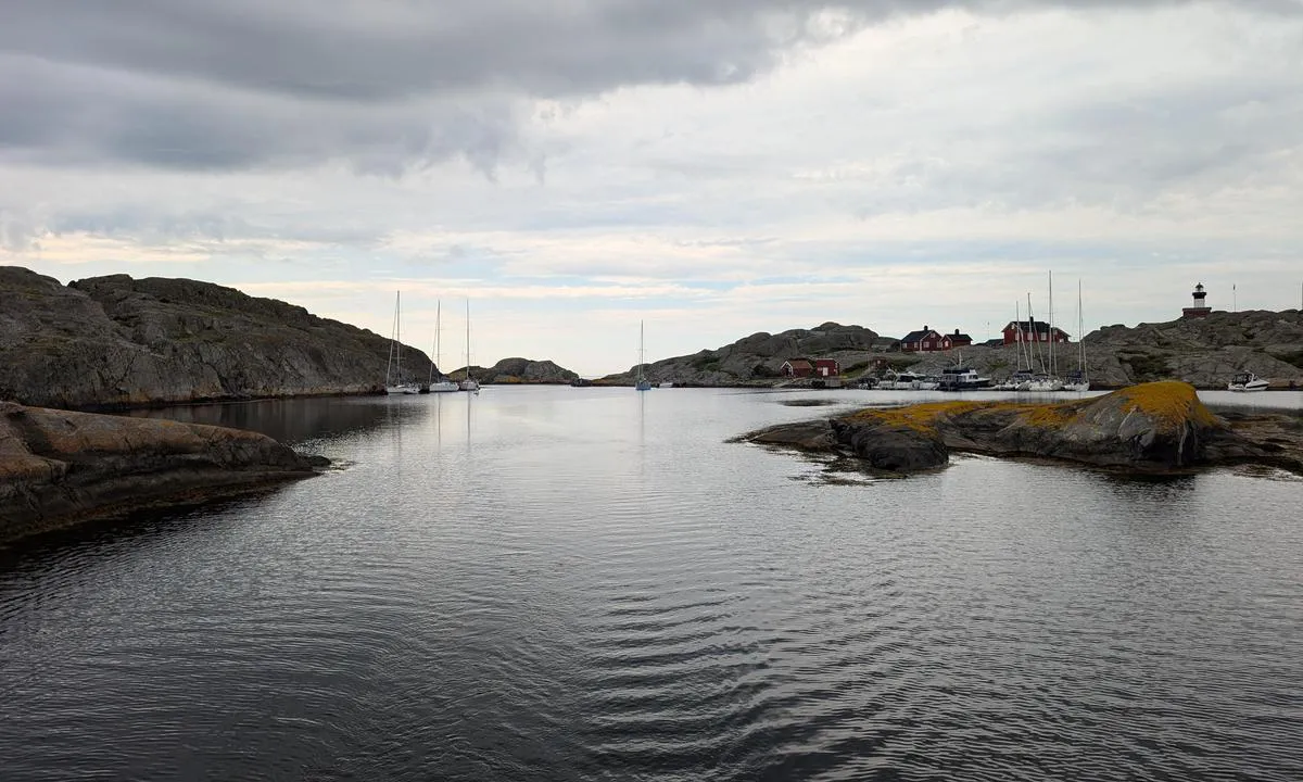 Ursholmen: {"base": "se", "no": "Inngang fra nord.", "se": "Insegling norrifr\u00e5n.", "en": "Approach from the north.", "da": "Indsejling fra nord.", "fr": "Acc\u00e8s depuis le nord.", "de": "Anfahrt von Norden.", "es": "Entrada desde el norte.", "it": "Ingresso dal nord.", "pt": "Entrada navegando a partir do norte.", "nl": "Invaart vanuit het noorden.", "pl": "Wp\u0142yni\u0119cie od p\u00f3\u0142nocy.", "uk": "\u0412\u0445\u0456\u0434 \u0437 \u043f\u0456\u0432\u043d\u043e\u0447\u0456.", "ro": "Navigare dinspre nord.", "tr": "Kuzeyden giri\u015f.", "el": "\u0395\u03af\u03c3\u03bf\u03b4\u03bf\u03c2 \u03b1\u03c0\u03cc \u03c4\u03bf\u03bd \u03b2\u03bf\u03c1\u03c1\u03ac.", "cs": "P\u0159\u00edjezd ze severu.", "hu": "Behaj\u00f3z\u00e1s \u00e9szakr\u00f3l.", "fi": "Sis\u00e4\u00e4npurjehdus pohjoisesta.", "bg": "\u0412\u0445\u043e\u0434 \u043e\u0442 \u0441\u0435\u0432\u0435\u0440.", "sr": "\u0423\u043b\u0430\u0437\u0430\u043a \u0441\u0430 \u0441\u0435\u0432\u0435\u0440\u0430.", "et": "Sissep\u00e4\u00e4s p\u00f5hjast.", "lv": "Ien\u0101k\u0161ana no zieme\u013ciem.", "lt": "\u012eplaukimas i\u0161 \u0161iaur\u0117s."}