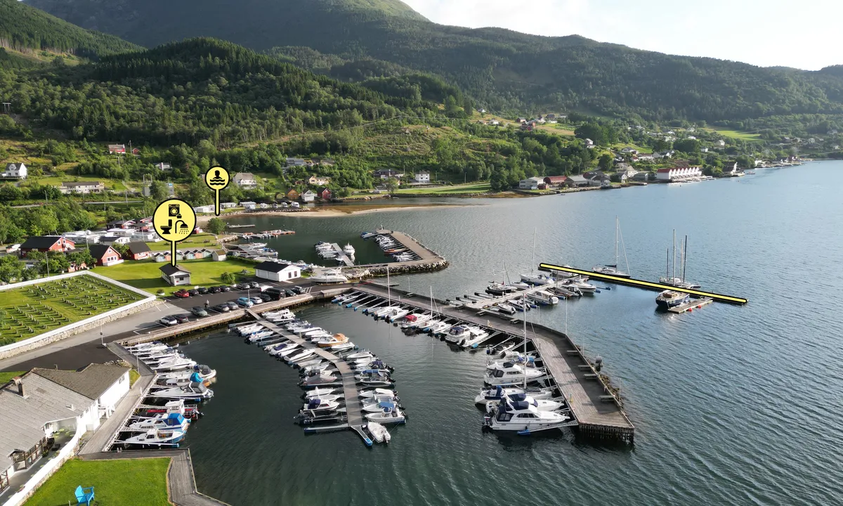 Uskedal Båtlag: {"base": "no", "no": "Gjesteplasser for b\u00e5tlaget er helt ytterst.", "se": "G\u00e4stplatser f\u00f6r b\u00e5tlaget \u00e4r l\u00e4ngst ut.", "en": "Guest berths for the boat team are at the very end.", "da": "G\u00e6stepladser for b\u00e5dejerne er helt yderst."}
