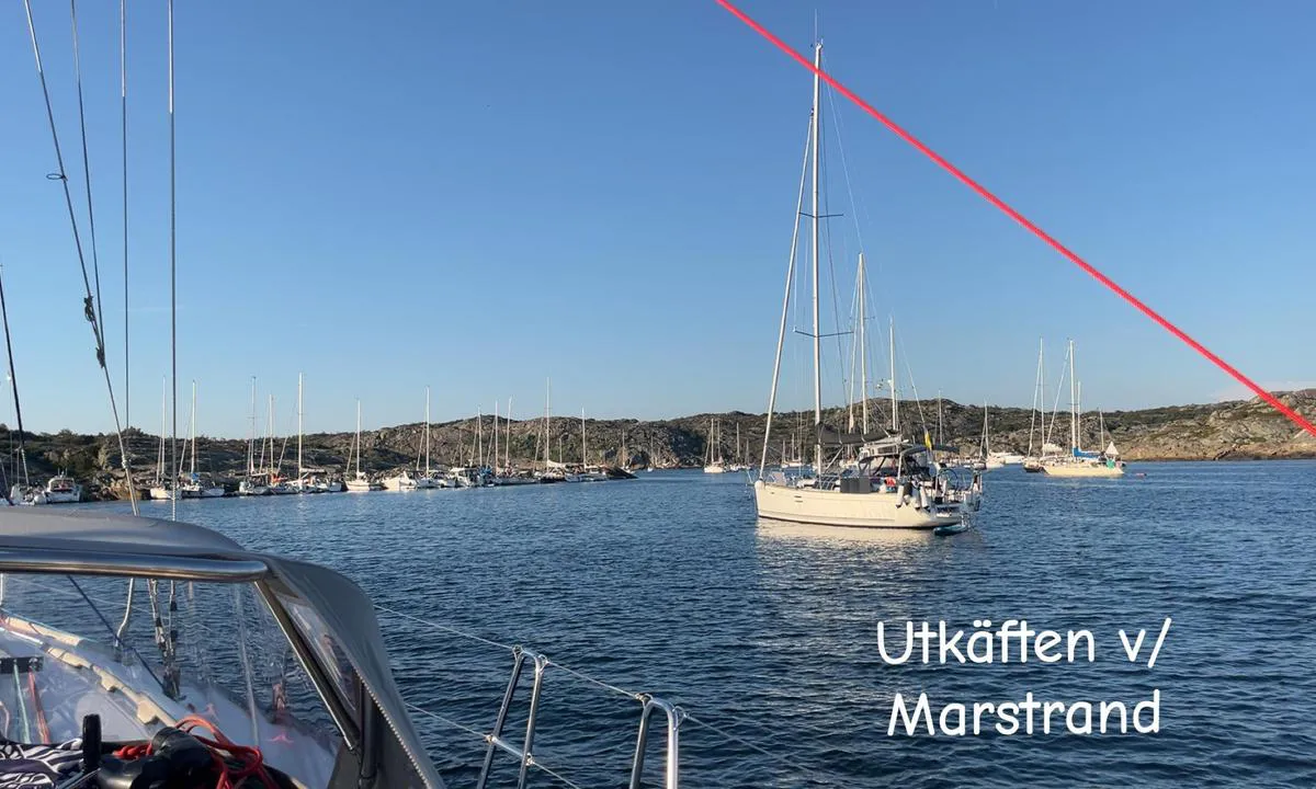 Utkäften: {"base": "no", "no": "P\u00e5, eller i, Utk\u00e4ften er det plass til mange b\u00e5ter. Denne kvelden tok vi jolls og kj\u00f8rte langs kanten og talte 119 b\u00e5ter til sammen langs land og p\u00e5 svai. Som dere ser p\u00e5 bildet er det plass til utrolig mange p\u00e5 svai.", "se": "P\u00e5, eller i, Utkanalen \u00e4r det plats f\u00f6r m\u00e5nga b\u00e5tar. Den h\u00e4r kv\u00e4llen tog vi jollen och k\u00f6rde l\u00e4ngs kanten och r\u00e4knade 119 b\u00e5tar sammanlagt l\u00e4ngs land och p\u00e5 svaj. Som ni ser p\u00e5 bilden \u00e4r det plats f\u00f6r otroligt m\u00e5nga p\u00e5 svaj.", "en": "At or in Utk\u00e4ften, there is space for many boats. This evening we took dinghies and drove along the edge and counted a total of 119 boats along the shore and at anchor. As you can see in the picture, there is space for an incredible number of boats at anchor.", "da": "P\u00e5, eller i, Utk\u00e4ften er der plads til mange b\u00e5de. Denne aften tog vi jollen og k\u00f8rte langs kanten og talte 119 b\u00e5de i alt langs land og for svaj. Som I kan se p\u00e5 billedet, er der plads til utroligt mange for svaj.", "fr": "Au, ou dans, Utk\u00e4ften, il y a de la place pour de nombreux bateaux. Ce soir-l\u00e0, nous avons pris le canot et avons navigu\u00e9 le long du bord en comptant 119 bateaux au total le long de la c\u00f4te et \u00e0 l'ancre. Comme vous pouvez le voir sur la photo, il y a de la place pour une quantit\u00e9 incroyable de bateaux \u00e0 l'ancre.", "de": "Am oder im Utk\u00e4ften gibt es Platz f\u00fcr viele Boote. An diesem Abend nahmen wir das Beiboot und fuhren entlang der K\u00fcste und z\u00e4hlten insgesamt 119 Boote entlang des Ufers und auf Schwojen. Wie Sie auf dem Bild sehen k\u00f6nnen, gibt es Platz f\u00fcr erstaunlich viele Boote auf Schwojen.", "es": "En Utk\u00e4ften hay espacio para muchos barcos. Esa noche tomamos un bote auxiliar y bordeamos la orilla contando un total de 119 barcos tanto anclados como fondeados. Como pueden ver en la imagen, hay espacio para una cantidad incre\u00edble de barcos fondeados.", "it": "Nel, o in, Utk\u00e4ften c'\u00e8 spazio per molte barche. Quella sera abbiamo preso il tender e abbiamo navigato lungo il bordo, contando un totale di 119 barche lungo la costa e all'ancora. Come potete vedere dalla foto, c'\u00e8 spazio per incredibilmente tante barche all'ancora.", "pt": "No ou no Utk\u00e4ften, h\u00e1 espa\u00e7o para muitos barcos. Nesta noite, pegamos um bote e navegamos ao longo da margem, contando um total de 119 barcos ao longo da terra e ancorados. Como voc\u00eas podem ver na imagem, h\u00e1 espa\u00e7o para um n\u00famero incr\u00edvel de barcos ancorados.", "nl": "In, of bij, Utk\u00e4ften is er plaats voor veel boten. Die avond namen we een sloep en voeren langs de rand en telden 119 boten samen langs de kust en voor anker. Zoals je op de foto kunt zien, is er plek voor ongelooflijk veel boten voor anker.", "pl": "W Utk\u00e4ften jest miejsce na wiele \u0142odzi. Tego wieczoru wzi\u0119li\u015bmy ponton i p\u0142yn\u0119li\u015bmy wzd\u0142u\u017c brzegu, licz\u0105c \u0142\u0105cznie 119 \u0142odzi zakotwiczonych wzd\u0142u\u017c linii brzegowej i na kotwicy. Jak wida\u0107 na zdj\u0119ciu, jest miejsce na niezwykle wiele jednostek na kotwicy.", "uk": "<p>\u0423, \u0430\u0431\u043e \u0432, \u0423\u0442\u043a\u0435\u0444\u0442\u0435\u043d\u0456 \u0454 \u043c\u0456\u0441\u0446\u0435 \u0434\u043b\u044f \u0431\u0430\u0433\u0430\u0442\u044c\u043e\u0445 \u0447\u043e\u0432\u043d\u0456\u0432. \u0426\u044c\u043e\u0433\u043e \u0432\u0435\u0447\u043e\u0440\u0430 \u043c\u0438 \u0432\u0437\u044f\u043b\u0438 \u0448\u043b\u044e\u043f\u043a\u0438 \u0456 \u043f\u043e\u043f\u043b\u0438\u0432\u043b\u0438 \u0432\u0437\u0434\u043e\u0432\u0436 \u0431\u0435\u0440\u0435\u0433\u0430 \u0442\u0430 \u043d\u0430\u0440\u0430\u0445\u0443\u0432\u0430\u043b\u0438 \u0437\u0430\u0433\u0430\u043b\u043e\u043c 119 \u0447\u043e\u0432\u043d\u0456\u0432, \u043f\u0440\u0438\u0448\u0432\u0430\u0440\u0442\u043e\u0432\u0430\u043d\u0438\u0445 \u0443\u0437\u0434\u043e\u0432\u0436 \u0431\u0435\u0440\u0435\u0433\u0430 \u0442\u0430 \u0441\u0442\u043e\u044f\u0447\u0438\u0445 \u043d\u0430 \u044f\u043a\u043e\u0440\u0456. \u042f\u043a \u0432\u0438 \u0431\u0430\u0447\u0438\u0442\u0435 \u043d\u0430 \u0437\u043e\u0431\u0440\u0430\u0436\u0435\u043d\u043d\u0456, \u043c\u0456\u0441\u0446\u044f \u0434\u043b\u044f \u0441\u0442\u043e\u044f\u043d\u043a\u0438 \u043d\u0430 \u044f\u043a\u043e\u0440\u0456 \u0434\u0443\u0436\u0435 \u0431\u0430\u0433\u0430\u0442\u043e.</p>", "ro": "La, sau \u00een, Utk\u00e4ften este loc pentru multe b\u0103rci. \u00cen acea sear\u0103, am luat joll-urile \u0219i am condus pe margine \u0219i am num\u0103rat \u00een total 119 b\u0103rci de-a lungul \u021b\u0103rmului \u0219i ancorate la distan\u021b\u0103. Dup\u0103 cum vede\u021bi \u00een imagine, este loc pentru incredibil de multe b\u0103rci ancorate la distan\u021b\u0103.", "tr": "Utk\u00e4ften'de, ya da Utk\u00e4ften'e, bir\u00e7ok tekne i\u00e7in yer var. Bu ak\u015fam, botlar\u0131m\u0131z\u0131 ald\u0131k ve kenar boyunca gezdik ve k\u0131y\u0131da ve demirli toplam 119 tekne sayd\u0131k. Resimde de g\u00f6rd\u00fc\u011f\u00fcn\u00fcz gibi, demirlemi\u015f \u00e7ok say\u0131da tekne i\u00e7in inan\u0131lmaz bir yer var.", "el": "\u03a3\u03c4\u03bf\u03bd \u03ae \u03b3\u03cd\u03c1\u03c9 \u03b1\u03c0\u03cc \u03c4\u03bf\u03bd Utk\u00e4ften \u03c5\u03c0\u03ac\u03c1\u03c7\u03b5\u03b9 \u03c7\u03ce\u03c1\u03bf\u03c2 \u03b3\u03b9\u03b1 \u03c0\u03bf\u03bb\u03bb\u03ac \u03c3\u03ba\u03ac\u03c6\u03b7. \u0391\u03c5\u03c4\u03cc \u03c4\u03bf \u03b2\u03c1\u03ac\u03b4\u03c5 \u03c0\u03ae\u03c1\u03b1\u03bc\u03b5 \u03c4\u03bf \u03c4\u03b6\u03bf\u03bb \u03ba\u03b1\u03b9 \u03bf\u03b4\u03b7\u03b3\u03ae\u03c3\u03b1\u03bc\u03b5 \u03ba\u03b1\u03c4\u03ac \u03bc\u03ae\u03ba\u03bf\u03c2 \u03c4\u03b7\u03c2 \u03b1\u03ba\u03c4\u03ae\u03c2, \u03bc\u03b5\u03c4\u03c1\u03ce\u03bd\u03c4\u03b1\u03c2 \u03c3\u03c5\u03bd\u03bf\u03bb\u03b9\u03ba\u03ac 119 \u03c3\u03ba\u03ac\u03c6\u03b7 \u03ba\u03b1\u03c4\u03ac \u03bc\u03ae\u03ba\u03bf\u03c2 \u03c4\u03b7\u03c2 \u03b1\u03ba\u03c4\u03ae\u03c2 \u03ba\u03b1\u03b9 \u03c3\u03b5 \u03ac\u03b3\u03ba\u03c5\u03c1\u03b1. \u038c\u03c0\u03c9\u03c2 \u03b2\u03bb\u03ad\u03c0\u03b5\u03c4\u03b5 \u03c3\u03c4\u03b7 \u03c6\u03c9\u03c4\u03bf\u03b3\u03c1\u03b1\u03c6\u03af\u03b1, \u03c5\u03c0\u03ac\u03c1\u03c7\u03b5\u03b9 \u03c7\u03ce\u03c1\u03bf\u03c2 \u03b3\u03b9\u03b1 \u03b1\u03c0\u03af\u03c3\u03c4\u03b5\u03c5\u03c4\u03bf \u03b1\u03c1\u03b9\u03b8\u03bc\u03cc \u03c3\u03ba\u03b1\u03c6\u03ce\u03bd \u03c3\u03b5 \u03ac\u03b3\u03ba\u03c5\u03c1\u03b1.", "cs": "Na, nebo v, Utk\u00e4ften je m\u00edsto pro mnoho lod\u00ed. Ten ve\u010der jsme vzali dinghy a jeli pod\u00e9l b\u0159ehu a napo\u010d\u00edtali jsme celkem 119 lod\u00ed pod\u00e9l b\u0159ehu a na kotv\u011b. Jak vid\u00edte na obr\u00e1zku, je zde m\u00edsto pro neuv\u011b\u0159iteln\u00e9 mno\u017estv\u00ed lod\u00ed na kotv\u011b.", "hu": "Az Utk\u00e4ftenben, ak\u00e1r a parton, ak\u00e1r beljebb, sok haj\u00f3nak van hely. Azon az est\u00e9n cs\u00f3nakkal ment\u00fcnk v\u00e9gig a part ment\u00e9n, \u00e9s \u00f6sszesen 119 haj\u00f3t sz\u00e1moltunk \u00f6ssze a parton \u00e9s horgonyon. Ahogy a k\u00e9pen l\u00e1that\u00f3, itt rendk\u00edv\u00fcl sok haj\u00f3nak van hely horgonyon.", "fi": "Utk\u00e4ftenssa tai Utk\u00e4fteniss\u00e4 on tilaa monille veneille. T\u00e4n\u00e4 iltana otimme jollan ja ajoimme pitkin reunaa, ja laskimme yhteens\u00e4 119 venett\u00e4 maissa ja poijussa. Kuten n\u00e4ette kuvasta, poijussa on tilaa uskomattoman monelle.", "bg": "\u0412 Utk\u00e4ften \u0438\u043c\u0430 \u043c\u044f\u0441\u0442\u043e \u0437\u0430 \u043c\u043d\u043e\u0433\u043e \u043b\u043e\u0434\u043a\u0438. \u0422\u0430\u0437\u0438 \u0432\u0435\u0447\u0435\u0440 \u0432\u0437\u0435\u0445\u043c\u0435 \u043b\u043e\u0434\u043a\u0430\u0442\u0430 \u0438 \u043a\u0430\u0440\u0430\u0445\u043c\u0435 \u043f\u043e \u0440\u044a\u0431\u0430, \u043a\u0430\u0442\u043e \u043f\u0440\u0435\u0431\u0440\u043e\u0438\u0445\u043c\u0435 \u043e\u0431\u0449\u043e 119 \u043b\u043e\u0434\u043a\u0438 \u043f\u043e \u0431\u0440\u0435\u0433\u0430 \u0438 \u043d\u0430 \u043a\u043e\u0442\u0432\u0430. \u041a\u0430\u043a\u0442\u043e \u0432\u0438\u0436\u0434\u0430\u0442\u0435 \u043d\u0430 \u0441\u043d\u0438\u043c\u043a\u0430\u0442\u0430, \u0438\u043c\u0430 \u043c\u044f\u0441\u0442\u043e \u0437\u0430 \u0438\u0437\u043a\u043b\u044e\u0447\u0438\u0442\u0435\u043b\u043d\u043e \u043c\u043d\u043e\u0433\u043e \u043b\u043e\u0434\u043a\u0438 \u043d\u0430 \u043a\u043e\u0442\u0432\u0430.", "sr": "\u041d\u0430, \u0438\u043b\u0438 \u0443, \u0423\u0442\u043a\u0435\u0444\u0442\u0435\u043d\u0443 \u0438\u043c\u0430 \u043c\u0435\u0441\u0442\u0430 \u0437\u0430 \u043c\u043d\u043e\u0433\u043e \u0447\u0430\u043c\u0430\u0446\u0430. \u041e\u0432\u043e\u0433 \u0432\u0435\u0447\u0435\u0440\u0438 \u0441\u043c\u043e \u0443\u0437\u0435\u043b\u0438 \u0447\u0430\u043c\u0430\u0446 \u0438 \u0432\u043e\u0437\u0438\u043b\u0438 \u0441\u0435 \u0443\u0437 \u043e\u0431\u0430\u043b\u0443 \u0438 \u043f\u0440\u0435\u0431\u0440\u043e\u0458\u0430\u043b\u0438 \u0443\u043a\u0443\u043f\u043d\u043e 119 \u0447\u0430\u043c\u0430\u0446\u0430 \u0443\u0437 \u043e\u0431\u0430\u043b\u0443 \u0438 \u043d\u0430 \u0441\u0438\u0434\u0440\u0438\u043c\u0430. \u041a\u0430\u043e \u0448\u0442\u043e \u0432\u0438\u0434\u0438\u0442\u0435 \u043d\u0430 \u0441\u043b\u0438\u0446\u0438, \u0438\u043c\u0430 \u043c\u0435\u0441\u0442\u0430 \u0437\u0430 \u043d\u0435\u0432\u0435\u0440\u043e\u0432\u0430\u0442\u043d\u043e \u043c\u043d\u043e\u0433\u043e \u043d\u0430 \u0441\u0438\u0434\u0440\u0438\u043c\u0430.", "et": "Utk\u00e4ftenis on palju paiku paatide jaoks. Sel \u00f5htul v\u00f5tsime jolli ja s\u00f5itsime piki kallast ning lugesime kokku 119 paati kaldal ja ankrus. Nagu pildilt n\u00e4ha, on ankrus paatidele uskumatult palju ruumi.", "lv": "Pie, vai iek\u0161, Utk\u00e4ften ir vieta daudz\u0101m laiv\u0101m. \u0160aj\u0101 vakar\u0101 m\u0113s \u0146\u0113m\u0101m jollas un brauc\u0101m gar malu, un saskait\u012bj\u0101m kop\u0101 119 laivas gar krastu un uz enkura. K\u0101 redzat att\u0113l\u0101, uz enkura ir vieta neticami daudz\u0101m laiv\u0101m.", "lt": "Utk\u00e4ften\u0117je yra vietos daugeliui laiv\u0173. T\u0105 vakar\u0105 pa\u0117m\u0117me valtel\u0119 ir plauk\u0117me palei kra\u0161t\u0105, suskai\u010diavome i\u0161 viso 119 laiv\u0173 prie kranto ir ant inkar\u0173. Kaip matote nuotraukoje, yra nuostabiai daug vietos laivams ant inkar\u0173."}