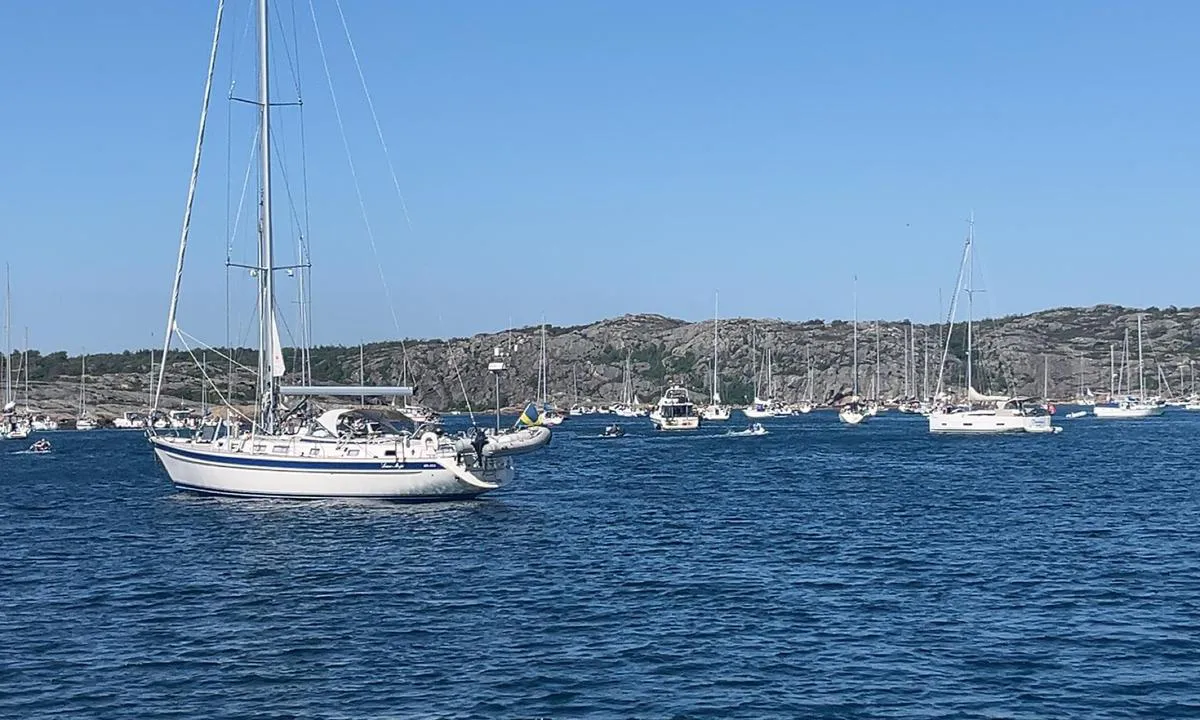 Utkäften: {"base": "no", "no": "P\u00e5, eller i, Utk\u00e4ften er det plass til mange b\u00e5ter. Denne kvelden tok vi jolls og kj\u00f8rte langs kanten og talte 119 b\u00e5ter til sammen langs land og p\u00e5 svai. Som dere ser p\u00e5 bildet er det plass til utrolig mange p\u00e5 svai.", "se": "P\u00e5, eller i, Utk\u00e4ften \u00e4r det plats f\u00f6r m\u00e5nga b\u00e5tar. Den h\u00e4r kv\u00e4llen tog vi en jolle och k\u00f6rde l\u00e4ngs kanten och r\u00e4knade 119 b\u00e5tar totalt l\u00e4ngs land och p\u00e5 svaj. Som ni ser p\u00e5 bilden finns det plats f\u00f6r otroligt m\u00e5nga p\u00e5 svaj.", "en": "At, or in, Utk\u00e4ften there is room for many boats. This evening we took a dinghy and drove along the edge and counted 119 boats in total along the shore and at anchor. As you can see in the picture, there is room for an incredible number of boats at anchor.", "da": "P\u00e5, eller i, Utk\u00e4ften er der plads til mange b\u00e5de. Denne aften tog vi jollen og k\u00f8rte langs kanten og talte 119 b\u00e5de tilsammen langs land og for anker. Som I kan se p\u00e5 billedet, er der plads til utroligt mange for anker.", "fr": "\u00c0, ou dans, Utk\u00e4ften, il y a de la place pour beaucoup de bateaux. Ce soir-l\u00e0, nous avons pris l'annexe et avons navigu\u00e9 le long du rivage, comptant 119 bateaux au total le long de la c\u00f4te et \u00e0 l'ancre. Comme vous pouvez le voir sur la photo, il y a de la place pour un nombre incroyable de bateaux \u00e0 l'ancre.", "de": "Am oder im Utk\u00e4ften gibt es Platz f\u00fcr viele Boote. An diesem Abend nahmen wir das Beiboot und fuhren entlang der K\u00fcste und z\u00e4hlten insgesamt 119 Boote entlang des Ufers und vor Anker. Wie Sie auf dem Bild sehen k\u00f6nnen, gibt es unglaublich viel Platz zum Ankern.", "es": "En, o en, Utk\u00e4ften hay espacio para muchos barcos. Esa noche tomamos el bote auxiliar y pasamos a lo largo de la costa contando un total de 119 barcos anclados y fondeados. Como pueden ver en la imagen, hay espacio para much\u00edsimos barcos fondeados.", "it": "Nella o in Utk\u00e4ften c'\u00e8 spazio per molte barche. Quella sera abbiamo preso il gommone e abbiamo navigato lungo il bordo contando in totale 119 barche lungo la riva e all'ancora. Come potete vedere dalla foto, c'\u00e8 spazio per un numero incredibile di barche all'ancora.", "pt": "Em, ou em, Utk\u00e4ften h\u00e1 espa\u00e7o para muitos barcos. Nesta noite, pegamos barcos pequenos e navegamos ao longo da margem, contando 119 barcos ao todo ao longo da terra e ancorados. Como podem ver na imagem, h\u00e1 espa\u00e7o para um n\u00famero incr\u00edvel de barcos ancorados.", "nl": "Op, of in, Utk\u00e4ften is er plaats voor vele boten. Deze avond namen we de sloep en voeren langs de kust en telden in totaal 119 boten langs de oever en voor anker. Zoals u op de foto kunt zien, is er ruimte voor ongelooflijk veel boten voor anker.", "pl": "W Utk\u00e4ften jest miejsce dla wielu \u0142odzi. Tego wieczoru wzi\u0119li\u015bmy \u0142\u00f3d\u017a wios\u0142ow\u0105 i p\u0142yn\u0119li\u015bmy wzd\u0142u\u017c brzegu, licz\u0105c \u0142\u0105cznie 119 \u0142odzi przy brzegu i na kotwicy. Jak wida\u0107 na zdj\u0119ciu, jest miejsce na niewiarygodnie wiele \u0142odzi na kotwicy.", "uk": "\u041d\u0430, \u0430\u0431\u043e \u0432, Utk\u00e4ften \u0454 \u043c\u0456\u0441\u0446\u0435 \u0434\u043b\u044f \u0431\u0430\u0433\u0430\u0442\u044c\u043e\u0445 \u0447\u043e\u0432\u043d\u0456\u0432. \u0426\u044c\u043e\u0433\u043e \u0432\u0435\u0447\u043e\u0440\u0430 \u043c\u0438 \u0432\u0437\u044f\u043b\u0438 \u0448\u043b\u044e\u043f\u043a\u0438 \u0456 \u0457\u0445\u0430\u043b\u0438 \u0432\u0437\u0434\u043e\u0432\u0436 \u0431\u0435\u0440\u0435\u0433\u0430, \u043d\u0430\u0440\u0430\u0445\u0443\u0432\u0430\u0432\u0448\u0438 \u0440\u0430\u0437\u043e\u043c 119 \u0447\u043e\u0432\u043d\u0456\u0432 \u0432\u0437\u0434\u043e\u0432\u0436 \u0431\u0435\u0440\u0435\u0433\u0430 \u0442\u0430 \u043d\u0430 \u044f\u043a\u043e\u0440\u0456. \u042f\u043a \u0432\u0438 \u0431\u0430\u0447\u0438\u0442\u0435 \u043d\u0430 \u0437\u043e\u0431\u0440\u0430\u0436\u0435\u043d\u043d\u0456, \u043d\u0430 \u044f\u043a\u043e\u0440\u0456 \u043c\u043e\u0436\u0435 \u043f\u0435\u0440\u0435\u0431\u0443\u0432\u0430\u0442\u0438 \u043d\u0435\u0439\u043c\u043e\u0432\u0456\u0440\u043d\u0430 \u043a\u0456\u043b\u044c\u043a\u0456\u0441\u0442\u044c \u0447\u043e\u0432\u043d\u0456\u0432.", "ro": "La, sau \u00een, Utk\u00e4ften este loc pentru multe b\u0103rci. \u00cen aceast\u0103 sear\u0103, am luat barca \u0219i am navigat de-a lungul \u021b\u0103rmului \u0219i am num\u0103rat 119 b\u0103rci \u00een total de-a lungul \u021b\u0103rmului \u0219i ancorate. Dup\u0103 cum vede\u021bi \u00een imagine, exist\u0103 loc pentru un num\u0103r incredibil de mare de b\u0103rci ancorate.", "tr": "Utk\u00e4ften'de, ya da Utk\u00e4ften'in i\u00e7indeyken, bir s\u00fcr\u00fc tekne i\u00e7in yer vard\u0131r. Bu ak\u015fam iskeleden ayr\u0131ld\u0131k ve k\u0131y\u0131 boyunca motor ile gidip, k\u0131y\u0131da ve demirlemi\u015f toplamda 119 tekne sayd\u0131k. Foto\u011frafta da g\u00f6rebilece\u011finiz gibi demirlemi\u015f ola\u011fan\u00fcst\u00fc say\u0131da tekneye yer var.", "el": "\u03a3\u03b5 \u03ae \u03c3\u03c4\u03bf Utk\u00e4ften \u03c5\u03c0\u03ac\u03c1\u03c7\u03b5\u03b9 \u03c7\u03ce\u03c1\u03bf\u03c2 \u03b3\u03b9\u03b1 \u03c0\u03bf\u03bb\u03bb\u03ac \u03c3\u03ba\u03ac\u03c6\u03b7. \u0395\u03ba\u03b5\u03af\u03bd\u03bf \u03c4\u03bf \u03b2\u03c1\u03ac\u03b4\u03c5 \u03c0\u03ae\u03c1\u03b1\u03bc\u03b5 \u03c4\u03b9\u03c2 \u03b2\u03ac\u03c1\u03ba\u03b5\u03c2 \u03bc\u03b1\u03c2 \u03ba\u03b1\u03b9 \u03c0\u03bb\u03b5\u03cd\u03c3\u03b1\u03bc\u03b5 \u03ba\u03b1\u03c4\u03ac \u03bc\u03ae\u03ba\u03bf\u03c2 \u03c4\u03b7\u03c2 \u03b1\u03ba\u03c4\u03ae\u03c2 \u03bc\u03b5\u03c4\u03c1\u03ce\u03bd\u03c4\u03b1\u03c2 \u03c3\u03c5\u03bd\u03bf\u03bb\u03b9\u03ba\u03ac 119 \u03c3\u03ba\u03ac\u03c6\u03b7 \u03b1\u03b3\u03ba\u03c5\u03c1\u03bf\u03b2\u03bf\u03bb\u03b7\u03bc\u03ad\u03bd\u03b1 \u03ba\u03b1\u03c4\u03ac \u03bc\u03ae\u03ba\u03bf\u03c2 \u03c4\u03b7\u03c2 \u03b1\u03ba\u03c4\u03ae\u03c2 \u03ba\u03b1\u03b9 \u03c3\u03c4\u03bf\u03bd \u03ba\u03cc\u03bb\u03c0\u03bf. \u038c\u03c0\u03c9\u03c2 \u03bc\u03c0\u03bf\u03c1\u03b5\u03af\u03c4\u03b5 \u03bd\u03b1 \u03b4\u03b5\u03af\u03c4\u03b5 \u03c3\u03c4\u03b7 \u03c6\u03c9\u03c4\u03bf\u03b3\u03c1\u03b1\u03c6\u03af\u03b1, \u03c5\u03c0\u03ac\u03c1\u03c7\u03b5\u03b9 \u03c7\u03ce\u03c1\u03bf\u03c2 \u03b3\u03b9\u03b1 \u03c0\u03ac\u03c1\u03b1 \u03c0\u03bf\u03bb\u03bb\u03ac \u03c3\u03ba\u03ac\u03c6\u03b7 \u03c3\u03c4\u03bf\u03bd \u03ba\u03cc\u03bb\u03c0\u03bf.", "cs": "Na nebo v Utk\u00e4ften je m\u00edsto pro mnoho lod\u00ed. Tento ve\u010der jsme vzali \u010dluny a projeli pod\u00e9l b\u0159ehu a napo\u010d\u00edtali celkem 119 lod\u00ed pod\u00e9l b\u0159ehu i na kotv\u011b. Jak vid\u00edte na obr\u00e1zku, je zde m\u00edsto pro neuv\u011b\u0159iteln\u011b mnoho na kotv\u011b.", "hu": "Utk\u00e4ftenn\u00e9l, vagy Utk\u00e4ftenben sok haj\u00f3 sz\u00e1m\u00e1ra van hely. Ezen az est\u00e9n cs\u00f3nakkal ment\u00fcnk a part ment\u00e9n, \u00e9s \u00f6sszesen 119 haj\u00f3t sz\u00e1moltunk meg a part ment\u00e9n \u00e9s horgonyon. Ahogyan a k\u00e9pen is l\u00e1thatj\u00e1tok, nagyon sok haj\u00f3 sz\u00e1m\u00e1ra van hely horgonyon.", "fi": "Utka m\u00e4\u00e4r\u00e4ll\u00e4 on tilaa monille veneille. T\u00e4n\u00e4 iltana otimme jollan ja ajoimme reunan pitkin laskemalla yhteens\u00e4 119 venett\u00e4 rannan tuntumassa ja ankkurissa. Kuten kuvasta n\u00e4kyy, ankkurissa on tilaa uskomattoman monelle.", "bg": "\u041d\u0430 \u0438\u043b\u0438 \u0432 Utk\u00e4ften \u0438\u043c\u0430 \u043c\u044f\u0441\u0442\u043e \u0437\u0430 \u043c\u043d\u043e\u0433\u043e \u043b\u043e\u0434\u043a\u0438. \u0422\u0430\u0437\u0438 \u0432\u0435\u0447\u0435\u0440 \u0432\u0437\u0435\u0445\u043c\u0435 \u043b\u043e\u0434\u043a\u0430\u0442\u0430 \u0438 \u043a\u0430\u0440\u0430\u0445\u043c\u0435 \u043f\u043e\u043a\u0440\u0430\u0439 \u0431\u0440\u0435\u0433\u0430, \u0431\u0440\u043e\u0435\u0439\u043a\u0438 \u043e\u0431\u0449\u043e 119 \u043b\u043e\u0434\u043a\u0438 \u043f\u043e \u0431\u0440\u0435\u0433\u0430 \u0438 \u043d\u0430 \u043a\u043e\u0442\u0432\u0430. \u041a\u0430\u043a\u0442\u043e \u0432\u0438\u0436\u0434\u0430\u0442\u0435 \u043d\u0430 \u0441\u043d\u0438\u043c\u043a\u0430\u0442\u0430, \u0438\u043c\u0430 \u043c\u044f\u0441\u0442\u043e \u0437\u0430 \u0438\u0437\u043a\u043b\u044e\u0447\u0438\u0442\u0435\u043b\u043d\u043e \u043c\u043d\u043e\u0433\u043e \u043b\u043e\u0434\u043a\u0438 \u043d\u0430 \u043a\u043e\u0442\u0432\u0430.", "sr": "Na ili u Utk\u00e4ften-u ima mesta za mnogo brodova. Te ve\u010deri smo uzeli \u010damac i vozili se du\u017e obale i izbrojali ukupno 119 brodova uz obalu i na sidri\u0161tu. Kao \u0161to vidite na slici, ima mesta za neverovatno mnogo brodova na sidri\u0161tu.", "et": "Utk\u00e4ftenis on ruumi paljudele paatidele. Sel \u00f5htul v\u00f5tsime jolli ja s\u00f5itsime m\u00f6\u00f6da kalda \u00e4\u00e4rt ning lugesime kokku 119 paati, mis olid ankrus ja kaldal. Nagu pildilt n\u00e4ha, mahub ankrusse uskumatult palju paate.", "lv": "Uzkafen\u0113 ir vieta daudziem ku\u0123iem. \u0160aj\u0101 vakar\u0101 m\u0113s ar jolliem brauc\u0101m gar malu un saskait\u012bj\u0101m kop\u0101 119 ku\u0123us gar krastu un uz enkura. K\u0101 redzams att\u0113l\u0101, uz enkura ir \u013coti daudz vietas.", "lt": "Utk\u00e4ften uoste yra vietos daugeliui val\u010di\u0173. T\u0105 vakar\u0105 mes pa\u0117m\u0117me ma\u017e\u0105 valt\u012f ir plauk\u0117me palei krant\u0105, suskai\u010diavome 119 valtis palei krant\u0105 ir inkaruojan\u010dias. Kaip matote nuotraukoje, yra ne\u012ftik\u0117tinai daug vietos inkaruoti."}
