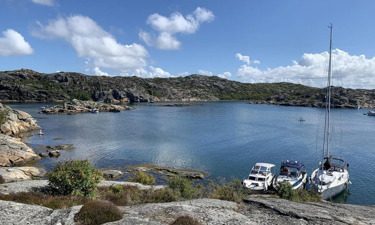 Utkäften: Innerst i kilen - tatt fra vestsiden. Merk svaiplassene innenfor holmene - men følg nøye med på kartet hvis du går så langt inn.
I forgrunnen ligger vi på kiler. Der var det helt på håret for en 40 fot og 2m dyp seilbåt. Vi måtte justere fortøyningen for å unngå å berøre grunn med kjølen på lavvann - men det gikk så vidt.