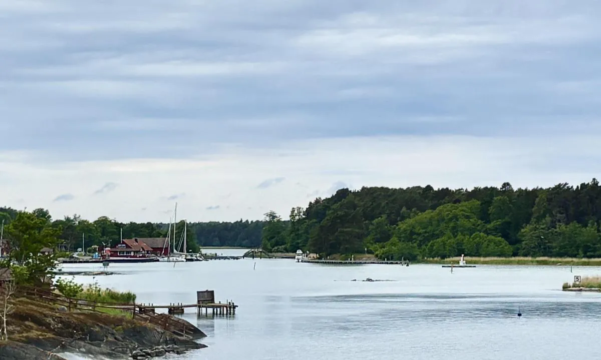 Utö Gästhamn - Sverige: {"base": "de", "no": "Havnens inn- og utseiling til venstre p\u00e5 bildet, rett frem i restauranten betales kaiplassen.", "se": "Hamnens in- och utfart till v\u00e4nster p\u00e5 bilden, rakt fram i lokalen betalas liggeplatsen.", "en": "Harbour entrance and exit on the left in the picture, straight ahead in the local office the berth is paid for.", "da": "Havneudsejlads til venstre p\u00e5 billedet, ligeud i lokalet betaler man for kajpladsen.", "fr": "Entr\u00e9e et sortie du port \u00e0 gauche dans l'image, droit devant le local o\u00f9 l'on paie la place d'amarrage.", "de": "Hafen Ein- und Ausfahrt links im Bild, gerade aus im Lokal wird der Liegeplatz bezahlt.", "es": "Entrada y salida del puerto a la izquierda en la imagen, directamente en el local se paga el atraque.", "it": "Entrata e uscita dal porto a sinistra nell'immagine, diritto nel locale si paga l'ormeggio.", "pt": "Entrada e sa\u00edda do porto \u00e0 esquerda na imagem, \u00e0 frente no local \u00e9 feito o pagamento pelo lugar de amarra\u00e7\u00e3o.", "nl": "Haven in- en uitgang links op de foto, rechtdoor in het lokaal wordt de ligplaats betaald.", "pl": "Wyjazd i wjazd do portu po lewej stronie na obrazku, prosto w lokalu op\u0142aca si\u0119 miejsce cumownicze.", "uk": "\u0412\u0445\u0456\u0434 \u0456 \u0432\u0438\u0445\u0456\u0434 \u0437 \u0433\u0430\u0432\u0430\u043d\u0456 \u0437\u043b\u0456\u0432\u0430 \u043d\u0430 \u0437\u043e\u0431\u0440\u0430\u0436\u0435\u043d\u043d\u0456, \u043f\u0440\u044f\u043c\u043e \u0432 \u043c\u0456\u0441\u0446\u0435\u0432\u043e\u043c\u0443 \u0437\u0430\u043a\u043b\u0430\u0434\u0456 \u043e\u043f\u043b\u0430\u0447\u0443\u0454\u0442\u044c\u0441\u044f \u043c\u0456\u0441\u0446\u0435 \u0441\u0442\u043e\u044f\u043d\u043a\u0438.", "ro": "Intrarea \u0219i ie\u0219irea din port sunt \u00een st\u00e2nga imaginii, chiar \u00eenainte, \u00een local se pl\u0103te\u0219te locul de acostare.", "tr": "Liman giri\u015f ve \u00e7\u0131k\u0131\u015f\u0131 resmin sol taraf\u0131nda, do\u011fruca i\u00e7eride konaklama \u00fccreti \u00f6denir.", "el": "\u0397 \u03b5\u03af\u03c3\u03bf\u03b4\u03bf\u03c2 \u03ba\u03b1\u03b9 \u03b7 \u03ad\u03be\u03bf\u03b4\u03bf\u03c2 \u03b1\u03c0\u03cc \u03c4\u03bf \u03bb\u03b9\u03bc\u03ac\u03bd\u03b9 \u03c3\u03c4\u03b1 \u03b1\u03c1\u03b9\u03c3\u03c4\u03b5\u03c1\u03ac \u03c3\u03c4\u03b7\u03bd \u03b5\u03b9\u03ba\u03cc\u03bd\u03b1, \u03ba\u03b1\u03c4\u03b5\u03c5\u03b8\u03b5\u03af\u03b1\u03bd \u03bc\u03ad\u03c3\u03b1 \u03c3\u03c4\u03bf \u03c4\u03bf\u03c0\u03b9\u03ba\u03cc \u03c0\u03bb\u03b7\u03c1\u03ce\u03bd\u03b5\u03c4\u03b1\u03b9 \u03bf \u03c7\u03ce\u03c1\u03bf\u03c2 \u03b5\u03bb\u03bb\u03b9\u03bc\u03b5\u03bd\u03b9\u03c3\u03bc\u03bf\u03cd.", "cs": "P\u0159\u00edstavn\u00ed vjezd a v\u00fdjezd vlevo na obr\u00e1zku, p\u0159\u00edmo v m\u00edstn\u00ed restauraci se plat\u00ed za kotvi\u0161t\u011b.", "hu": "Kik\u00f6t\u0151 be- \u00e9s kihaj\u00f3z\u00e1s balra a k\u00e9pen, egyenesen a helyi helyis\u00e9gben fizetik a kik\u00f6t\u00e9si d\u00edjat.", "fi": "Sataman sis\u00e4\u00e4n- ja ulosk\u00e4ynti vasemmalla kuvassa, suoraan sis\u00e4\u00e4n paikalliseen maksetaan laituripaikasta.", "bg": "\u041f\u0440\u0438\u0441\u0442\u0430\u043d\u0438\u0449\u0435\u0442\u043e \u0435 \u043d\u0430 \u0432\u0445\u043e\u0434 \u0438 \u0438\u0437\u0445\u043e\u0434 \u0432\u043b\u044f\u0432\u043e \u043d\u0430 \u0438\u0437\u043e\u0431\u0440\u0430\u0436\u0435\u043d\u0438\u0435\u0442\u043e, \u0430 \u043c\u044f\u0441\u0442\u043e\u0442\u043e \u0437\u0430 \u043f\u0440\u0435\u0441\u0442\u043e\u0439 \u0441\u0435 \u0437\u0430\u043f\u043b\u0430\u0449\u0430 \u0434\u0438\u0440\u0435\u043a\u0442\u043d\u043e \u0432 \u043c\u0435\u0441\u0442\u043d\u043e\u0442\u043e \u0437\u0430\u0432\u0435\u0434\u0435\u043d\u0438\u0435.", "sr": "Uplov za luku i isplov izlaze levo na slici, pravo u lokal pla\u0107a se mesto za privez.", "et": "Sadamasse sisse- ja v\u00e4ljas\u00f5it vasakul pildil, otse ees kohvikus tasutakse kai kohal.", "lv": "Ostas ieeja un izeja kreisaj\u0101 pus\u0113 att\u0113l\u0101, tie\u0161i priek\u0161\u0101 viet\u0113j\u0101 b\u016bs j\u0101maks\u0101 par pietauvo\u0161an\u0101s vietu.", "lt": "Uosto \u012fplaukimas ir i\u0161plaukimas kair\u0117je nuotraukos pus\u0117je, tiesiai vietoje mokama u\u017e \u0161vartavimosi viet\u0105."}