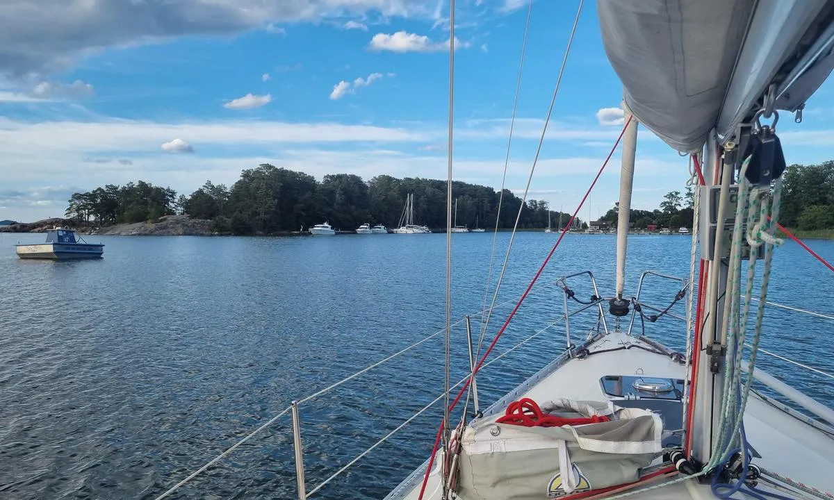 Utö Gästhamn - Sverige: {"base": "se", "no": "Inngangen fra s\u00f8rvest til den s\u00f8rvestlige delen av havnen. I innl\u00f8pet finnes en linjetavle og r\u00f8de-gr\u00f8nne b\u00f8yer som ser ut til \u00e5 f\u00f8re rett p\u00e5 en grunn, men dybden er minst 3 meter hele veien.", "se": "Infarten fr\u00e5n sydv\u00e4st till den sydv\u00e4stra delete av hamnen.\r\nI infarten finns en linjetavla och r\u00f6d-gr\u00f6na remmare som ser ut att f\u00f6ra rakt p\u00e5 en grynna men djupet \u00e4r minst 3m hela v\u00e4gen.", "en": "The entrance from the southwest to the southwestern part of the harbour. At the entrance, there is a range board and red-green beacons that appear to lead directly onto a shoal, but the depth is at least 3m all the way.", "da": "Indsejlingen fra sydvest til den sydvestlige del af havnen.\nI indsejlingen findes en linjetavle og r\u00f8d-gr\u00f8nne remmer, som ser ud til at f\u00f8re direkte p\u00e5 en grund, men dybden er mindst 3 m hele vejen.", "fr": "L'entr\u00e9e depuis le sud-ouest vers la partie sud-ouest du port. <br> \u00c0 l'entr\u00e9e, il y a un panneau lin\u00e9aire et des bou\u00e9es rouges et vertes qui semblent mener directement sur un haut-fond, mais la profondeur est d'au moins 3 m sur toute la trajectoire.", "de": "Die Einfahrt von S\u00fcdwesten zum s\u00fcdwestlichen Teil des Hafens. In der Einfahrt gibt es eine Linienkarte und rot-gr\u00fcne Tonnen, die so aussehen, als w\u00fcrden sie direkt auf eine Untiefe hinweisen, aber die Wassertiefe betr\u00e4gt durchgehend mindestens 3 m.", "es": "La entrada desde el suroeste al sector suroeste del puerto.\nEn la entrada hay una se\u00f1al lineal y boyas rojiverdes que parecen dirigir directamente hacia un baj\u00edo, pero la profundidad es de al menos 3 metros en todo el trayecto.", "it": "L'ingresso da sud-ovest alla parte sud-ovest del porto. \nAll'ingresso c'\u00e8 una tavola di linea e dei segnalatori rosso-verdi che sembrano condurre direttamente su uno scoglio, ma la profondit\u00e0 \u00e8 di almeno 3 m per tutto il percorso.", "pt": "A entrada a partir do sudoeste para a parte sudoeste do porto. Na entrada h\u00e1 uma placa linear e marcadores vermelho-verdes que parecem apontar diretamente para um baixo, mas a profundidade \u00e9 de pelo menos 3m em todo o trajeto.", "nl": "De toegang vanaf het zuidwesten naar het zuidwestelijke deel van de haven.\nBij de toegang is er een afmeerbord en rood-groene remmers die er uitzien alsof ze recht op een zandbank wijzen, maar de diepte is minimaal 3 m over de gehele route.", "pl": "Wej\u015bcie od po\u0142udniowego zachodu do po\u0142udniowo-zachodniej cz\u0119\u015bci portu.\nW podej\u015bciu znajduje si\u0119 tablica liniowa oraz czerwono-zielone oznakowanie wst\u0119gowe, kt\u00f3re wygl\u0105daj\u0105, jakby prowadzi\u0142y prosto na mielizn\u0119, jednak g\u0142\u0119boko\u015b\u0107 wynosi co najmniej 3 m na ca\u0142ej d\u0142ugo\u015bci.", "uk": "\u0412\u0445\u0456\u0434 \u0456\u0437 \u043f\u0456\u0432\u0434\u0435\u043d\u043d\u043e\u0433\u043e \u0437\u0430\u0445\u043e\u0434\u0443 \u0434\u043e \u043f\u0456\u0432\u0434\u0435\u043d\u043d\u043e-\u0437\u0430\u0445\u0456\u0434\u043d\u043e\u0457 \u0447\u0430\u0441\u0442\u0438\u043d\u0438 \u0433\u0430\u0432\u0430\u043d\u0456. \n\u0423 \u0432\u0445\u043e\u0434\u0456 \u0454 \u043b\u0456\u043d\u0456\u0439\u043d\u0430 \u0442\u0430\u0431\u043b\u0438\u0447\u043a\u0430 \u0442\u0430 \u0447\u0435\u0440\u0432\u043e\u043d\u043e-\u0437\u0435\u043b\u0435\u043d\u0456 \u043c\u0430\u044f\u043a\u0438, \u044f\u043a\u0456 \u0437\u0434\u0430\u044e\u0442\u044c\u0441\u044f \u0440\u043e\u0437\u0442\u0430\u0448\u043e\u0432\u0430\u043d\u0438\u043c\u0438 \u0431\u0435\u0437\u043f\u043e\u0441\u0435\u0440\u0435\u0434\u043d\u044c\u043e \u043d\u0430\u0434 \u043c\u0456\u043b\u0438\u043d\u043e\u044e, \u0430\u043b\u0435 \u0433\u043b\u0438\u0431\u0438\u043d\u0430 \u043f\u043e \u0432\u0441\u0456\u0439 \u0434\u043e\u0432\u0436\u0438\u043d\u0456 \u043d\u0435 \u043c\u0435\u043d\u0448\u0430 \u0437\u0430 3 \u043c.", "ro": "Intrarea din sud-vest c\u0103tre partea sud-vestic\u0103 a portului. La intrare exist\u0103 o tabl\u0103 de semnalizare \u0219i marcaje ro\u0219u-verzi care par s\u0103 indice o banc\u0103 de nisip direct \u00een fa\u021b\u0103, dar ad\u00e2ncimea este de cel pu\u021bin 3 m pe toat\u0103 lungimea.", "tr": "G\u00fcneybat\u0131dan liman\u0131n g\u00fcneybat\u0131 b\u00f6l\u00fcm\u00fcne giri\u015f.<br>Giri\u015fte, bir hat levhas\u0131 ve k\u0131rm\u0131z\u0131-ye\u015fil i\u015faretler bulunmaktad\u0131r; bu i\u015faretler, do\u011frudan bir s\u0131\u011fl\u0131\u011fa y\u00f6nlendiriyor gibi g\u00f6r\u00fcnse de, derinlik yol boyunca en az 3 metredir.", "el": "\u0397 \u03b5\u03af\u03c3\u03bf\u03b4\u03bf\u03c2 \u03b1\u03c0\u03cc \u03bd\u03bf\u03c4\u03b9\u03bf\u03b4\u03c5\u03c4\u03b9\u03ba\u03ac \u03c0\u03c1\u03bf\u03c2 \u03c4\u03bf \u03bd\u03bf\u03c4\u03b9\u03bf\u03b4\u03c5\u03c4\u03b9\u03ba\u03cc \u03c4\u03bc\u03ae\u03bc\u03b1 \u03c4\u03bf\u03c5 \u03bb\u03b9\u03bc\u03ad\u03bd\u03b1.\n\u03a3\u03c4\u03b7\u03bd \u03b5\u03af\u03c3\u03bf\u03b4\u03bf \u03c5\u03c0\u03ac\u03c1\u03c7\u03b5\u03b9 \u03ad\u03bd\u03b1\u03c2 \u03c0\u03af\u03bd\u03b1\u03ba\u03b1\u03c2 \u03b3\u03c1\u03b1\u03bc\u03bc\u03ae\u03c2 \u03ba\u03b1\u03b9 \u03ba\u03cc\u03ba\u03ba\u03b9\u03bd\u03b1-\u03c0\u03c1\u03ac\u03c3\u03b9\u03bd\u03b1 \u03c3\u03b7\u03bc\u03b1\u03c4\u03bf\u03c6\u03cc\u03c1\u03b1 \u03c0\u03bf\u03c5 \u03c6\u03b1\u03af\u03bd\u03b5\u03c4\u03b1\u03b9 \u03bd\u03b1 \u03bf\u03b4\u03b7\u03b3\u03bf\u03cd\u03bd \u03ba\u03b1\u03c4\u03b5\u03c5\u03b8\u03b5\u03af\u03b1\u03bd \u03c3\u03b5 \u03ad\u03bd\u03b1 \u03cd\u03c6\u03b1\u03bb\u03bf, \u03b1\u03bb\u03bb\u03ac \u03c4\u03bf \u03b2\u03ac\u03b8\u03bf\u03c2 \u03b5\u03af\u03bd\u03b1\u03b9 \u03c4\u03bf\u03c5\u03bb\u03ac\u03c7\u03b9\u03c3\u03c4\u03bf\u03bd 3 \u03bc\u03ad\u03c4\u03c1\u03b1 \u03c3\u03b5 \u03cc\u03bb\u03bf \u03c4\u03bf \u03bc\u03ae\u03ba\u03bf\u03c2.", "cs": "Vjezd ze jihoz\u00e1padu do jihoz\u00e1padn\u00ed \u010d\u00e1sti p\u0159\u00edstavu.\nVjezdem vede liniov\u00e1 tabule a \u010derveno-zelen\u00e9 pruhy, kter\u00e9 se zdaj\u00ed v\u00e9st p\u0159\u00edmo na m\u011bl\u010dinu, ale hloubka je po cel\u00e9 trase minim\u00e1ln\u011b 3 m.", "hu": "Bej\u00e1rat d\u00e9lnyugat fel\u0151l a kik\u00f6t\u0151 d\u00e9lnyugati r\u00e9sz\u00e9hez.\nA bej\u00e1ratn\u00e1l egy vonalt\u00e1bla \u00e9s piros-z\u00f6ld b\u00f3j\u00e1k tal\u00e1lhat\u00f3k, amelyek \u00fagy t\u0171nnek, hogy egy z\u00e1tony fel\u00e9 vezetnek, de a m\u00e9lys\u00e9g legal\u00e1bb 3 m az eg\u00e9sz \u00fatvonalon.", "fi": "Sis\u00e4\u00e4nk\u00e4ynti lounaasta sataman lounaisosaan. Sis\u00e4\u00e4nk\u00e4ynnill\u00e4 on linjataulu ja punavihre\u00e4t nauhat, jotka n\u00e4ytt\u00e4v\u00e4t johtavan suoraan matalikolle, mutta syvyys on v\u00e4hint\u00e4\u00e4n 3 m koko matkan.", "bg": "\u041f\u043e\u0434\u0445\u043e\u0434\u044a\u0442 \u043e\u0442 \u044e\u0433\u043e\u0437\u0430\u043f\u0430\u0434 \u043a\u044a\u043c \u044e\u0433\u043e\u0437\u0430\u043f\u0430\u0434\u043d\u0430\u0442\u0430 \u0447\u0430\u0441\u0442 \u043d\u0430 \u043f\u0440\u0438\u0441\u0442\u0430\u043d\u0438\u0449\u0435\u0442\u043e.\n\u0412 \u043f\u043e\u0434\u0445\u043e\u0434\u0430 \u0438\u043c\u0430 \u043b\u0438\u043d\u0435\u0439\u043d\u0430 \u0442\u0430\u0431\u0435\u043b\u0430 \u0438 \u0447\u0435\u0440\u0432\u0435\u043d\u043e-\u0437\u0435\u043b\u0435\u043d\u0438 \u043c\u0430\u0440\u043a\u0435\u0440\u0438, \u043a\u043e\u0438\u0442\u043e \u0438\u0437\u0433\u043b\u0435\u0436\u0434\u0430 \u0432\u043e\u0434\u044f\u0442 \u043d\u0430\u043f\u0440\u0430\u0432\u043e \u043a\u044a\u043c \u043f\u043b\u0438\u0442\u0447\u0438\u043d\u0430, \u043d\u043e \u0434\u044a\u043b\u0431\u043e\u0447\u0438\u043d\u0430\u0442\u0430 \u0435 \u043d\u0430\u0439-\u043c\u0430\u043b\u043a\u043e 3 \u043c \u043f\u043e \u0446\u044f\u043b\u043e\u0442\u043e \u043f\u0440\u043e\u0442\u0435\u0436\u0435\u043d\u0438\u0435.", "sr": "Pristup sa jugozapada do jugozapadnog dela luke. U pristupu se nalazi linijska tabla i crveno-zelene oznake koje izgledaju kao da vode pravo na pli\u0107ak, ali dubina je najmanje 3m celim putem.", "et": "Sisses\u00f5it edelast sadama edelapiirkonda.\nSisses\u00f5idul on rida tabeleid ning punane-roheline raudtee, mis paistab viivat otse madalikule, kuid s\u00fcgavus on kogu ulatuses v\u00e4hemalt 3 m.", "lv": "Ieeja no dienvidrietumiem uz ostas dienvidrietumu da\u013cu.\nIeej\u0101 ir l\u012bnijas pl\u0101ksne un sarkani-za\u013ci atstarot\u0101ji, kas it k\u0101 ved tie\u0161i uz s\u0101nkrastu, ta\u010du dzi\u013cums vis\u0101 garum\u0101 ir vismaz 3 metri.", "lt": "\u012eplaukimas i\u0161 pietvakari\u0173 \u012f pietvakarin\u0119 uosto dal\u012f. \u012eplaukime yra linijin\u0117 lenta ir raudonai-\u017ealti \u017eenklai, kurie atrodo kaip vedantys tiesiai \u012f seklum\u0105, ta\u010diau gylis vis\u0105 keli\u0105 yra ne ma\u017eesnis kaip 3 m."}
